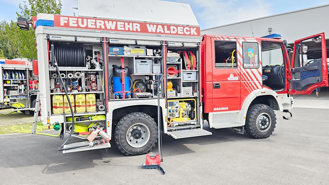Großes Jubiläumsfest der Freiwilligen Feuerwehr Kemnath begeistert tausende Besucher

Kemnath. Mit einem abwechslungsreichen Programm für die ganze Familie feierte die Freiwillige Feuerwehr Kemnath an diesem Wochenende ihr 160-jähriges Bestehen sowie die Einweihung des neuen Feuerwehrgerätehauses. Das Fest zog zahlreiche Besucher aus Kemnath und der gesamten Region an und zeigte eindrucksvoll, welchen Stellenwert die Feuerwehr als unverzichtbarer Bestandteil des gesellschaftlichen Lebens besitzt.

Besonders der Sonntag stand ganz im Zeichen der Familien. Bereits am Vormittag begann der Festtag nach dem Gottesdienst mit einem gemütlichen Frühschoppen. Am Nachmittag strömten viele Gäste zum Tag der offenen Tür in das neue Feuerwehrhaus, das erstmals umfassend besichtigt werden konnte. Das moderne Gebäude beeindruckte durch seine großzügige Fahrzeughalle, zeitgemäße Technik, Schulungsräume sowie optimale Arbeitsbedingungen für die ehrenamtlichen Einsatzkräfte.

Auch für das leibliche Wohl war bestens gesorgt. Kaffee und eine große Auswahl an hausgemachten Kuchen luden zum Verweilen ein. Viele Besucher nutzten die Gelegenheit, in geselliger Atmosphäre mit Feuerwehrkameradinnen und -kameraden ins Gespräch zu kommen und den Nachmittag gemeinsam zu genießen.

Großen Anklang fanden die zahlreichen Vorführungen und Mitmachaktionen. Kinder und Erwachsene konnten Feuerwehrfahrzeuge aus nächster Nähe betrachten, die Ausrüstung kennenlernen und sich über die vielfältigen Aufgaben der Feuerwehr informieren. Besonders die Fahrzeugausstellung und die Präsentationen der Einsatztechnik machten deutlich, wie vielseitig und anspruchsvoll der Dienst der Feuerwehr heute ist. Für die jüngsten Besucher gab es zahlreiche Attraktionen, sodass keine Langeweile aufkam.

Das Jubiläumswochenende bot darüber hinaus ein abwechslungsreiches Festprogramm. Bereits am Freitag starteten die Feierlichkeiten mit einem Weinabend. Am Samstag folgten ein Tag der offenen Tür sowie ein großer Festabend mit der Stadtkapelle Kemnath und musikalischer Unterhaltung. Der Sonntag bildete schließlich mit Gottesdienst, Frühschoppen und Familienprogramm den gelungenen Abschluss eines rundum erfolgreichen Festwochenendes.

Die Freiwillige Feuerwehr Kemnath blickt inzwischen auf 160 Jahre Geschichte zurück. Seit ihrer Gründung im Jahr 1866 steht sie für ehrenamtlichen Einsatz, technische Kompetenz und gelebte Kameradschaft. Mit dem neuen Feuerwehrgerätehaus wurden zugleich wichtige Voraussetzungen geschaffen, um den wachsenden Anforderungen im Brand- und Katastrophenschutz auch künftig gerecht zu werden. Das Jubiläum war deshalb nicht nur Anlass zum Feiern, sondern auch ein sichtbares Zeichen für die Zukunft der Feuerwehr in Kemnath.

Viele Besucher verließen das Festgelände mit einem durchweg positiven Eindruck. Die gelungene Organisation, die freundliche Atmosphäre, das abwechslungsreiche Programm und die Möglichkeit, hinter die Kulissen der Feuerwehr zu blicken, machten das Jubiläumsfest zu einem besonderen Erlebnis für Jung und Alt. Das Fest zeigte eindrucksvoll, dass die Freiwillige Feuerwehr Kemnath weit mehr ist als eine Einsatzorganisation - sie ist ein wichtiger Bestandteil des gesellschaftlichen Lebens und ein Ort, an dem Gemeinschaft, Hilfsbereitschaft und Ehrenamt gelebt werden.