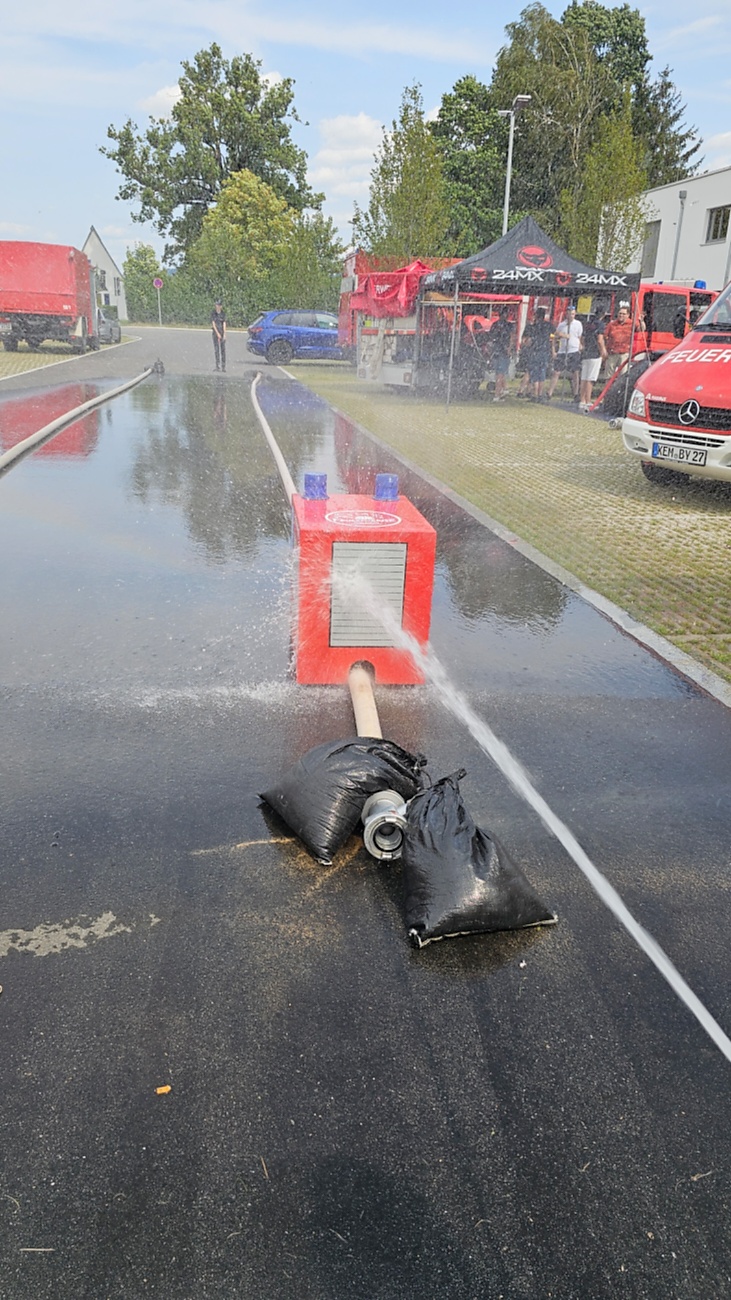Großes Jubiläumsfest der Freiwilligen Feuerwehr Kemnath begeistert tausende Besucher

Kemnath. Mit einem abwechslungsreichen Programm für die ganze Familie feierte die Freiwillige Feuerwehr Kemnath an diesem Wochenende ihr 160-jähriges Bestehen sowie die Einweihung des neuen Feuerwehrgerätehauses. Das Fest zog zahlreiche Besucher aus Kemnath und der gesamten Region an und zeigte eindrucksvoll, welchen Stellenwert die Feuerwehr als unverzichtbarer Bestandteil des gesellschaftlichen Lebens besitzt.

Besonders der Sonntag stand ganz im Zeichen der Familien. Bereits am Vormittag begann der Festtag nach dem Gottesdienst mit einem gemütlichen Frühschoppen. Am Nachmittag strömten viele Gäste zum Tag der offenen Tür in das neue Feuerwehrhaus, das erstmals umfassend besichtigt werden konnte. Das moderne Gebäude beeindruckte durch seine großzügige Fahrzeughalle, zeitgemäße Technik, Schulungsräume sowie optimale Arbeitsbedingungen für die ehrenamtlichen Einsatzkräfte.

Auch für das leibliche Wohl war bestens gesorgt. Kaffee und eine große Auswahl an hausgemachten Kuchen luden zum Verweilen ein. Viele Besucher nutzten die Gelegenheit, in geselliger Atmosphäre mit Feuerwehrkameradinnen und -kameraden ins Gespräch zu kommen und den Nachmittag gemeinsam zu genießen.

Großen Anklang fanden die zahlreichen Vorführungen und Mitmachaktionen. Kinder und Erwachsene konnten Feuerwehrfahrzeuge aus nächster Nähe betrachten, die Ausrüstung kennenlernen und sich über die vielfältigen Aufgaben der Feuerwehr informieren. Besonders die Fahrzeugausstellung und die Präsentationen der Einsatztechnik machten deutlich, wie vielseitig und anspruchsvoll der Dienst der Feuerwehr heute ist. Für die jüngsten Besucher gab es zahlreiche Attraktionen, sodass keine Langeweile aufkam.

Das Jubiläumswochenende bot darüber hinaus ein abwechslungsreiches Festprogramm. Bereits am Freitag starteten die Feierlichkeiten mit einem Weinabend. Am Samstag folgten ein Tag der offenen Tür sowie ein großer Festabend mit der Stadtkapelle Kemnath und musikalischer Unterhaltung. Der Sonntag bildete schließlich mit Gottesdienst, Frühschoppen und Familienprogramm den gelungenen Abschluss eines rundum erfolgreichen Festwochenendes.

Die Freiwillige Feuerwehr Kemnath blickt inzwischen auf 160 Jahre Geschichte zurück. Seit ihrer Gründung im Jahr 1866 steht sie für ehrenamtlichen Einsatz, technische Kompetenz und gelebte Kameradschaft. Mit dem neuen Feuerwehrgerätehaus wurden zugleich wichtige Voraussetzungen geschaffen, um den wachsenden Anforderungen im Brand- und Katastrophenschutz auch künftig gerecht zu werden. Das Jubiläum war deshalb nicht nur Anlass zum Feiern, sondern auch ein sichtbares Zeichen für die Zukunft der Feuerwehr in Kemnath.

Viele Besucher verließen das Festgelände mit einem durchweg positiven Eindruck. Die gelungene Organisation, die freundliche Atmosphäre, das abwechslungsreiche Programm und die Möglichkeit, hinter die Kulissen der Feuerwehr zu blicken, machten das Jubiläumsfest zu einem besonderen Erlebnis für Jung und Alt. Das Fest zeigte eindrucksvoll, dass die Freiwillige Feuerwehr Kemnath weit mehr ist als eine Einsatzorganisation - sie ist ein wichtiger Bestandteil des gesellschaftlichen Lebens und ein Ort, an dem Gemeinschaft, Hilfsbereitschaft und Ehrenamt gelebt werden.