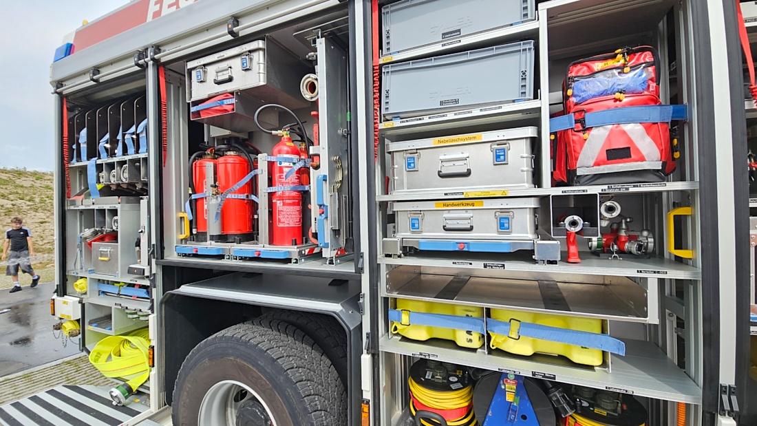 Großes Jubiläumsfest der Freiwilligen Feuerwehr Kemnath begeistert tausende Besucher

Kemnath. Mit einem abwechslungsreichen Programm für die ganze Familie feierte die Freiwillige Feuerwehr Kemnath an diesem Wochenende ihr 160-jähriges Bestehen sowie die Einweihung des neuen Feuerwehrgerätehauses. Das Fest zog zahlreiche Besucher aus Kemnath und der gesamten Region an und zeigte eindrucksvoll, welchen Stellenwert die Feuerwehr als unverzichtbarer Bestandteil des gesellschaftlichen Lebens besitzt.

Besonders der Sonntag stand ganz im Zeichen der Familien. Bereits am Vormittag begann der Festtag nach dem Gottesdienst mit einem gemütlichen Frühschoppen. Am Nachmittag strömten viele Gäste zum Tag der offenen Tür in das neue Feuerwehrhaus, das erstmals umfassend besichtigt werden konnte. Das moderne Gebäude beeindruckte durch seine großzügige Fahrzeughalle, zeitgemäße Technik, Schulungsräume sowie optimale Arbeitsbedingungen für die ehrenamtlichen Einsatzkräfte.

Auch für das leibliche Wohl war bestens gesorgt. Kaffee und eine große Auswahl an hausgemachten Kuchen luden zum Verweilen ein. Viele Besucher nutzten die Gelegenheit, in geselliger Atmosphäre mit Feuerwehrkameradinnen und -kameraden ins Gespräch zu kommen und den Nachmittag gemeinsam zu genießen.

Großen Anklang fanden die zahlreichen Vorführungen und Mitmachaktionen. Kinder und Erwachsene konnten Feuerwehrfahrzeuge aus nächster Nähe betrachten, die Ausrüstung kennenlernen und sich über die vielfältigen Aufgaben der Feuerwehr informieren. Besonders die Fahrzeugausstellung und die Präsentationen der Einsatztechnik machten deutlich, wie vielseitig und anspruchsvoll der Dienst der Feuerwehr heute ist. Für die jüngsten Besucher gab es zahlreiche Attraktionen, sodass keine Langeweile aufkam.

Das Jubiläumswochenende bot darüber hinaus ein abwechslungsreiches Festprogramm. Bereits am Freitag starteten die Feierlichkeiten mit einem Weinabend. Am Samstag folgten ein Tag der offenen Tür sowie ein großer Festabend mit der Stadtkapelle Kemnath und musikalischer Unterhaltung. Der Sonntag bildete schließlich mit Gottesdienst, Frühschoppen und Familienprogramm den gelungenen Abschluss eines rundum erfolgreichen Festwochenendes.

Die Freiwillige Feuerwehr Kemnath blickt inzwischen auf 160 Jahre Geschichte zurück. Seit ihrer Gründung im Jahr 1866 steht sie für ehrenamtlichen Einsatz, technische Kompetenz und gelebte Kameradschaft. Mit dem neuen Feuerwehrgerätehaus wurden zugleich wichtige Voraussetzungen geschaffen, um den wachsenden Anforderungen im Brand- und Katastrophenschutz auch künftig gerecht zu werden. Das Jubiläum war deshalb nicht nur Anlass zum Feiern, sondern auch ein sichtbares Zeichen für die Zukunft der Feuerwehr in Kemnath.

Viele Besucher verließen das Festgelände mit einem durchweg positiven Eindruck. Die gelungene Organisation, die freundliche Atmosphäre, das abwechslungsreiche Programm und die Möglichkeit, hinter die Kulissen der Feuerwehr zu blicken, machten das Jubiläumsfest zu einem besonderen Erlebnis für Jung und Alt. Das Fest zeigte eindrucksvoll, dass die Freiwillige Feuerwehr Kemnath weit mehr ist als eine Einsatzorganisation - sie ist ein wichtiger Bestandteil des gesellschaftlichen Lebens und ein Ort, an dem Gemeinschaft, Hilfsbereitschaft und Ehrenamt gelebt werden.