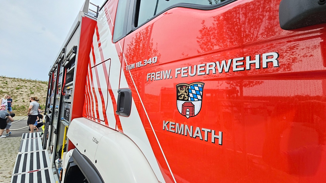 Großes Jubiläumsfest der Freiwilligen Feuerwehr Kemnath begeistert tausende Besucher

Kemnath. Mit einem abwechslungsreichen Programm für die ganze Familie feierte die Freiwillige Feuerwehr Kemnath an diesem Wochenende ihr 160-jähriges Bestehen sowie die Einweihung des neuen Feuerwehrgerätehauses. Das Fest zog zahlreiche Besucher aus Kemnath und der gesamten Region an und zeigte eindrucksvoll, welchen Stellenwert die Feuerwehr als unverzichtbarer Bestandteil des gesellschaftlichen Lebens besitzt.

Besonders der Sonntag stand ganz im Zeichen der Familien. Bereits am Vormittag begann der Festtag nach dem Gottesdienst mit einem gemütlichen Frühschoppen. Am Nachmittag strömten viele Gäste zum Tag der offenen Tür in das neue Feuerwehrhaus, das erstmals umfassend besichtigt werden konnte. Das moderne Gebäude beeindruckte durch seine großzügige Fahrzeughalle, zeitgemäße Technik, Schulungsräume sowie optimale Arbeitsbedingungen für die ehrenamtlichen Einsatzkräfte.

Auch für das leibliche Wohl war bestens gesorgt. Kaffee und eine große Auswahl an hausgemachten Kuchen luden zum Verweilen ein. Viele Besucher nutzten die Gelegenheit, in geselliger Atmosphäre mit Feuerwehrkameradinnen und -kameraden ins Gespräch zu kommen und den Nachmittag gemeinsam zu genießen.

Großen Anklang fanden die zahlreichen Vorführungen und Mitmachaktionen. Kinder und Erwachsene konnten Feuerwehrfahrzeuge aus nächster Nähe betrachten, die Ausrüstung kennenlernen und sich über die vielfältigen Aufgaben der Feuerwehr informieren. Besonders die Fahrzeugausstellung und die Präsentationen der Einsatztechnik machten deutlich, wie vielseitig und anspruchsvoll der Dienst der Feuerwehr heute ist. Für die jüngsten Besucher gab es zahlreiche Attraktionen, sodass keine Langeweile aufkam.

Das Jubiläumswochenende bot darüber hinaus ein abwechslungsreiches Festprogramm. Bereits am Freitag starteten die Feierlichkeiten mit einem Weinabend. Am Samstag folgten ein Tag der offenen Tür sowie ein großer Festabend mit der Stadtkapelle Kemnath und musikalischer Unterhaltung. Der Sonntag bildete schließlich mit Gottesdienst, Frühschoppen und Familienprogramm den gelungenen Abschluss eines rundum erfolgreichen Festwochenendes.

Die Freiwillige Feuerwehr Kemnath blickt inzwischen auf 160 Jahre Geschichte zurück. Seit ihrer Gründung im Jahr 1866 steht sie für ehrenamtlichen Einsatz, technische Kompetenz und gelebte Kameradschaft. Mit dem neuen Feuerwehrgerätehaus wurden zugleich wichtige Voraussetzungen geschaffen, um den wachsenden Anforderungen im Brand- und Katastrophenschutz auch künftig gerecht zu werden. Das Jubiläum war deshalb nicht nur Anlass zum Feiern, sondern auch ein sichtbares Zeichen für die Zukunft der Feuerwehr in Kemnath.

Viele Besucher verließen das Festgelände mit einem durchweg positiven Eindruck. Die gelungene Organisation, die freundliche Atmosphäre, das abwechslungsreiche Programm und die Möglichkeit, hinter die Kulissen der Feuerwehr zu blicken, machten das Jubiläumsfest zu einem besonderen Erlebnis für Jung und Alt. Das Fest zeigte eindrucksvoll, dass die Freiwillige Feuerwehr Kemnath weit mehr ist als eine Einsatzorganisation - sie ist ein wichtiger Bestandteil des gesellschaftlichen Lebens und ein Ort, an dem Gemeinschaft, Hilfsbereitschaft und Ehrenamt gelebt werden.