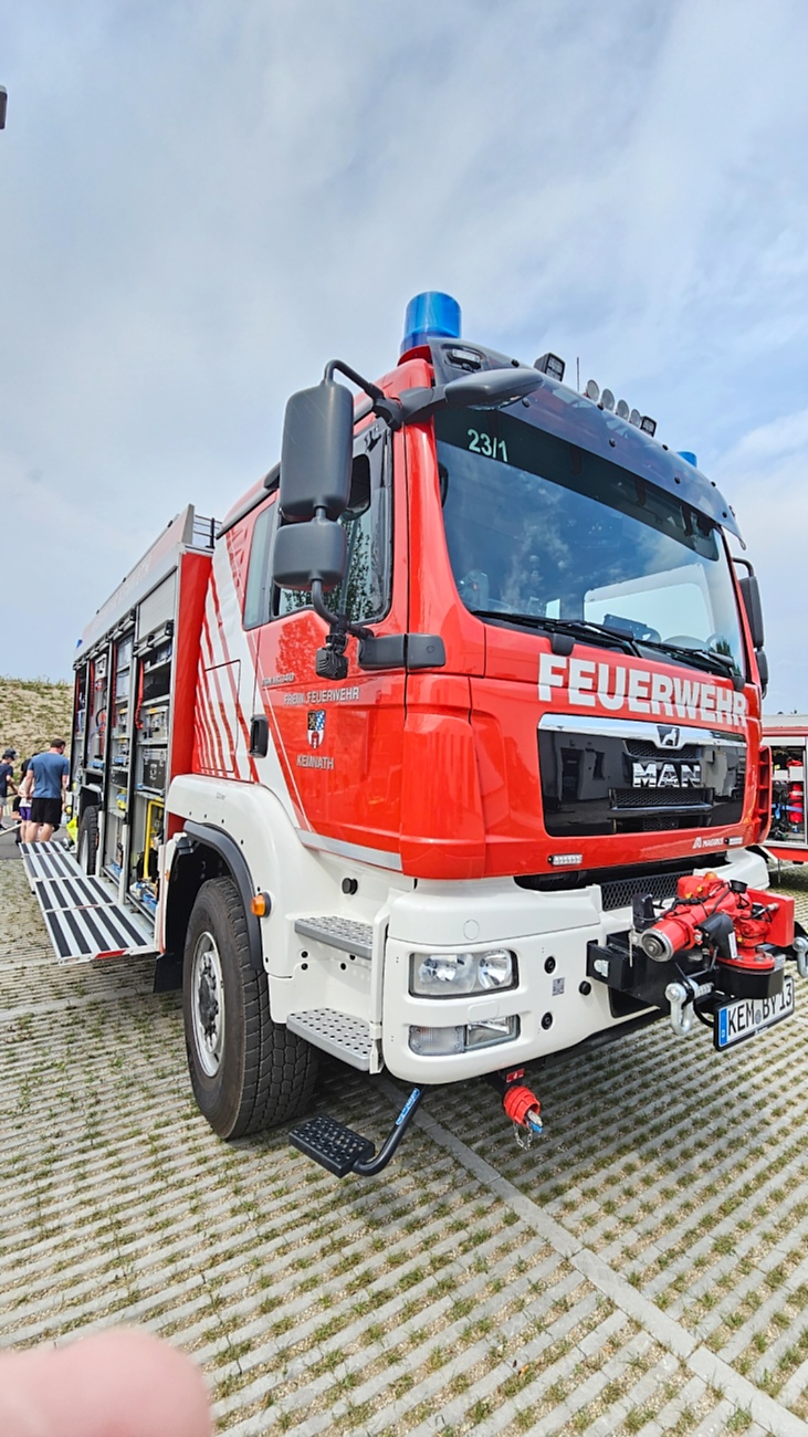 Großes Jubiläumsfest der Freiwilligen Feuerwehr Kemnath begeistert tausende Besucher

Kemnath. Mit einem abwechslungsreichen Programm für die ganze Familie feierte die Freiwillige Feuerwehr Kemnath an diesem Wochenende ihr 160-jähriges Bestehen sowie die Einweihung des neuen Feuerwehrgerätehauses. Das Fest zog zahlreiche Besucher aus Kemnath und der gesamten Region an und zeigte eindrucksvoll, welchen Stellenwert die Feuerwehr als unverzichtbarer Bestandteil des gesellschaftlichen Lebens besitzt.

Besonders der Sonntag stand ganz im Zeichen der Familien. Bereits am Vormittag begann der Festtag nach dem Gottesdienst mit einem gemütlichen Frühschoppen. Am Nachmittag strömten viele Gäste zum Tag der offenen Tür in das neue Feuerwehrhaus, das erstmals umfassend besichtigt werden konnte. Das moderne Gebäude beeindruckte durch seine großzügige Fahrzeughalle, zeitgemäße Technik, Schulungsräume sowie optimale Arbeitsbedingungen für die ehrenamtlichen Einsatzkräfte.

Auch für das leibliche Wohl war bestens gesorgt. Kaffee und eine große Auswahl an hausgemachten Kuchen luden zum Verweilen ein. Viele Besucher nutzten die Gelegenheit, in geselliger Atmosphäre mit Feuerwehrkameradinnen und -kameraden ins Gespräch zu kommen und den Nachmittag gemeinsam zu genießen.

Großen Anklang fanden die zahlreichen Vorführungen und Mitmachaktionen. Kinder und Erwachsene konnten Feuerwehrfahrzeuge aus nächster Nähe betrachten, die Ausrüstung kennenlernen und sich über die vielfältigen Aufgaben der Feuerwehr informieren. Besonders die Fahrzeugausstellung und die Präsentationen der Einsatztechnik machten deutlich, wie vielseitig und anspruchsvoll der Dienst der Feuerwehr heute ist. Für die jüngsten Besucher gab es zahlreiche Attraktionen, sodass keine Langeweile aufkam.

Das Jubiläumswochenende bot darüber hinaus ein abwechslungsreiches Festprogramm. Bereits am Freitag starteten die Feierlichkeiten mit einem Weinabend. Am Samstag folgten ein Tag der offenen Tür sowie ein großer Festabend mit der Stadtkapelle Kemnath und musikalischer Unterhaltung. Der Sonntag bildete schließlich mit Gottesdienst, Frühschoppen und Familienprogramm den gelungenen Abschluss eines rundum erfolgreichen Festwochenendes.

Die Freiwillige Feuerwehr Kemnath blickt inzwischen auf 160 Jahre Geschichte zurück. Seit ihrer Gründung im Jahr 1866 steht sie für ehrenamtlichen Einsatz, technische Kompetenz und gelebte Kameradschaft. Mit dem neuen Feuerwehrgerätehaus wurden zugleich wichtige Voraussetzungen geschaffen, um den wachsenden Anforderungen im Brand- und Katastrophenschutz auch künftig gerecht zu werden. Das Jubiläum war deshalb nicht nur Anlass zum Feiern, sondern auch ein sichtbares Zeichen für die Zukunft der Feuerwehr in Kemnath.

Viele Besucher verließen das Festgelände mit einem durchweg positiven Eindruck. Die gelungene Organisation, die freundliche Atmosphäre, das abwechslungsreiche Programm und die Möglichkeit, hinter die Kulissen der Feuerwehr zu blicken, machten das Jubiläumsfest zu einem besonderen Erlebnis für Jung und Alt. Das Fest zeigte eindrucksvoll, dass die Freiwillige Feuerwehr Kemnath weit mehr ist als eine Einsatzorganisation - sie ist ein wichtiger Bestandteil des gesellschaftlichen Lebens und ein Ort, an dem Gemeinschaft, Hilfsbereitschaft und Ehrenamt gelebt werden.