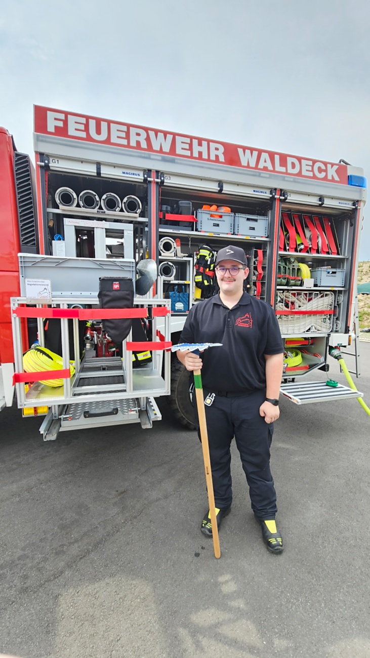 Großes Jubiläumsfest der Freiwilligen Feuerwehr Kemnath begeistert tausende Besucher

Kemnath. Mit einem abwechslungsreichen Programm für die ganze Familie feierte die Freiwillige Feuerwehr Kemnath an diesem Wochenende ihr 160-jähriges Bestehen sowie die Einweihung des neuen Feuerwehrgerätehauses. Das Fest zog zahlreiche Besucher aus Kemnath und der gesamten Region an und zeigte eindrucksvoll, welchen Stellenwert die Feuerwehr als unverzichtbarer Bestandteil des gesellschaftlichen Lebens besitzt.

Besonders der Sonntag stand ganz im Zeichen der Familien. Bereits am Vormittag begann der Festtag nach dem Gottesdienst mit einem gemütlichen Frühschoppen. Am Nachmittag strömten viele Gäste zum Tag der offenen Tür in das neue Feuerwehrhaus, das erstmals umfassend besichtigt werden konnte. Das moderne Gebäude beeindruckte durch seine großzügige Fahrzeughalle, zeitgemäße Technik, Schulungsräume sowie optimale Arbeitsbedingungen für die ehrenamtlichen Einsatzkräfte.

Auch für das leibliche Wohl war bestens gesorgt. Kaffee und eine große Auswahl an hausgemachten Kuchen luden zum Verweilen ein. Viele Besucher nutzten die Gelegenheit, in geselliger Atmosphäre mit Feuerwehrkameradinnen und -kameraden ins Gespräch zu kommen und den Nachmittag gemeinsam zu genießen.

Großen Anklang fanden die zahlreichen Vorführungen und Mitmachaktionen. Kinder und Erwachsene konnten Feuerwehrfahrzeuge aus nächster Nähe betrachten, die Ausrüstung kennenlernen und sich über die vielfältigen Aufgaben der Feuerwehr informieren. Besonders die Fahrzeugausstellung und die Präsentationen der Einsatztechnik machten deutlich, wie vielseitig und anspruchsvoll der Dienst der Feuerwehr heute ist. Für die jüngsten Besucher gab es zahlreiche Attraktionen, sodass keine Langeweile aufkam.

Das Jubiläumswochenende bot darüber hinaus ein abwechslungsreiches Festprogramm. Bereits am Freitag starteten die Feierlichkeiten mit einem Weinabend. Am Samstag folgten ein Tag der offenen Tür sowie ein großer Festabend mit der Stadtkapelle Kemnath und musikalischer Unterhaltung. Der Sonntag bildete schließlich mit Gottesdienst, Frühschoppen und Familienprogramm den gelungenen Abschluss eines rundum erfolgreichen Festwochenendes.

Die Freiwillige Feuerwehr Kemnath blickt inzwischen auf 160 Jahre Geschichte zurück. Seit ihrer Gründung im Jahr 1866 steht sie für ehrenamtlichen Einsatz, technische Kompetenz und gelebte Kameradschaft. Mit dem neuen Feuerwehrgerätehaus wurden zugleich wichtige Voraussetzungen geschaffen, um den wachsenden Anforderungen im Brand- und Katastrophenschutz auch künftig gerecht zu werden. Das Jubiläum war deshalb nicht nur Anlass zum Feiern, sondern auch ein sichtbares Zeichen für die Zukunft der Feuerwehr in Kemnath.

Viele Besucher verließen das Festgelände mit einem durchweg positiven Eindruck. Die gelungene Organisation, die freundliche Atmosphäre, das abwechslungsreiche Programm und die Möglichkeit, hinter die Kulissen der Feuerwehr zu blicken, machten das Jubiläumsfest zu einem besonderen Erlebnis für Jung und Alt. Das Fest zeigte eindrucksvoll, dass die Freiwillige Feuerwehr Kemnath weit mehr ist als eine Einsatzorganisation - sie ist ein wichtiger Bestandteil des gesellschaftlichen Lebens und ein Ort, an dem Gemeinschaft, Hilfsbereitschaft und Ehrenamt gelebt werden.