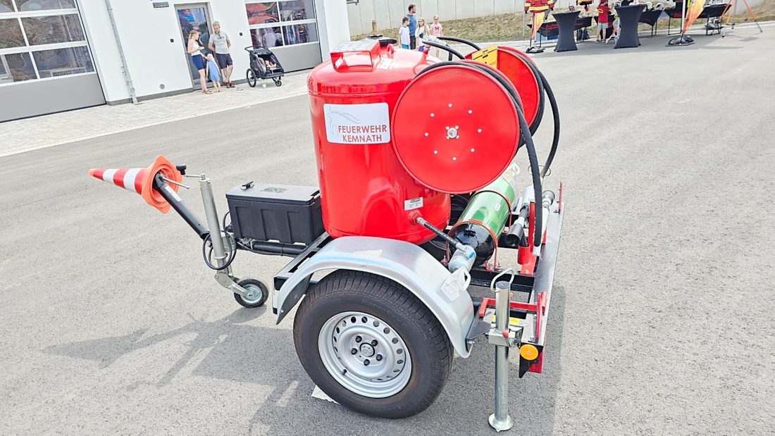 Großes Jubiläumsfest der Freiwilligen Feuerwehr Kemnath begeistert tausende Besucher

Kemnath. Mit einem abwechslungsreichen Programm für die ganze Familie feierte die Freiwillige Feuerwehr Kemnath an diesem Wochenende ihr 160-jähriges Bestehen sowie die Einweihung des neuen Feuerwehrgerätehauses. Das Fest zog zahlreiche Besucher aus Kemnath und der gesamten Region an und zeigte eindrucksvoll, welchen Stellenwert die Feuerwehr als unverzichtbarer Bestandteil des gesellschaftlichen Lebens besitzt.

Besonders der Sonntag stand ganz im Zeichen der Familien. Bereits am Vormittag begann der Festtag nach dem Gottesdienst mit einem gemütlichen Frühschoppen. Am Nachmittag strömten viele Gäste zum Tag der offenen Tür in das neue Feuerwehrhaus, das erstmals umfassend besichtigt werden konnte. Das moderne Gebäude beeindruckte durch seine großzügige Fahrzeughalle, zeitgemäße Technik, Schulungsräume sowie optimale Arbeitsbedingungen für die ehrenamtlichen Einsatzkräfte.

Auch für das leibliche Wohl war bestens gesorgt. Kaffee und eine große Auswahl an hausgemachten Kuchen luden zum Verweilen ein. Viele Besucher nutzten die Gelegenheit, in geselliger Atmosphäre mit Feuerwehrkameradinnen und -kameraden ins Gespräch zu kommen und den Nachmittag gemeinsam zu genießen.

Großen Anklang fanden die zahlreichen Vorführungen und Mitmachaktionen. Kinder und Erwachsene konnten Feuerwehrfahrzeuge aus nächster Nähe betrachten, die Ausrüstung kennenlernen und sich über die vielfältigen Aufgaben der Feuerwehr informieren. Besonders die Fahrzeugausstellung und die Präsentationen der Einsatztechnik machten deutlich, wie vielseitig und anspruchsvoll der Dienst der Feuerwehr heute ist. Für die jüngsten Besucher gab es zahlreiche Attraktionen, sodass keine Langeweile aufkam.

Das Jubiläumswochenende bot darüber hinaus ein abwechslungsreiches Festprogramm. Bereits am Freitag starteten die Feierlichkeiten mit einem Weinabend. Am Samstag folgten ein Tag der offenen Tür sowie ein großer Festabend mit der Stadtkapelle Kemnath und musikalischer Unterhaltung. Der Sonntag bildete schließlich mit Gottesdienst, Frühschoppen und Familienprogramm den gelungenen Abschluss eines rundum erfolgreichen Festwochenendes.

Die Freiwillige Feuerwehr Kemnath blickt inzwischen auf 160 Jahre Geschichte zurück. Seit ihrer Gründung im Jahr 1866 steht sie für ehrenamtlichen Einsatz, technische Kompetenz und gelebte Kameradschaft. Mit dem neuen Feuerwehrgerätehaus wurden zugleich wichtige Voraussetzungen geschaffen, um den wachsenden Anforderungen im Brand- und Katastrophenschutz auch künftig gerecht zu werden. Das Jubiläum war deshalb nicht nur Anlass zum Feiern, sondern auch ein sichtbares Zeichen für die Zukunft der Feuerwehr in Kemnath.

Viele Besucher verließen das Festgelände mit einem durchweg positiven Eindruck. Die gelungene Organisation, die freundliche Atmosphäre, das abwechslungsreiche Programm und die Möglichkeit, hinter die Kulissen der Feuerwehr zu blicken, machten das Jubiläumsfest zu einem besonderen Erlebnis für Jung und Alt. Das Fest zeigte eindrucksvoll, dass die Freiwillige Feuerwehr Kemnath weit mehr ist als eine Einsatzorganisation - sie ist ein wichtiger Bestandteil des gesellschaftlichen Lebens und ein Ort, an dem Gemeinschaft, Hilfsbereitschaft und Ehrenamt gelebt werden.
