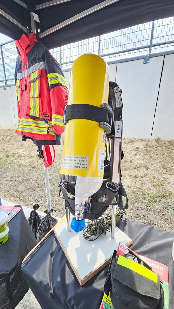 Großes Jubiläumsfest der Freiwilligen Feuerwehr Kemnath begeistert tausende Besucher

Kemnath. Mit einem abwechslungsreichen Programm für die ganze Familie feierte die Freiwillige Feuerwehr Kemnath an diesem Wochenende ihr 160-jähriges Bestehen sowie die Einweihung des neuen Feuerwehrgerätehauses. Das Fest zog zahlreiche Besucher aus Kemnath und der gesamten Region an und zeigte eindrucksvoll, welchen Stellenwert die Feuerwehr als unverzichtbarer Bestandteil des gesellschaftlichen Lebens besitzt.

Besonders der Sonntag stand ganz im Zeichen der Familien. Bereits am Vormittag begann der Festtag nach dem Gottesdienst mit einem gemütlichen Frühschoppen. Am Nachmittag strömten viele Gäste zum Tag der offenen Tür in das neue Feuerwehrhaus, das erstmals umfassend besichtigt werden konnte. Das moderne Gebäude beeindruckte durch seine großzügige Fahrzeughalle, zeitgemäße Technik, Schulungsräume sowie optimale Arbeitsbedingungen für die ehrenamtlichen Einsatzkräfte.

Auch für das leibliche Wohl war bestens gesorgt. Kaffee und eine große Auswahl an hausgemachten Kuchen luden zum Verweilen ein. Viele Besucher nutzten die Gelegenheit, in geselliger Atmosphäre mit Feuerwehrkameradinnen und -kameraden ins Gespräch zu kommen und den Nachmittag gemeinsam zu genießen.

Großen Anklang fanden die zahlreichen Vorführungen und Mitmachaktionen. Kinder und Erwachsene konnten Feuerwehrfahrzeuge aus nächster Nähe betrachten, die Ausrüstung kennenlernen und sich über die vielfältigen Aufgaben der Feuerwehr informieren. Besonders die Fahrzeugausstellung und die Präsentationen der Einsatztechnik machten deutlich, wie vielseitig und anspruchsvoll der Dienst der Feuerwehr heute ist. Für die jüngsten Besucher gab es zahlreiche Attraktionen, sodass keine Langeweile aufkam.

Das Jubiläumswochenende bot darüber hinaus ein abwechslungsreiches Festprogramm. Bereits am Freitag starteten die Feierlichkeiten mit einem Weinabend. Am Samstag folgten ein Tag der offenen Tür sowie ein großer Festabend mit der Stadtkapelle Kemnath und musikalischer Unterhaltung. Der Sonntag bildete schließlich mit Gottesdienst, Frühschoppen und Familienprogramm den gelungenen Abschluss eines rundum erfolgreichen Festwochenendes.

Die Freiwillige Feuerwehr Kemnath blickt inzwischen auf 160 Jahre Geschichte zurück. Seit ihrer Gründung im Jahr 1866 steht sie für ehrenamtlichen Einsatz, technische Kompetenz und gelebte Kameradschaft. Mit dem neuen Feuerwehrgerätehaus wurden zugleich wichtige Voraussetzungen geschaffen, um den wachsenden Anforderungen im Brand- und Katastrophenschutz auch künftig gerecht zu werden. Das Jubiläum war deshalb nicht nur Anlass zum Feiern, sondern auch ein sichtbares Zeichen für die Zukunft der Feuerwehr in Kemnath.

Viele Besucher verließen das Festgelände mit einem durchweg positiven Eindruck. Die gelungene Organisation, die freundliche Atmosphäre, das abwechslungsreiche Programm und die Möglichkeit, hinter die Kulissen der Feuerwehr zu blicken, machten das Jubiläumsfest zu einem besonderen Erlebnis für Jung und Alt. Das Fest zeigte eindrucksvoll, dass die Freiwillige Feuerwehr Kemnath weit mehr ist als eine Einsatzorganisation - sie ist ein wichtiger Bestandteil des gesellschaftlichen Lebens und ein Ort, an dem Gemeinschaft, Hilfsbereitschaft und Ehrenamt gelebt werden.