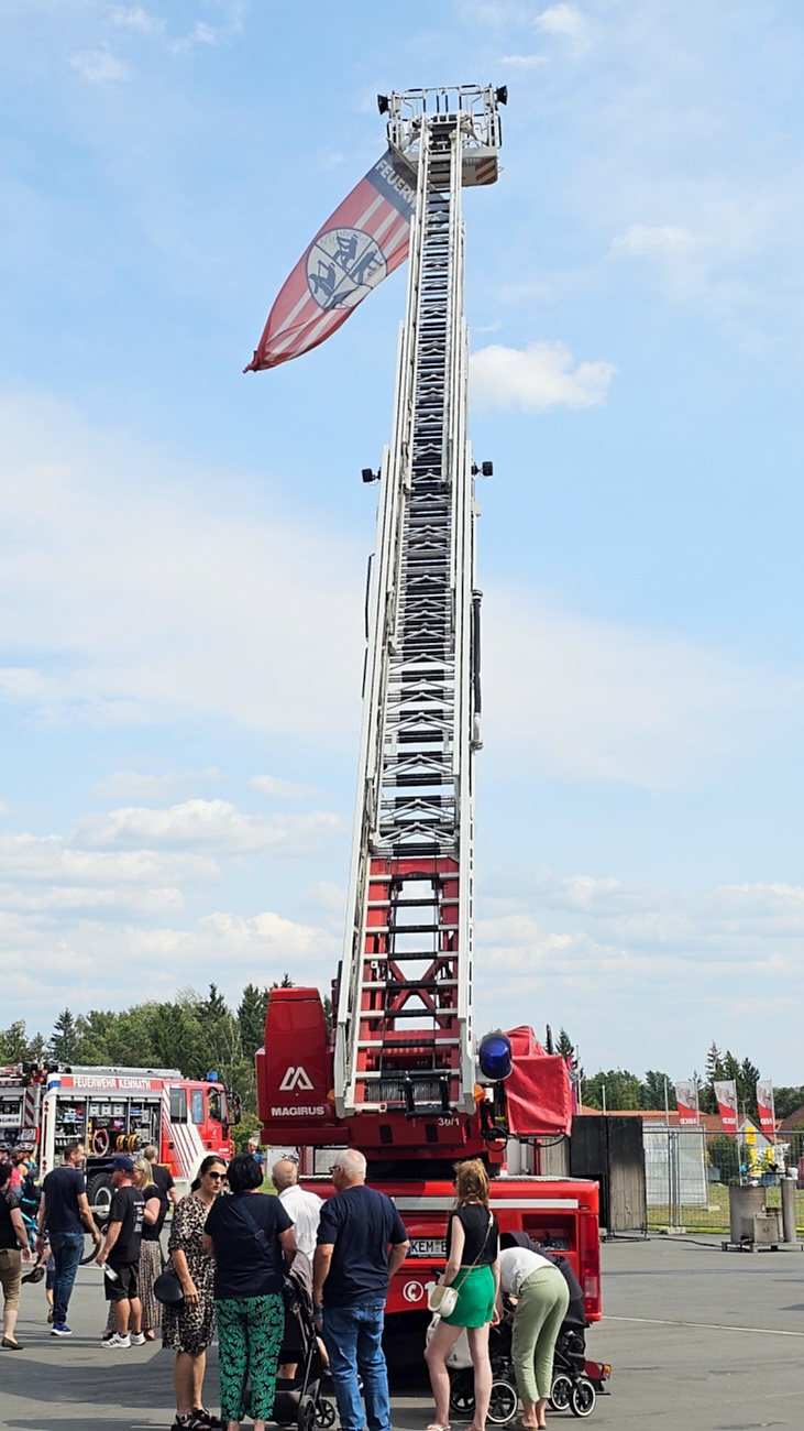 Großes Jubiläumsfest der Freiwilligen Feuerwehr Kemnath begeistert tausende Besucher

Kemnath. Mit einem abwechslungsreichen Programm für die ganze Familie feierte die Freiwillige Feuerwehr Kemnath an diesem Wochenende ihr 160-jähriges Bestehen sowie die Einweihung des neuen Feuerwehrgerätehauses. Das Fest zog zahlreiche Besucher aus Kemnath und der gesamten Region an und zeigte eindrucksvoll, welchen Stellenwert die Feuerwehr als unverzichtbarer Bestandteil des gesellschaftlichen Lebens besitzt.

Besonders der Sonntag stand ganz im Zeichen der Familien. Bereits am Vormittag begann der Festtag nach dem Gottesdienst mit einem gemütlichen Frühschoppen. Am Nachmittag strömten viele Gäste zum Tag der offenen Tür in das neue Feuerwehrhaus, das erstmals umfassend besichtigt werden konnte. Das moderne Gebäude beeindruckte durch seine großzügige Fahrzeughalle, zeitgemäße Technik, Schulungsräume sowie optimale Arbeitsbedingungen für die ehrenamtlichen Einsatzkräfte.

Auch für das leibliche Wohl war bestens gesorgt. Kaffee und eine große Auswahl an hausgemachten Kuchen luden zum Verweilen ein. Viele Besucher nutzten die Gelegenheit, in geselliger Atmosphäre mit Feuerwehrkameradinnen und -kameraden ins Gespräch zu kommen und den Nachmittag gemeinsam zu genießen.

Großen Anklang fanden die zahlreichen Vorführungen und Mitmachaktionen. Kinder und Erwachsene konnten Feuerwehrfahrzeuge aus nächster Nähe betrachten, die Ausrüstung kennenlernen und sich über die vielfältigen Aufgaben der Feuerwehr informieren. Besonders die Fahrzeugausstellung und die Präsentationen der Einsatztechnik machten deutlich, wie vielseitig und anspruchsvoll der Dienst der Feuerwehr heute ist. Für die jüngsten Besucher gab es zahlreiche Attraktionen, sodass keine Langeweile aufkam.

Das Jubiläumswochenende bot darüber hinaus ein abwechslungsreiches Festprogramm. Bereits am Freitag starteten die Feierlichkeiten mit einem Weinabend. Am Samstag folgten ein Tag der offenen Tür sowie ein großer Festabend mit der Stadtkapelle Kemnath und musikalischer Unterhaltung. Der Sonntag bildete schließlich mit Gottesdienst, Frühschoppen und Familienprogramm den gelungenen Abschluss eines rundum erfolgreichen Festwochenendes.

Die Freiwillige Feuerwehr Kemnath blickt inzwischen auf 160 Jahre Geschichte zurück. Seit ihrer Gründung im Jahr 1866 steht sie für ehrenamtlichen Einsatz, technische Kompetenz und gelebte Kameradschaft. Mit dem neuen Feuerwehrgerätehaus wurden zugleich wichtige Voraussetzungen geschaffen, um den wachsenden Anforderungen im Brand- und Katastrophenschutz auch künftig gerecht zu werden. Das Jubiläum war deshalb nicht nur Anlass zum Feiern, sondern auch ein sichtbares Zeichen für die Zukunft der Feuerwehr in Kemnath.

Viele Besucher verließen das Festgelände mit einem durchweg positiven Eindruck. Die gelungene Organisation, die freundliche Atmosphäre, das abwechslungsreiche Programm und die Möglichkeit, hinter die Kulissen der Feuerwehr zu blicken, machten das Jubiläumsfest zu einem besonderen Erlebnis für Jung und Alt. Das Fest zeigte eindrucksvoll, dass die Freiwillige Feuerwehr Kemnath weit mehr ist als eine Einsatzorganisation - sie ist ein wichtiger Bestandteil des gesellschaftlichen Lebens und ein Ort, an dem Gemeinschaft, Hilfsbereitschaft und Ehrenamt gelebt werden.