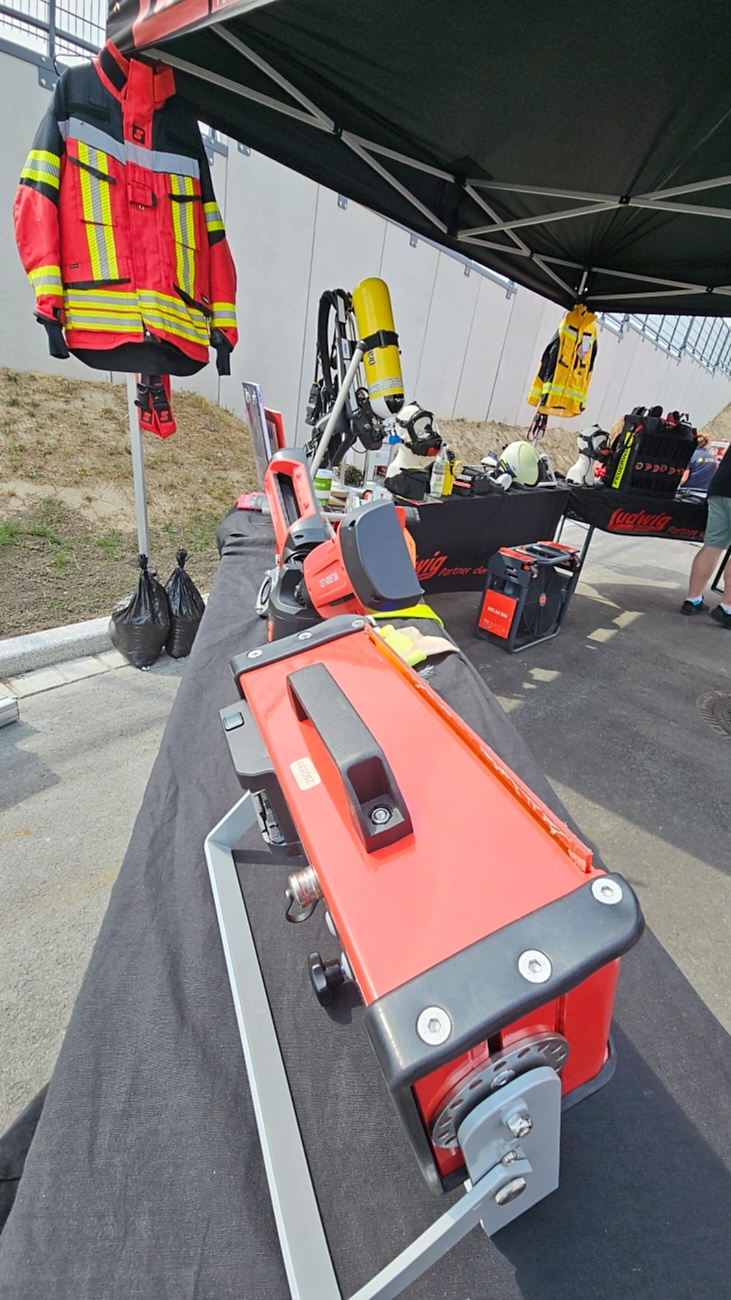 Großes Jubiläumsfest der Freiwilligen Feuerwehr Kemnath begeistert tausende Besucher

Kemnath. Mit einem abwechslungsreichen Programm für die ganze Familie feierte die Freiwillige Feuerwehr Kemnath an diesem Wochenende ihr 160-jähriges Bestehen sowie die Einweihung des neuen Feuerwehrgerätehauses. Das Fest zog zahlreiche Besucher aus Kemnath und der gesamten Region an und zeigte eindrucksvoll, welchen Stellenwert die Feuerwehr als unverzichtbarer Bestandteil des gesellschaftlichen Lebens besitzt.

Besonders der Sonntag stand ganz im Zeichen der Familien. Bereits am Vormittag begann der Festtag nach dem Gottesdienst mit einem gemütlichen Frühschoppen. Am Nachmittag strömten viele Gäste zum Tag der offenen Tür in das neue Feuerwehrhaus, das erstmals umfassend besichtigt werden konnte. Das moderne Gebäude beeindruckte durch seine großzügige Fahrzeughalle, zeitgemäße Technik, Schulungsräume sowie optimale Arbeitsbedingungen für die ehrenamtlichen Einsatzkräfte.

Auch für das leibliche Wohl war bestens gesorgt. Kaffee und eine große Auswahl an hausgemachten Kuchen luden zum Verweilen ein. Viele Besucher nutzten die Gelegenheit, in geselliger Atmosphäre mit Feuerwehrkameradinnen und -kameraden ins Gespräch zu kommen und den Nachmittag gemeinsam zu genießen.

Großen Anklang fanden die zahlreichen Vorführungen und Mitmachaktionen. Kinder und Erwachsene konnten Feuerwehrfahrzeuge aus nächster Nähe betrachten, die Ausrüstung kennenlernen und sich über die vielfältigen Aufgaben der Feuerwehr informieren. Besonders die Fahrzeugausstellung und die Präsentationen der Einsatztechnik machten deutlich, wie vielseitig und anspruchsvoll der Dienst der Feuerwehr heute ist. Für die jüngsten Besucher gab es zahlreiche Attraktionen, sodass keine Langeweile aufkam.

Das Jubiläumswochenende bot darüber hinaus ein abwechslungsreiches Festprogramm. Bereits am Freitag starteten die Feierlichkeiten mit einem Weinabend. Am Samstag folgten ein Tag der offenen Tür sowie ein großer Festabend mit der Stadtkapelle Kemnath und musikalischer Unterhaltung. Der Sonntag bildete schließlich mit Gottesdienst, Frühschoppen und Familienprogramm den gelungenen Abschluss eines rundum erfolgreichen Festwochenendes.

Die Freiwillige Feuerwehr Kemnath blickt inzwischen auf 160 Jahre Geschichte zurück. Seit ihrer Gründung im Jahr 1866 steht sie für ehrenamtlichen Einsatz, technische Kompetenz und gelebte Kameradschaft. Mit dem neuen Feuerwehrgerätehaus wurden zugleich wichtige Voraussetzungen geschaffen, um den wachsenden Anforderungen im Brand- und Katastrophenschutz auch künftig gerecht zu werden. Das Jubiläum war deshalb nicht nur Anlass zum Feiern, sondern auch ein sichtbares Zeichen für die Zukunft der Feuerwehr in Kemnath.

Viele Besucher verließen das Festgelände mit einem durchweg positiven Eindruck. Die gelungene Organisation, die freundliche Atmosphäre, das abwechslungsreiche Programm und die Möglichkeit, hinter die Kulissen der Feuerwehr zu blicken, machten das Jubiläumsfest zu einem besonderen Erlebnis für Jung und Alt. Das Fest zeigte eindrucksvoll, dass die Freiwillige Feuerwehr Kemnath weit mehr ist als eine Einsatzorganisation - sie ist ein wichtiger Bestandteil des gesellschaftlichen Lebens und ein Ort, an dem Gemeinschaft, Hilfsbereitschaft und Ehrenamt gelebt werden.