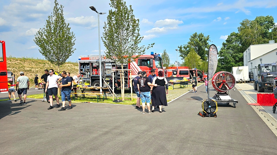 Großes Jubiläumsfest der Freiwilligen Feuerwehr Kemnath begeistert tausende Besucher

Kemnath. Mit einem abwechslungsreichen Programm für die ganze Familie feierte die Freiwillige Feuerwehr Kemnath an diesem Wochenende ihr 160-jähriges Bestehen sowie die Einweihung des neuen Feuerwehrgerätehauses. Das Fest zog zahlreiche Besucher aus Kemnath und der gesamten Region an und zeigte eindrucksvoll, welchen Stellenwert die Feuerwehr als unverzichtbarer Bestandteil des gesellschaftlichen Lebens besitzt.

Besonders der Sonntag stand ganz im Zeichen der Familien. Bereits am Vormittag begann der Festtag nach dem Gottesdienst mit einem gemütlichen Frühschoppen. Am Nachmittag strömten viele Gäste zum Tag der offenen Tür in das neue Feuerwehrhaus, das erstmals umfassend besichtigt werden konnte. Das moderne Gebäude beeindruckte durch seine großzügige Fahrzeughalle, zeitgemäße Technik, Schulungsräume sowie optimale Arbeitsbedingungen für die ehrenamtlichen Einsatzkräfte.

Auch für das leibliche Wohl war bestens gesorgt. Kaffee und eine große Auswahl an hausgemachten Kuchen luden zum Verweilen ein. Viele Besucher nutzten die Gelegenheit, in geselliger Atmosphäre mit Feuerwehrkameradinnen und -kameraden ins Gespräch zu kommen und den Nachmittag gemeinsam zu genießen.

Großen Anklang fanden die zahlreichen Vorführungen und Mitmachaktionen. Kinder und Erwachsene konnten Feuerwehrfahrzeuge aus nächster Nähe betrachten, die Ausrüstung kennenlernen und sich über die vielfältigen Aufgaben der Feuerwehr informieren. Besonders die Fahrzeugausstellung und die Präsentationen der Einsatztechnik machten deutlich, wie vielseitig und anspruchsvoll der Dienst der Feuerwehr heute ist. Für die jüngsten Besucher gab es zahlreiche Attraktionen, sodass keine Langeweile aufkam.

Das Jubiläumswochenende bot darüber hinaus ein abwechslungsreiches Festprogramm. Bereits am Freitag starteten die Feierlichkeiten mit einem Weinabend. Am Samstag folgten ein Tag der offenen Tür sowie ein großer Festabend mit der Stadtkapelle Kemnath und musikalischer Unterhaltung. Der Sonntag bildete schließlich mit Gottesdienst, Frühschoppen und Familienprogramm den gelungenen Abschluss eines rundum erfolgreichen Festwochenendes.

Die Freiwillige Feuerwehr Kemnath blickt inzwischen auf 160 Jahre Geschichte zurück. Seit ihrer Gründung im Jahr 1866 steht sie für ehrenamtlichen Einsatz, technische Kompetenz und gelebte Kameradschaft. Mit dem neuen Feuerwehrgerätehaus wurden zugleich wichtige Voraussetzungen geschaffen, um den wachsenden Anforderungen im Brand- und Katastrophenschutz auch künftig gerecht zu werden. Das Jubiläum war deshalb nicht nur Anlass zum Feiern, sondern auch ein sichtbares Zeichen für die Zukunft der Feuerwehr in Kemnath.

Viele Besucher verließen das Festgelände mit einem durchweg positiven Eindruck. Die gelungene Organisation, die freundliche Atmosphäre, das abwechslungsreiche Programm und die Möglichkeit, hinter die Kulissen der Feuerwehr zu blicken, machten das Jubiläumsfest zu einem besonderen Erlebnis für Jung und Alt. Das Fest zeigte eindrucksvoll, dass die Freiwillige Feuerwehr Kemnath weit mehr ist als eine Einsatzorganisation - sie ist ein wichtiger Bestandteil des gesellschaftlichen Lebens und ein Ort, an dem Gemeinschaft, Hilfsbereitschaft und Ehrenamt gelebt werden.