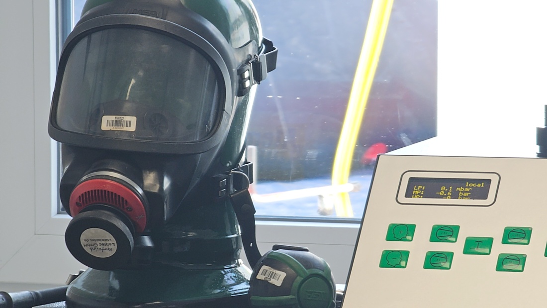 Großes Jubiläumsfest der Freiwilligen Feuerwehr Kemnath begeistert tausende Besucher

Kemnath. Mit einem abwechslungsreichen Programm für die ganze Familie feierte die Freiwillige Feuerwehr Kemnath an diesem Wochenende ihr 160-jähriges Bestehen sowie die Einweihung des neuen Feuerwehrgerätehauses. Das Fest zog zahlreiche Besucher aus Kemnath und der gesamten Region an und zeigte eindrucksvoll, welchen Stellenwert die Feuerwehr als unverzichtbarer Bestandteil des gesellschaftlichen Lebens besitzt.

Besonders der Sonntag stand ganz im Zeichen der Familien. Bereits am Vormittag begann der Festtag nach dem Gottesdienst mit einem gemütlichen Frühschoppen. Am Nachmittag strömten viele Gäste zum Tag der offenen Tür in das neue Feuerwehrhaus, das erstmals umfassend besichtigt werden konnte. Das moderne Gebäude beeindruckte durch seine großzügige Fahrzeughalle, zeitgemäße Technik, Schulungsräume sowie optimale Arbeitsbedingungen für die ehrenamtlichen Einsatzkräfte.

Auch für das leibliche Wohl war bestens gesorgt. Kaffee und eine große Auswahl an hausgemachten Kuchen luden zum Verweilen ein. Viele Besucher nutzten die Gelegenheit, in geselliger Atmosphäre mit Feuerwehrkameradinnen und -kameraden ins Gespräch zu kommen und den Nachmittag gemeinsam zu genießen.

Großen Anklang fanden die zahlreichen Vorführungen und Mitmachaktionen. Kinder und Erwachsene konnten Feuerwehrfahrzeuge aus nächster Nähe betrachten, die Ausrüstung kennenlernen und sich über die vielfältigen Aufgaben der Feuerwehr informieren. Besonders die Fahrzeugausstellung und die Präsentationen der Einsatztechnik machten deutlich, wie vielseitig und anspruchsvoll der Dienst der Feuerwehr heute ist. Für die jüngsten Besucher gab es zahlreiche Attraktionen, sodass keine Langeweile aufkam.

Das Jubiläumswochenende bot darüber hinaus ein abwechslungsreiches Festprogramm. Bereits am Freitag starteten die Feierlichkeiten mit einem Weinabend. Am Samstag folgten ein Tag der offenen Tür sowie ein großer Festabend mit der Stadtkapelle Kemnath und musikalischer Unterhaltung. Der Sonntag bildete schließlich mit Gottesdienst, Frühschoppen und Familienprogramm den gelungenen Abschluss eines rundum erfolgreichen Festwochenendes.

Die Freiwillige Feuerwehr Kemnath blickt inzwischen auf 160 Jahre Geschichte zurück. Seit ihrer Gründung im Jahr 1866 steht sie für ehrenamtlichen Einsatz, technische Kompetenz und gelebte Kameradschaft. Mit dem neuen Feuerwehrgerätehaus wurden zugleich wichtige Voraussetzungen geschaffen, um den wachsenden Anforderungen im Brand- und Katastrophenschutz auch künftig gerecht zu werden. Das Jubiläum war deshalb nicht nur Anlass zum Feiern, sondern auch ein sichtbares Zeichen für die Zukunft der Feuerwehr in Kemnath.

Viele Besucher verließen das Festgelände mit einem durchweg positiven Eindruck. Die gelungene Organisation, die freundliche Atmosphäre, das abwechslungsreiche Programm und die Möglichkeit, hinter die Kulissen der Feuerwehr zu blicken, machten das Jubiläumsfest zu einem besonderen Erlebnis für Jung und Alt. Das Fest zeigte eindrucksvoll, dass die Freiwillige Feuerwehr Kemnath weit mehr ist als eine Einsatzorganisation - sie ist ein wichtiger Bestandteil des gesellschaftlichen Lebens und ein Ort, an dem Gemeinschaft, Hilfsbereitschaft und Ehrenamt gelebt werden.