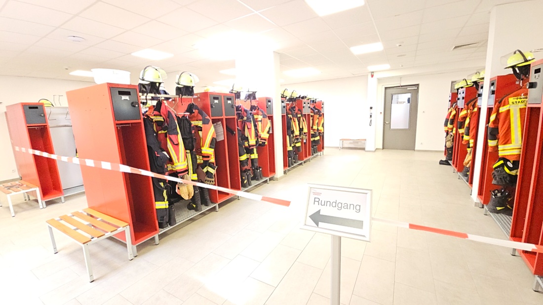 Großes Jubiläumsfest der Freiwilligen Feuerwehr Kemnath begeistert tausende Besucher

Kemnath. Mit einem abwechslungsreichen Programm für die ganze Familie feierte die Freiwillige Feuerwehr Kemnath an diesem Wochenende ihr 160-jähriges Bestehen sowie die Einweihung des neuen Feuerwehrgerätehauses. Das Fest zog zahlreiche Besucher aus Kemnath und der gesamten Region an und zeigte eindrucksvoll, welchen Stellenwert die Feuerwehr als unverzichtbarer Bestandteil des gesellschaftlichen Lebens besitzt.

Besonders der Sonntag stand ganz im Zeichen der Familien. Bereits am Vormittag begann der Festtag nach dem Gottesdienst mit einem gemütlichen Frühschoppen. Am Nachmittag strömten viele Gäste zum Tag der offenen Tür in das neue Feuerwehrhaus, das erstmals umfassend besichtigt werden konnte. Das moderne Gebäude beeindruckte durch seine großzügige Fahrzeughalle, zeitgemäße Technik, Schulungsräume sowie optimale Arbeitsbedingungen für die ehrenamtlichen Einsatzkräfte.

Auch für das leibliche Wohl war bestens gesorgt. Kaffee und eine große Auswahl an hausgemachten Kuchen luden zum Verweilen ein. Viele Besucher nutzten die Gelegenheit, in geselliger Atmosphäre mit Feuerwehrkameradinnen und -kameraden ins Gespräch zu kommen und den Nachmittag gemeinsam zu genießen.

Großen Anklang fanden die zahlreichen Vorführungen und Mitmachaktionen. Kinder und Erwachsene konnten Feuerwehrfahrzeuge aus nächster Nähe betrachten, die Ausrüstung kennenlernen und sich über die vielfältigen Aufgaben der Feuerwehr informieren. Besonders die Fahrzeugausstellung und die Präsentationen der Einsatztechnik machten deutlich, wie vielseitig und anspruchsvoll der Dienst der Feuerwehr heute ist. Für die jüngsten Besucher gab es zahlreiche Attraktionen, sodass keine Langeweile aufkam.

Das Jubiläumswochenende bot darüber hinaus ein abwechslungsreiches Festprogramm. Bereits am Freitag starteten die Feierlichkeiten mit einem Weinabend. Am Samstag folgten ein Tag der offenen Tür sowie ein großer Festabend mit der Stadtkapelle Kemnath und musikalischer Unterhaltung. Der Sonntag bildete schließlich mit Gottesdienst, Frühschoppen und Familienprogramm den gelungenen Abschluss eines rundum erfolgreichen Festwochenendes.

Die Freiwillige Feuerwehr Kemnath blickt inzwischen auf 160 Jahre Geschichte zurück. Seit ihrer Gründung im Jahr 1866 steht sie für ehrenamtlichen Einsatz, technische Kompetenz und gelebte Kameradschaft. Mit dem neuen Feuerwehrgerätehaus wurden zugleich wichtige Voraussetzungen geschaffen, um den wachsenden Anforderungen im Brand- und Katastrophenschutz auch künftig gerecht zu werden. Das Jubiläum war deshalb nicht nur Anlass zum Feiern, sondern auch ein sichtbares Zeichen für die Zukunft der Feuerwehr in Kemnath.

Viele Besucher verließen das Festgelände mit einem durchweg positiven Eindruck. Die gelungene Organisation, die freundliche Atmosphäre, das abwechslungsreiche Programm und die Möglichkeit, hinter die Kulissen der Feuerwehr zu blicken, machten das Jubiläumsfest zu einem besonderen Erlebnis für Jung und Alt. Das Fest zeigte eindrucksvoll, dass die Freiwillige Feuerwehr Kemnath weit mehr ist als eine Einsatzorganisation - sie ist ein wichtiger Bestandteil des gesellschaftlichen Lebens und ein Ort, an dem Gemeinschaft, Hilfsbereitschaft und Ehrenamt gelebt werden.