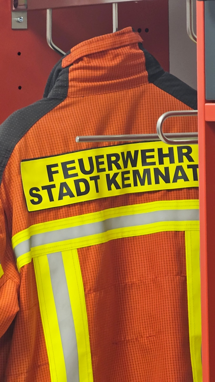 Großes Jubiläumsfest der Freiwilligen Feuerwehr Kemnath begeistert tausende Besucher

Kemnath. Mit einem abwechslungsreichen Programm für die ganze Familie feierte die Freiwillige Feuerwehr Kemnath an diesem Wochenende ihr 160-jähriges Bestehen sowie die Einweihung des neuen Feuerwehrgerätehauses. Das Fest zog zahlreiche Besucher aus Kemnath und der gesamten Region an und zeigte eindrucksvoll, welchen Stellenwert die Feuerwehr als unverzichtbarer Bestandteil des gesellschaftlichen Lebens besitzt.

Besonders der Sonntag stand ganz im Zeichen der Familien. Bereits am Vormittag begann der Festtag nach dem Gottesdienst mit einem gemütlichen Frühschoppen. Am Nachmittag strömten viele Gäste zum Tag der offenen Tür in das neue Feuerwehrhaus, das erstmals umfassend besichtigt werden konnte. Das moderne Gebäude beeindruckte durch seine großzügige Fahrzeughalle, zeitgemäße Technik, Schulungsräume sowie optimale Arbeitsbedingungen für die ehrenamtlichen Einsatzkräfte.

Auch für das leibliche Wohl war bestens gesorgt. Kaffee und eine große Auswahl an hausgemachten Kuchen luden zum Verweilen ein. Viele Besucher nutzten die Gelegenheit, in geselliger Atmosphäre mit Feuerwehrkameradinnen und -kameraden ins Gespräch zu kommen und den Nachmittag gemeinsam zu genießen.

Großen Anklang fanden die zahlreichen Vorführungen und Mitmachaktionen. Kinder und Erwachsene konnten Feuerwehrfahrzeuge aus nächster Nähe betrachten, die Ausrüstung kennenlernen und sich über die vielfältigen Aufgaben der Feuerwehr informieren. Besonders die Fahrzeugausstellung und die Präsentationen der Einsatztechnik machten deutlich, wie vielseitig und anspruchsvoll der Dienst der Feuerwehr heute ist. Für die jüngsten Besucher gab es zahlreiche Attraktionen, sodass keine Langeweile aufkam.

Das Jubiläumswochenende bot darüber hinaus ein abwechslungsreiches Festprogramm. Bereits am Freitag starteten die Feierlichkeiten mit einem Weinabend. Am Samstag folgten ein Tag der offenen Tür sowie ein großer Festabend mit der Stadtkapelle Kemnath und musikalischer Unterhaltung. Der Sonntag bildete schließlich mit Gottesdienst, Frühschoppen und Familienprogramm den gelungenen Abschluss eines rundum erfolgreichen Festwochenendes.

Die Freiwillige Feuerwehr Kemnath blickt inzwischen auf 160 Jahre Geschichte zurück. Seit ihrer Gründung im Jahr 1866 steht sie für ehrenamtlichen Einsatz, technische Kompetenz und gelebte Kameradschaft. Mit dem neuen Feuerwehrgerätehaus wurden zugleich wichtige Voraussetzungen geschaffen, um den wachsenden Anforderungen im Brand- und Katastrophenschutz auch künftig gerecht zu werden. Das Jubiläum war deshalb nicht nur Anlass zum Feiern, sondern auch ein sichtbares Zeichen für die Zukunft der Feuerwehr in Kemnath.

Viele Besucher verließen das Festgelände mit einem durchweg positiven Eindruck. Die gelungene Organisation, die freundliche Atmosphäre, das abwechslungsreiche Programm und die Möglichkeit, hinter die Kulissen der Feuerwehr zu blicken, machten das Jubiläumsfest zu einem besonderen Erlebnis für Jung und Alt. Das Fest zeigte eindrucksvoll, dass die Freiwillige Feuerwehr Kemnath weit mehr ist als eine Einsatzorganisation - sie ist ein wichtiger Bestandteil des gesellschaftlichen Lebens und ein Ort, an dem Gemeinschaft, Hilfsbereitschaft und Ehrenamt gelebt werden.