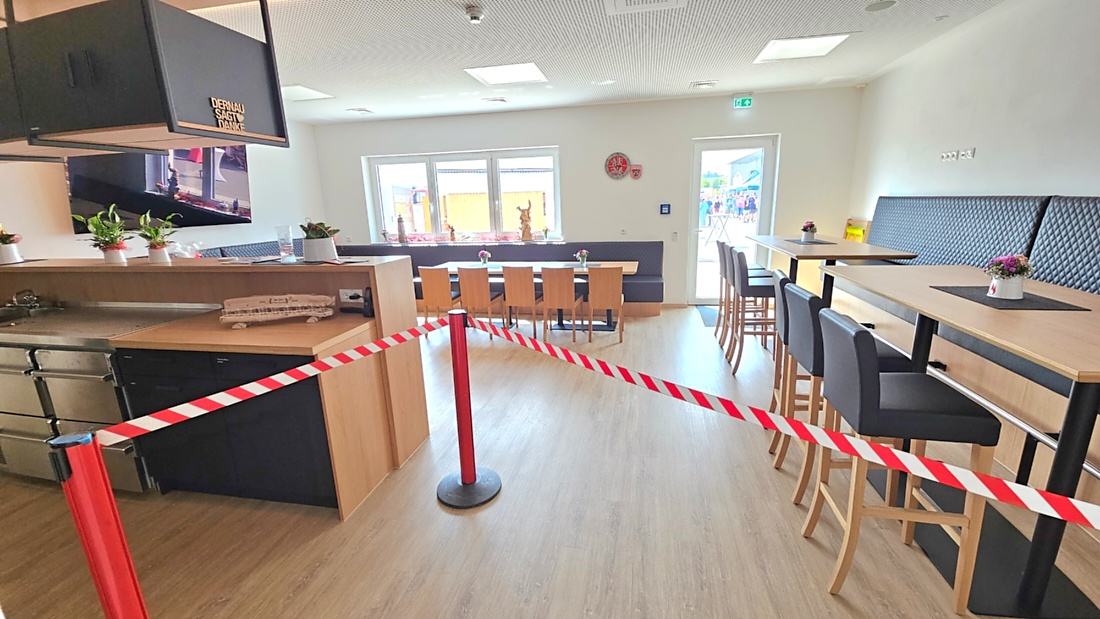 Großes Jubiläumsfest der Freiwilligen Feuerwehr Kemnath begeistert tausende Besucher

Kemnath. Mit einem abwechslungsreichen Programm für die ganze Familie feierte die Freiwillige Feuerwehr Kemnath an diesem Wochenende ihr 160-jähriges Bestehen sowie die Einweihung des neuen Feuerwehrgerätehauses. Das Fest zog zahlreiche Besucher aus Kemnath und der gesamten Region an und zeigte eindrucksvoll, welchen Stellenwert die Feuerwehr als unverzichtbarer Bestandteil des gesellschaftlichen Lebens besitzt.

Besonders der Sonntag stand ganz im Zeichen der Familien. Bereits am Vormittag begann der Festtag nach dem Gottesdienst mit einem gemütlichen Frühschoppen. Am Nachmittag strömten viele Gäste zum Tag der offenen Tür in das neue Feuerwehrhaus, das erstmals umfassend besichtigt werden konnte. Das moderne Gebäude beeindruckte durch seine großzügige Fahrzeughalle, zeitgemäße Technik, Schulungsräume sowie optimale Arbeitsbedingungen für die ehrenamtlichen Einsatzkräfte.

Auch für das leibliche Wohl war bestens gesorgt. Kaffee und eine große Auswahl an hausgemachten Kuchen luden zum Verweilen ein. Viele Besucher nutzten die Gelegenheit, in geselliger Atmosphäre mit Feuerwehrkameradinnen und -kameraden ins Gespräch zu kommen und den Nachmittag gemeinsam zu genießen.

Großen Anklang fanden die zahlreichen Vorführungen und Mitmachaktionen. Kinder und Erwachsene konnten Feuerwehrfahrzeuge aus nächster Nähe betrachten, die Ausrüstung kennenlernen und sich über die vielfältigen Aufgaben der Feuerwehr informieren. Besonders die Fahrzeugausstellung und die Präsentationen der Einsatztechnik machten deutlich, wie vielseitig und anspruchsvoll der Dienst der Feuerwehr heute ist. Für die jüngsten Besucher gab es zahlreiche Attraktionen, sodass keine Langeweile aufkam.

Das Jubiläumswochenende bot darüber hinaus ein abwechslungsreiches Festprogramm. Bereits am Freitag starteten die Feierlichkeiten mit einem Weinabend. Am Samstag folgten ein Tag der offenen Tür sowie ein großer Festabend mit der Stadtkapelle Kemnath und musikalischer Unterhaltung. Der Sonntag bildete schließlich mit Gottesdienst, Frühschoppen und Familienprogramm den gelungenen Abschluss eines rundum erfolgreichen Festwochenendes.

Die Freiwillige Feuerwehr Kemnath blickt inzwischen auf 160 Jahre Geschichte zurück. Seit ihrer Gründung im Jahr 1866 steht sie für ehrenamtlichen Einsatz, technische Kompetenz und gelebte Kameradschaft. Mit dem neuen Feuerwehrgerätehaus wurden zugleich wichtige Voraussetzungen geschaffen, um den wachsenden Anforderungen im Brand- und Katastrophenschutz auch künftig gerecht zu werden. Das Jubiläum war deshalb nicht nur Anlass zum Feiern, sondern auch ein sichtbares Zeichen für die Zukunft der Feuerwehr in Kemnath.

Viele Besucher verließen das Festgelände mit einem durchweg positiven Eindruck. Die gelungene Organisation, die freundliche Atmosphäre, das abwechslungsreiche Programm und die Möglichkeit, hinter die Kulissen der Feuerwehr zu blicken, machten das Jubiläumsfest zu einem besonderen Erlebnis für Jung und Alt. Das Fest zeigte eindrucksvoll, dass die Freiwillige Feuerwehr Kemnath weit mehr ist als eine Einsatzorganisation - sie ist ein wichtiger Bestandteil des gesellschaftlichen Lebens und ein Ort, an dem Gemeinschaft, Hilfsbereitschaft und Ehrenamt gelebt werden.