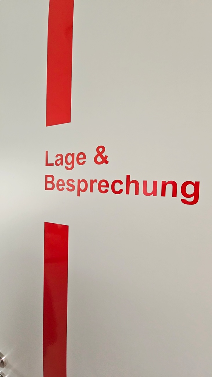Großes Jubiläumsfest der Freiwilligen Feuerwehr Kemnath begeistert tausende Besucher

Kemnath. Mit einem abwechslungsreichen Programm für die ganze Familie feierte die Freiwillige Feuerwehr Kemnath an diesem Wochenende ihr 160-jähriges Bestehen sowie die Einweihung des neuen Feuerwehrgerätehauses. Das Fest zog zahlreiche Besucher aus Kemnath und der gesamten Region an und zeigte eindrucksvoll, welchen Stellenwert die Feuerwehr als unverzichtbarer Bestandteil des gesellschaftlichen Lebens besitzt.

Besonders der Sonntag stand ganz im Zeichen der Familien. Bereits am Vormittag begann der Festtag nach dem Gottesdienst mit einem gemütlichen Frühschoppen. Am Nachmittag strömten viele Gäste zum Tag der offenen Tür in das neue Feuerwehrhaus, das erstmals umfassend besichtigt werden konnte. Das moderne Gebäude beeindruckte durch seine großzügige Fahrzeughalle, zeitgemäße Technik, Schulungsräume sowie optimale Arbeitsbedingungen für die ehrenamtlichen Einsatzkräfte.

Auch für das leibliche Wohl war bestens gesorgt. Kaffee und eine große Auswahl an hausgemachten Kuchen luden zum Verweilen ein. Viele Besucher nutzten die Gelegenheit, in geselliger Atmosphäre mit Feuerwehrkameradinnen und -kameraden ins Gespräch zu kommen und den Nachmittag gemeinsam zu genießen.

Großen Anklang fanden die zahlreichen Vorführungen und Mitmachaktionen. Kinder und Erwachsene konnten Feuerwehrfahrzeuge aus nächster Nähe betrachten, die Ausrüstung kennenlernen und sich über die vielfältigen Aufgaben der Feuerwehr informieren. Besonders die Fahrzeugausstellung und die Präsentationen der Einsatztechnik machten deutlich, wie vielseitig und anspruchsvoll der Dienst der Feuerwehr heute ist. Für die jüngsten Besucher gab es zahlreiche Attraktionen, sodass keine Langeweile aufkam.

Das Jubiläumswochenende bot darüber hinaus ein abwechslungsreiches Festprogramm. Bereits am Freitag starteten die Feierlichkeiten mit einem Weinabend. Am Samstag folgten ein Tag der offenen Tür sowie ein großer Festabend mit der Stadtkapelle Kemnath und musikalischer Unterhaltung. Der Sonntag bildete schließlich mit Gottesdienst, Frühschoppen und Familienprogramm den gelungenen Abschluss eines rundum erfolgreichen Festwochenendes.

Die Freiwillige Feuerwehr Kemnath blickt inzwischen auf 160 Jahre Geschichte zurück. Seit ihrer Gründung im Jahr 1866 steht sie für ehrenamtlichen Einsatz, technische Kompetenz und gelebte Kameradschaft. Mit dem neuen Feuerwehrgerätehaus wurden zugleich wichtige Voraussetzungen geschaffen, um den wachsenden Anforderungen im Brand- und Katastrophenschutz auch künftig gerecht zu werden. Das Jubiläum war deshalb nicht nur Anlass zum Feiern, sondern auch ein sichtbares Zeichen für die Zukunft der Feuerwehr in Kemnath.

Viele Besucher verließen das Festgelände mit einem durchweg positiven Eindruck. Die gelungene Organisation, die freundliche Atmosphäre, das abwechslungsreiche Programm und die Möglichkeit, hinter die Kulissen der Feuerwehr zu blicken, machten das Jubiläumsfest zu einem besonderen Erlebnis für Jung und Alt. Das Fest zeigte eindrucksvoll, dass die Freiwillige Feuerwehr Kemnath weit mehr ist als eine Einsatzorganisation - sie ist ein wichtiger Bestandteil des gesellschaftlichen Lebens und ein Ort, an dem Gemeinschaft, Hilfsbereitschaft und Ehrenamt gelebt werden.