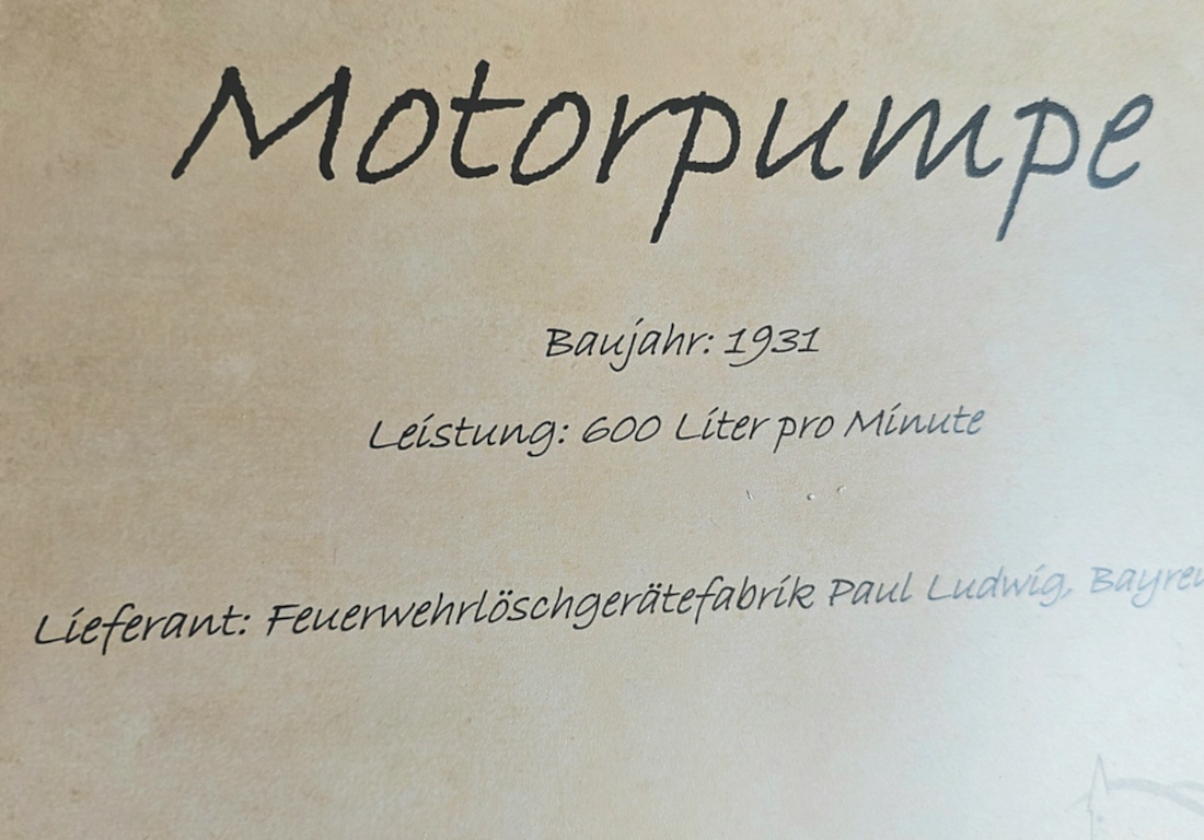 Großes Jubiläumsfest der Freiwilligen Feuerwehr Kemnath begeistert tausende Besucher

Kemnath. Mit einem abwechslungsreichen Programm für die ganze Familie feierte die Freiwillige Feuerwehr Kemnath an diesem Wochenende ihr 160-jähriges Bestehen sowie die Einweihung des neuen Feuerwehrgerätehauses. Das Fest zog zahlreiche Besucher aus Kemnath und der gesamten Region an und zeigte eindrucksvoll, welchen Stellenwert die Feuerwehr als unverzichtbarer Bestandteil des gesellschaftlichen Lebens besitzt.

Besonders der Sonntag stand ganz im Zeichen der Familien. Bereits am Vormittag begann der Festtag nach dem Gottesdienst mit einem gemütlichen Frühschoppen. Am Nachmittag strömten viele Gäste zum Tag der offenen Tür in das neue Feuerwehrhaus, das erstmals umfassend besichtigt werden konnte. Das moderne Gebäude beeindruckte durch seine großzügige Fahrzeughalle, zeitgemäße Technik, Schulungsräume sowie optimale Arbeitsbedingungen für die ehrenamtlichen Einsatzkräfte.

Auch für das leibliche Wohl war bestens gesorgt. Kaffee und eine große Auswahl an hausgemachten Kuchen luden zum Verweilen ein. Viele Besucher nutzten die Gelegenheit, in geselliger Atmosphäre mit Feuerwehrkameradinnen und -kameraden ins Gespräch zu kommen und den Nachmittag gemeinsam zu genießen.

Großen Anklang fanden die zahlreichen Vorführungen und Mitmachaktionen. Kinder und Erwachsene konnten Feuerwehrfahrzeuge aus nächster Nähe betrachten, die Ausrüstung kennenlernen und sich über die vielfältigen Aufgaben der Feuerwehr informieren. Besonders die Fahrzeugausstellung und die Präsentationen der Einsatztechnik machten deutlich, wie vielseitig und anspruchsvoll der Dienst der Feuerwehr heute ist. Für die jüngsten Besucher gab es zahlreiche Attraktionen, sodass keine Langeweile aufkam.

Das Jubiläumswochenende bot darüber hinaus ein abwechslungsreiches Festprogramm. Bereits am Freitag starteten die Feierlichkeiten mit einem Weinabend. Am Samstag folgten ein Tag der offenen Tür sowie ein großer Festabend mit der Stadtkapelle Kemnath und musikalischer Unterhaltung. Der Sonntag bildete schließlich mit Gottesdienst, Frühschoppen und Familienprogramm den gelungenen Abschluss eines rundum erfolgreichen Festwochenendes.

Die Freiwillige Feuerwehr Kemnath blickt inzwischen auf 160 Jahre Geschichte zurück. Seit ihrer Gründung im Jahr 1866 steht sie für ehrenamtlichen Einsatz, technische Kompetenz und gelebte Kameradschaft. Mit dem neuen Feuerwehrgerätehaus wurden zugleich wichtige Voraussetzungen geschaffen, um den wachsenden Anforderungen im Brand- und Katastrophenschutz auch künftig gerecht zu werden. Das Jubiläum war deshalb nicht nur Anlass zum Feiern, sondern auch ein sichtbares Zeichen für die Zukunft der Feuerwehr in Kemnath.

Viele Besucher verließen das Festgelände mit einem durchweg positiven Eindruck. Die gelungene Organisation, die freundliche Atmosphäre, das abwechslungsreiche Programm und die Möglichkeit, hinter die Kulissen der Feuerwehr zu blicken, machten das Jubiläumsfest zu einem besonderen Erlebnis für Jung und Alt. Das Fest zeigte eindrucksvoll, dass die Freiwillige Feuerwehr Kemnath weit mehr ist als eine Einsatzorganisation - sie ist ein wichtiger Bestandteil des gesellschaftlichen Lebens und ein Ort, an dem Gemeinschaft, Hilfsbereitschaft und Ehrenamt gelebt werden.