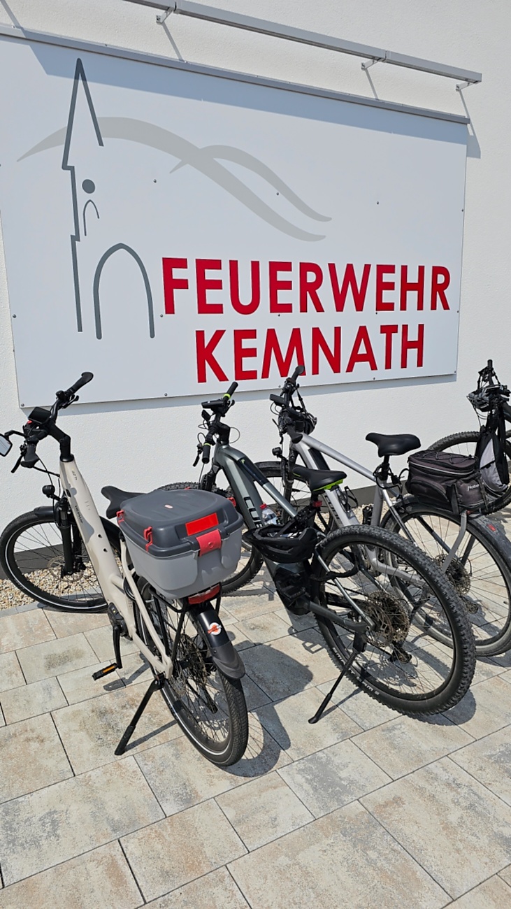 Großes Jubiläumsfest der Freiwilligen Feuerwehr Kemnath begeistert tausende Besucher

Kemnath. Mit einem abwechslungsreichen Programm für die ganze Familie feierte die Freiwillige Feuerwehr Kemnath an diesem Wochenende ihr 160-jähriges Bestehen sowie die Einweihung des neuen Feuerwehrgerätehauses. Das Fest zog zahlreiche Besucher aus Kemnath und der gesamten Region an und zeigte eindrucksvoll, welchen Stellenwert die Feuerwehr als unverzichtbarer Bestandteil des gesellschaftlichen Lebens besitzt.

Besonders der Sonntag stand ganz im Zeichen der Familien. Bereits am Vormittag begann der Festtag nach dem Gottesdienst mit einem gemütlichen Frühschoppen. Am Nachmittag strömten viele Gäste zum Tag der offenen Tür in das neue Feuerwehrhaus, das erstmals umfassend besichtigt werden konnte. Das moderne Gebäude beeindruckte durch seine großzügige Fahrzeughalle, zeitgemäße Technik, Schulungsräume sowie optimale Arbeitsbedingungen für die ehrenamtlichen Einsatzkräfte.

Auch für das leibliche Wohl war bestens gesorgt. Kaffee und eine große Auswahl an hausgemachten Kuchen luden zum Verweilen ein. Viele Besucher nutzten die Gelegenheit, in geselliger Atmosphäre mit Feuerwehrkameradinnen und -kameraden ins Gespräch zu kommen und den Nachmittag gemeinsam zu genießen.

Großen Anklang fanden die zahlreichen Vorführungen und Mitmachaktionen. Kinder und Erwachsene konnten Feuerwehrfahrzeuge aus nächster Nähe betrachten, die Ausrüstung kennenlernen und sich über die vielfältigen Aufgaben der Feuerwehr informieren. Besonders die Fahrzeugausstellung und die Präsentationen der Einsatztechnik machten deutlich, wie vielseitig und anspruchsvoll der Dienst der Feuerwehr heute ist. Für die jüngsten Besucher gab es zahlreiche Attraktionen, sodass keine Langeweile aufkam.

Das Jubiläumswochenende bot darüber hinaus ein abwechslungsreiches Festprogramm. Bereits am Freitag starteten die Feierlichkeiten mit einem Weinabend. Am Samstag folgten ein Tag der offenen Tür sowie ein großer Festabend mit der Stadtkapelle Kemnath und musikalischer Unterhaltung. Der Sonntag bildete schließlich mit Gottesdienst, Frühschoppen und Familienprogramm den gelungenen Abschluss eines rundum erfolgreichen Festwochenendes.

Die Freiwillige Feuerwehr Kemnath blickt inzwischen auf 160 Jahre Geschichte zurück. Seit ihrer Gründung im Jahr 1866 steht sie für ehrenamtlichen Einsatz, technische Kompetenz und gelebte Kameradschaft. Mit dem neuen Feuerwehrgerätehaus wurden zugleich wichtige Voraussetzungen geschaffen, um den wachsenden Anforderungen im Brand- und Katastrophenschutz auch künftig gerecht zu werden. Das Jubiläum war deshalb nicht nur Anlass zum Feiern, sondern auch ein sichtbares Zeichen für die Zukunft der Feuerwehr in Kemnath.

Viele Besucher verließen das Festgelände mit einem durchweg positiven Eindruck. Die gelungene Organisation, die freundliche Atmosphäre, das abwechslungsreiche Programm und die Möglichkeit, hinter die Kulissen der Feuerwehr zu blicken, machten das Jubiläumsfest zu einem besonderen Erlebnis für Jung und Alt. Das Fest zeigte eindrucksvoll, dass die Freiwillige Feuerwehr Kemnath weit mehr ist als eine Einsatzorganisation - sie ist ein wichtiger Bestandteil des gesellschaftlichen Lebens und ein Ort, an dem Gemeinschaft, Hilfsbereitschaft und Ehrenamt gelebt werden.