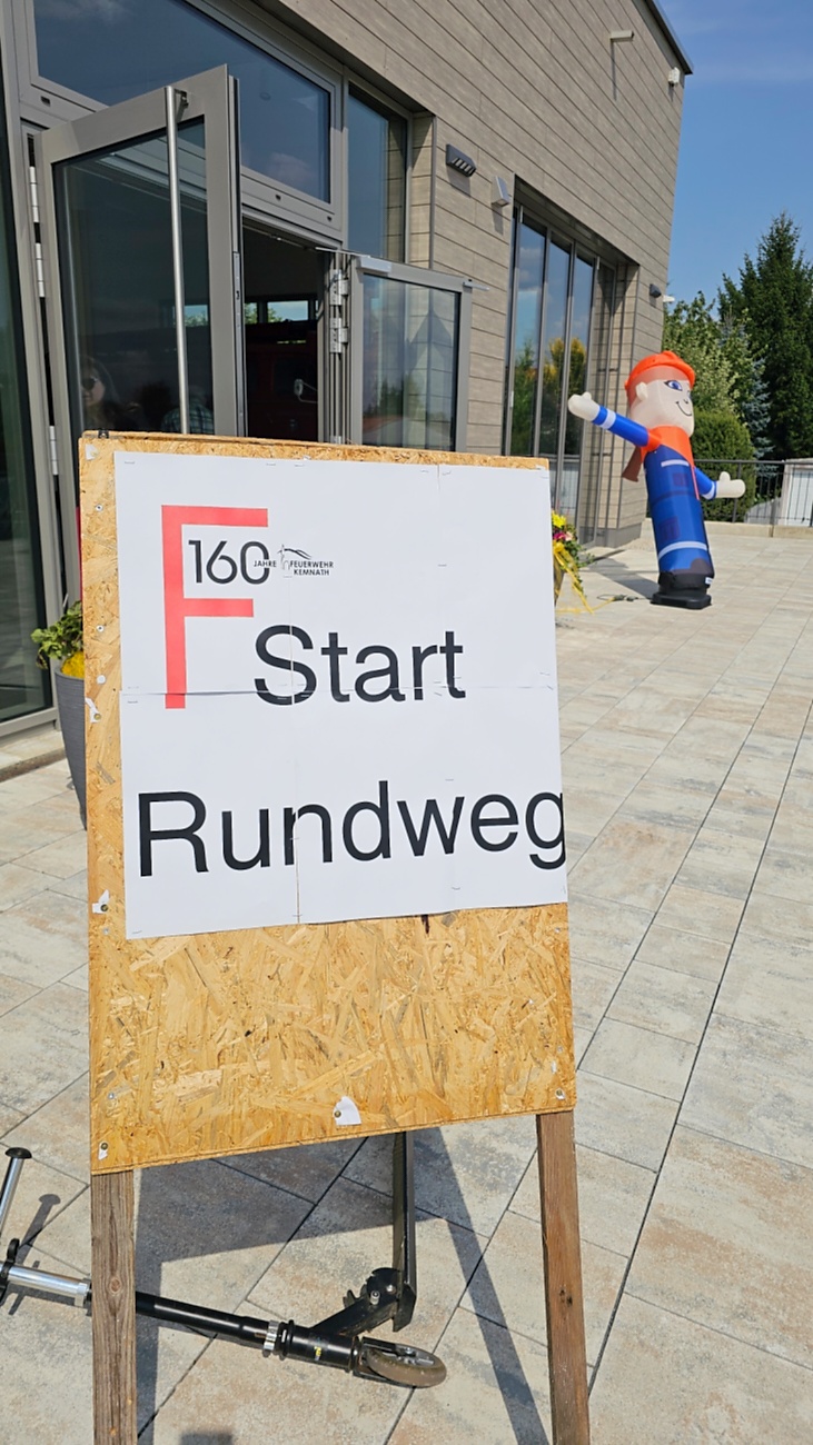 Großes Jubiläumsfest der Freiwilligen Feuerwehr Kemnath begeistert tausende Besucher

Kemnath. Mit einem abwechslungsreichen Programm für die ganze Familie feierte die Freiwillige Feuerwehr Kemnath an diesem Wochenende ihr 160-jähriges Bestehen sowie die Einweihung des neuen Feuerwehrgerätehauses. Das Fest zog zahlreiche Besucher aus Kemnath und der gesamten Region an und zeigte eindrucksvoll, welchen Stellenwert die Feuerwehr als unverzichtbarer Bestandteil des gesellschaftlichen Lebens besitzt.

Besonders der Sonntag stand ganz im Zeichen der Familien. Bereits am Vormittag begann der Festtag nach dem Gottesdienst mit einem gemütlichen Frühschoppen. Am Nachmittag strömten viele Gäste zum Tag der offenen Tür in das neue Feuerwehrhaus, das erstmals umfassend besichtigt werden konnte. Das moderne Gebäude beeindruckte durch seine großzügige Fahrzeughalle, zeitgemäße Technik, Schulungsräume sowie optimale Arbeitsbedingungen für die ehrenamtlichen Einsatzkräfte.

Auch für das leibliche Wohl war bestens gesorgt. Kaffee und eine große Auswahl an hausgemachten Kuchen luden zum Verweilen ein. Viele Besucher nutzten die Gelegenheit, in geselliger Atmosphäre mit Feuerwehrkameradinnen und -kameraden ins Gespräch zu kommen und den Nachmittag gemeinsam zu genießen.

Großen Anklang fanden die zahlreichen Vorführungen und Mitmachaktionen. Kinder und Erwachsene konnten Feuerwehrfahrzeuge aus nächster Nähe betrachten, die Ausrüstung kennenlernen und sich über die vielfältigen Aufgaben der Feuerwehr informieren. Besonders die Fahrzeugausstellung und die Präsentationen der Einsatztechnik machten deutlich, wie vielseitig und anspruchsvoll der Dienst der Feuerwehr heute ist. Für die jüngsten Besucher gab es zahlreiche Attraktionen, sodass keine Langeweile aufkam.

Das Jubiläumswochenende bot darüber hinaus ein abwechslungsreiches Festprogramm. Bereits am Freitag starteten die Feierlichkeiten mit einem Weinabend. Am Samstag folgten ein Tag der offenen Tür sowie ein großer Festabend mit der Stadtkapelle Kemnath und musikalischer Unterhaltung. Der Sonntag bildete schließlich mit Gottesdienst, Frühschoppen und Familienprogramm den gelungenen Abschluss eines rundum erfolgreichen Festwochenendes.

Die Freiwillige Feuerwehr Kemnath blickt inzwischen auf 160 Jahre Geschichte zurück. Seit ihrer Gründung im Jahr 1866 steht sie für ehrenamtlichen Einsatz, technische Kompetenz und gelebte Kameradschaft. Mit dem neuen Feuerwehrgerätehaus wurden zugleich wichtige Voraussetzungen geschaffen, um den wachsenden Anforderungen im Brand- und Katastrophenschutz auch künftig gerecht zu werden. Das Jubiläum war deshalb nicht nur Anlass zum Feiern, sondern auch ein sichtbares Zeichen für die Zukunft der Feuerwehr in Kemnath.

Viele Besucher verließen das Festgelände mit einem durchweg positiven Eindruck. Die gelungene Organisation, die freundliche Atmosphäre, das abwechslungsreiche Programm und die Möglichkeit, hinter die Kulissen der Feuerwehr zu blicken, machten das Jubiläumsfest zu einem besonderen Erlebnis für Jung und Alt. Das Fest zeigte eindrucksvoll, dass die Freiwillige Feuerwehr Kemnath weit mehr ist als eine Einsatzorganisation - sie ist ein wichtiger Bestandteil des gesellschaftlichen Lebens und ein Ort, an dem Gemeinschaft, Hilfsbereitschaft und Ehrenamt gelebt werden.