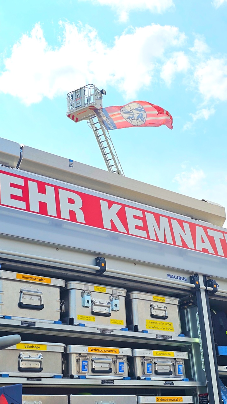 Großes Jubiläumsfest der Freiwilligen Feuerwehr Kemnath begeistert tausende Besucher

Kemnath. Mit einem abwechslungsreichen Programm für die ganze Familie feierte die Freiwillige Feuerwehr Kemnath an diesem Wochenende ihr 160-jähriges Bestehen sowie die Einweihung des neuen Feuerwehrgerätehauses. Das Fest zog zahlreiche Besucher aus Kemnath und der gesamten Region an und zeigte eindrucksvoll, welchen Stellenwert die Feuerwehr als unverzichtbarer Bestandteil des gesellschaftlichen Lebens besitzt.

Besonders der Sonntag stand ganz im Zeichen der Familien. Bereits am Vormittag begann der Festtag nach dem Gottesdienst mit einem gemütlichen Frühschoppen. Am Nachmittag strömten viele Gäste zum Tag der offenen Tür in das neue Feuerwehrhaus, das erstmals umfassend besichtigt werden konnte. Das moderne Gebäude beeindruckte durch seine großzügige Fahrzeughalle, zeitgemäße Technik, Schulungsräume sowie optimale Arbeitsbedingungen für die ehrenamtlichen Einsatzkräfte.

Auch für das leibliche Wohl war bestens gesorgt. Kaffee und eine große Auswahl an hausgemachten Kuchen luden zum Verweilen ein. Viele Besucher nutzten die Gelegenheit, in geselliger Atmosphäre mit Feuerwehrkameradinnen und -kameraden ins Gespräch zu kommen und den Nachmittag gemeinsam zu genießen.

Großen Anklang fanden die zahlreichen Vorführungen und Mitmachaktionen. Kinder und Erwachsene konnten Feuerwehrfahrzeuge aus nächster Nähe betrachten, die Ausrüstung kennenlernen und sich über die vielfältigen Aufgaben der Feuerwehr informieren. Besonders die Fahrzeugausstellung und die Präsentationen der Einsatztechnik machten deutlich, wie vielseitig und anspruchsvoll der Dienst der Feuerwehr heute ist. Für die jüngsten Besucher gab es zahlreiche Attraktionen, sodass keine Langeweile aufkam.

Das Jubiläumswochenende bot darüber hinaus ein abwechslungsreiches Festprogramm. Bereits am Freitag starteten die Feierlichkeiten mit einem Weinabend. Am Samstag folgten ein Tag der offenen Tür sowie ein großer Festabend mit der Stadtkapelle Kemnath und musikalischer Unterhaltung. Der Sonntag bildete schließlich mit Gottesdienst, Frühschoppen und Familienprogramm den gelungenen Abschluss eines rundum erfolgreichen Festwochenendes.

Die Freiwillige Feuerwehr Kemnath blickt inzwischen auf 160 Jahre Geschichte zurück. Seit ihrer Gründung im Jahr 1866 steht sie für ehrenamtlichen Einsatz, technische Kompetenz und gelebte Kameradschaft. Mit dem neuen Feuerwehrgerätehaus wurden zugleich wichtige Voraussetzungen geschaffen, um den wachsenden Anforderungen im Brand- und Katastrophenschutz auch künftig gerecht zu werden. Das Jubiläum war deshalb nicht nur Anlass zum Feiern, sondern auch ein sichtbares Zeichen für die Zukunft der Feuerwehr in Kemnath.

Viele Besucher verließen das Festgelände mit einem durchweg positiven Eindruck. Die gelungene Organisation, die freundliche Atmosphäre, das abwechslungsreiche Programm und die Möglichkeit, hinter die Kulissen der Feuerwehr zu blicken, machten das Jubiläumsfest zu einem besonderen Erlebnis für Jung und Alt. Das Fest zeigte eindrucksvoll, dass die Freiwillige Feuerwehr Kemnath weit mehr ist als eine Einsatzorganisation - sie ist ein wichtiger Bestandteil des gesellschaftlichen Lebens und ein Ort, an dem Gemeinschaft, Hilfsbereitschaft und Ehrenamt gelebt werden.