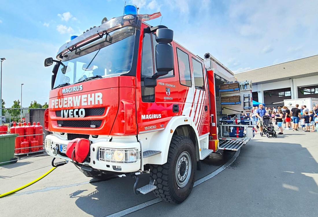 Großes Jubiläumsfest der Freiwilligen Feuerwehr Kemnath begeistert tausende Besucher

Kemnath. Mit einem abwechslungsreichen Programm für die ganze Familie feierte die Freiwillige Feuerwehr Kemnath an diesem Wochenende ihr 160-jähriges Bestehen sowie die Einweihung des neuen Feuerwehrgerätehauses. Das Fest zog zahlreiche Besucher aus Kemnath und der gesamten Region an und zeigte eindrucksvoll, welchen Stellenwert die Feuerwehr als unverzichtbarer Bestandteil des gesellschaftlichen Lebens besitzt.

Besonders der Sonntag stand ganz im Zeichen der Familien. Bereits am Vormittag begann der Festtag nach dem Gottesdienst mit einem gemütlichen Frühschoppen. Am Nachmittag strömten viele Gäste zum Tag der offenen Tür in das neue Feuerwehrhaus, das erstmals umfassend besichtigt werden konnte. Das moderne Gebäude beeindruckte durch seine großzügige Fahrzeughalle, zeitgemäße Technik, Schulungsräume sowie optimale Arbeitsbedingungen für die ehrenamtlichen Einsatzkräfte.

Auch für das leibliche Wohl war bestens gesorgt. Kaffee und eine große Auswahl an hausgemachten Kuchen luden zum Verweilen ein. Viele Besucher nutzten die Gelegenheit, in geselliger Atmosphäre mit Feuerwehrkameradinnen und -kameraden ins Gespräch zu kommen und den Nachmittag gemeinsam zu genießen.

Großen Anklang fanden die zahlreichen Vorführungen und Mitmachaktionen. Kinder und Erwachsene konnten Feuerwehrfahrzeuge aus nächster Nähe betrachten, die Ausrüstung kennenlernen und sich über die vielfältigen Aufgaben der Feuerwehr informieren. Besonders die Fahrzeugausstellung und die Präsentationen der Einsatztechnik machten deutlich, wie vielseitig und anspruchsvoll der Dienst der Feuerwehr heute ist. Für die jüngsten Besucher gab es zahlreiche Attraktionen, sodass keine Langeweile aufkam.

Das Jubiläumswochenende bot darüber hinaus ein abwechslungsreiches Festprogramm. Bereits am Freitag starteten die Feierlichkeiten mit einem Weinabend. Am Samstag folgten ein Tag der offenen Tür sowie ein großer Festabend mit der Stadtkapelle Kemnath und musikalischer Unterhaltung. Der Sonntag bildete schließlich mit Gottesdienst, Frühschoppen und Familienprogramm den gelungenen Abschluss eines rundum erfolgreichen Festwochenendes.

Die Freiwillige Feuerwehr Kemnath blickt inzwischen auf 160 Jahre Geschichte zurück. Seit ihrer Gründung im Jahr 1866 steht sie für ehrenamtlichen Einsatz, technische Kompetenz und gelebte Kameradschaft. Mit dem neuen Feuerwehrgerätehaus wurden zugleich wichtige Voraussetzungen geschaffen, um den wachsenden Anforderungen im Brand- und Katastrophenschutz auch künftig gerecht zu werden. Das Jubiläum war deshalb nicht nur Anlass zum Feiern, sondern auch ein sichtbares Zeichen für die Zukunft der Feuerwehr in Kemnath.

Viele Besucher verließen das Festgelände mit einem durchweg positiven Eindruck. Die gelungene Organisation, die freundliche Atmosphäre, das abwechslungsreiche Programm und die Möglichkeit, hinter die Kulissen der Feuerwehr zu blicken, machten das Jubiläumsfest zu einem besonderen Erlebnis für Jung und Alt. Das Fest zeigte eindrucksvoll, dass die Freiwillige Feuerwehr Kemnath weit mehr ist als eine Einsatzorganisation - sie ist ein wichtiger Bestandteil des gesellschaftlichen Lebens und ein Ort, an dem Gemeinschaft, Hilfsbereitschaft und Ehrenamt gelebt werden.