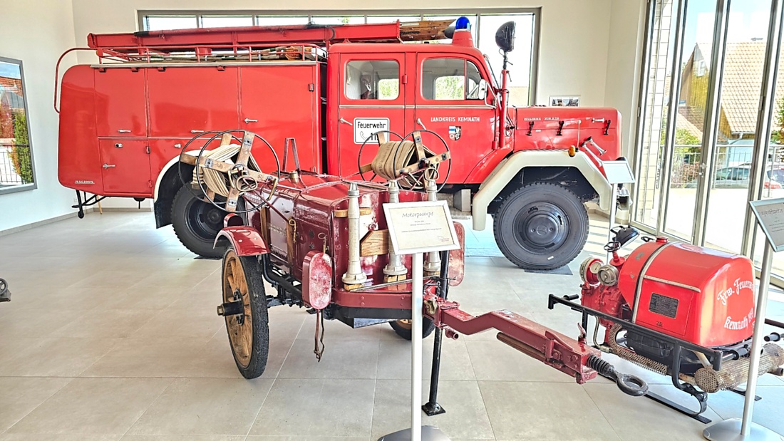 Großes Jubiläumsfest der Freiwilligen Feuerwehr Kemnath begeistert tausende Besucher

Kemnath. Mit einem abwechslungsreichen Programm für die ganze Familie feierte die Freiwillige Feuerwehr Kemnath an diesem Wochenende ihr 160-jähriges Bestehen sowie die Einweihung des neuen Feuerwehrgerätehauses. Das Fest zog zahlreiche Besucher aus Kemnath und der gesamten Region an und zeigte eindrucksvoll, welchen Stellenwert die Feuerwehr als unverzichtbarer Bestandteil des gesellschaftlichen Lebens besitzt.

Besonders der Sonntag stand ganz im Zeichen der Familien. Bereits am Vormittag begann der Festtag nach dem Gottesdienst mit einem gemütlichen Frühschoppen. Am Nachmittag strömten viele Gäste zum Tag der offenen Tür in das neue Feuerwehrhaus, das erstmals umfassend besichtigt werden konnte. Das moderne Gebäude beeindruckte durch seine großzügige Fahrzeughalle, zeitgemäße Technik, Schulungsräume sowie optimale Arbeitsbedingungen für die ehrenamtlichen Einsatzkräfte.

Auch für das leibliche Wohl war bestens gesorgt. Kaffee und eine große Auswahl an hausgemachten Kuchen luden zum Verweilen ein. Viele Besucher nutzten die Gelegenheit, in geselliger Atmosphäre mit Feuerwehrkameradinnen und -kameraden ins Gespräch zu kommen und den Nachmittag gemeinsam zu genießen.

Großen Anklang fanden die zahlreichen Vorführungen und Mitmachaktionen. Kinder und Erwachsene konnten Feuerwehrfahrzeuge aus nächster Nähe betrachten, die Ausrüstung kennenlernen und sich über die vielfältigen Aufgaben der Feuerwehr informieren. Besonders die Fahrzeugausstellung und die Präsentationen der Einsatztechnik machten deutlich, wie vielseitig und anspruchsvoll der Dienst der Feuerwehr heute ist. Für die jüngsten Besucher gab es zahlreiche Attraktionen, sodass keine Langeweile aufkam.

Das Jubiläumswochenende bot darüber hinaus ein abwechslungsreiches Festprogramm. Bereits am Freitag starteten die Feierlichkeiten mit einem Weinabend. Am Samstag folgten ein Tag der offenen Tür sowie ein großer Festabend mit der Stadtkapelle Kemnath und musikalischer Unterhaltung. Der Sonntag bildete schließlich mit Gottesdienst, Frühschoppen und Familienprogramm den gelungenen Abschluss eines rundum erfolgreichen Festwochenendes.

Die Freiwillige Feuerwehr Kemnath blickt inzwischen auf 160 Jahre Geschichte zurück. Seit ihrer Gründung im Jahr 1866 steht sie für ehrenamtlichen Einsatz, technische Kompetenz und gelebte Kameradschaft. Mit dem neuen Feuerwehrgerätehaus wurden zugleich wichtige Voraussetzungen geschaffen, um den wachsenden Anforderungen im Brand- und Katastrophenschutz auch künftig gerecht zu werden. Das Jubiläum war deshalb nicht nur Anlass zum Feiern, sondern auch ein sichtbares Zeichen für die Zukunft der Feuerwehr in Kemnath.

Viele Besucher verließen das Festgelände mit einem durchweg positiven Eindruck. Die gelungene Organisation, die freundliche Atmosphäre, das abwechslungsreiche Programm und die Möglichkeit, hinter die Kulissen der Feuerwehr zu blicken, machten das Jubiläumsfest zu einem besonderen Erlebnis für Jung und Alt. Das Fest zeigte eindrucksvoll, dass die Freiwillige Feuerwehr Kemnath weit mehr ist als eine Einsatzorganisation - sie ist ein wichtiger Bestandteil des gesellschaftlichen Lebens und ein Ort, an dem Gemeinschaft, Hilfsbereitschaft und Ehrenamt gelebt werden.