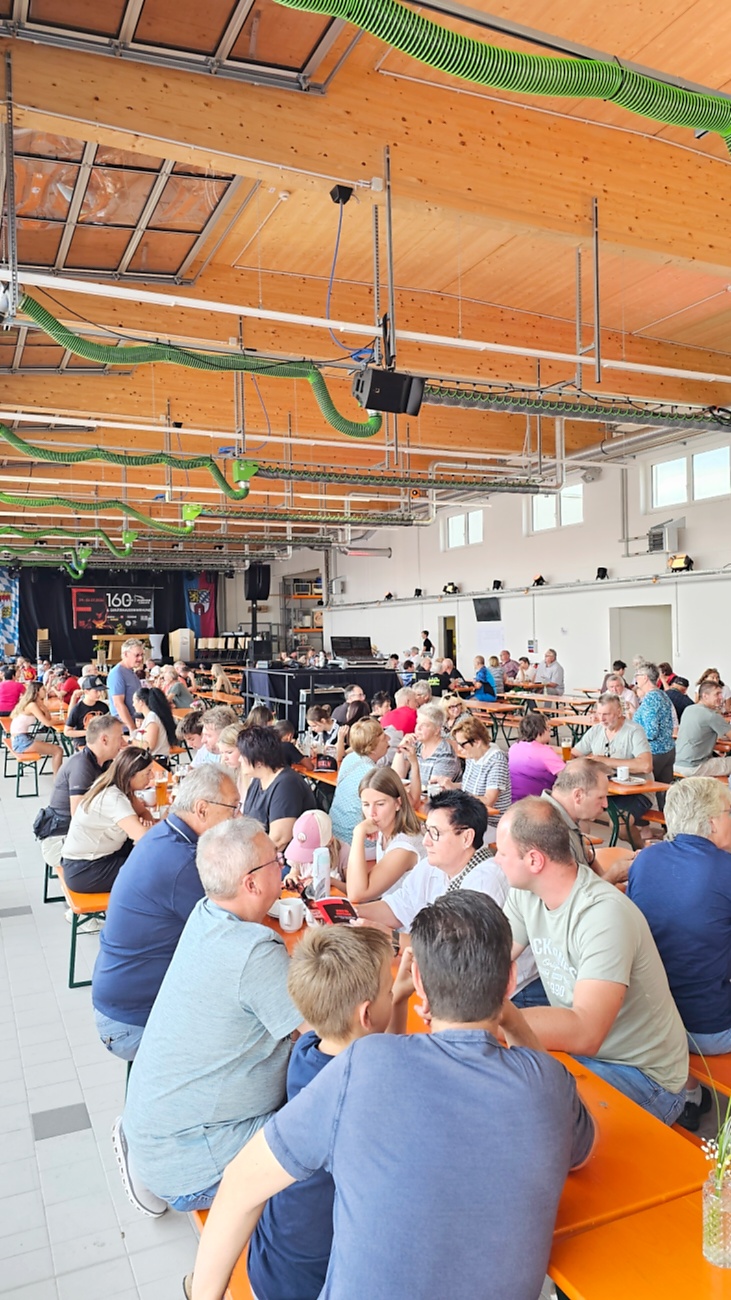 Großes Jubiläumsfest der Freiwilligen Feuerwehr Kemnath begeistert tausende Besucher

Kemnath. Mit einem abwechslungsreichen Programm für die ganze Familie feierte die Freiwillige Feuerwehr Kemnath an diesem Wochenende ihr 160-jähriges Bestehen sowie die Einweihung des neuen Feuerwehrgerätehauses. Das Fest zog zahlreiche Besucher aus Kemnath und der gesamten Region an und zeigte eindrucksvoll, welchen Stellenwert die Feuerwehr als unverzichtbarer Bestandteil des gesellschaftlichen Lebens besitzt.

Besonders der Sonntag stand ganz im Zeichen der Familien. Bereits am Vormittag begann der Festtag nach dem Gottesdienst mit einem gemütlichen Frühschoppen. Am Nachmittag strömten viele Gäste zum Tag der offenen Tür in das neue Feuerwehrhaus, das erstmals umfassend besichtigt werden konnte. Das moderne Gebäude beeindruckte durch seine großzügige Fahrzeughalle, zeitgemäße Technik, Schulungsräume sowie optimale Arbeitsbedingungen für die ehrenamtlichen Einsatzkräfte.

Auch für das leibliche Wohl war bestens gesorgt. Kaffee und eine große Auswahl an hausgemachten Kuchen luden zum Verweilen ein. Viele Besucher nutzten die Gelegenheit, in geselliger Atmosphäre mit Feuerwehrkameradinnen und -kameraden ins Gespräch zu kommen und den Nachmittag gemeinsam zu genießen.

Großen Anklang fanden die zahlreichen Vorführungen und Mitmachaktionen. Kinder und Erwachsene konnten Feuerwehrfahrzeuge aus nächster Nähe betrachten, die Ausrüstung kennenlernen und sich über die vielfältigen Aufgaben der Feuerwehr informieren. Besonders die Fahrzeugausstellung und die Präsentationen der Einsatztechnik machten deutlich, wie vielseitig und anspruchsvoll der Dienst der Feuerwehr heute ist. Für die jüngsten Besucher gab es zahlreiche Attraktionen, sodass keine Langeweile aufkam.

Das Jubiläumswochenende bot darüber hinaus ein abwechslungsreiches Festprogramm. Bereits am Freitag starteten die Feierlichkeiten mit einem Weinabend. Am Samstag folgten ein Tag der offenen Tür sowie ein großer Festabend mit der Stadtkapelle Kemnath und musikalischer Unterhaltung. Der Sonntag bildete schließlich mit Gottesdienst, Frühschoppen und Familienprogramm den gelungenen Abschluss eines rundum erfolgreichen Festwochenendes.

Die Freiwillige Feuerwehr Kemnath blickt inzwischen auf 160 Jahre Geschichte zurück. Seit ihrer Gründung im Jahr 1866 steht sie für ehrenamtlichen Einsatz, technische Kompetenz und gelebte Kameradschaft. Mit dem neuen Feuerwehrgerätehaus wurden zugleich wichtige Voraussetzungen geschaffen, um den wachsenden Anforderungen im Brand- und Katastrophenschutz auch künftig gerecht zu werden. Das Jubiläum war deshalb nicht nur Anlass zum Feiern, sondern auch ein sichtbares Zeichen für die Zukunft der Feuerwehr in Kemnath.

Viele Besucher verließen das Festgelände mit einem durchweg positiven Eindruck. Die gelungene Organisation, die freundliche Atmosphäre, das abwechslungsreiche Programm und die Möglichkeit, hinter die Kulissen der Feuerwehr zu blicken, machten das Jubiläumsfest zu einem besonderen Erlebnis für Jung und Alt. Das Fest zeigte eindrucksvoll, dass die Freiwillige Feuerwehr Kemnath weit mehr ist als eine Einsatzorganisation - sie ist ein wichtiger Bestandteil des gesellschaftlichen Lebens und ein Ort, an dem Gemeinschaft, Hilfsbereitschaft und Ehrenamt gelebt werden.