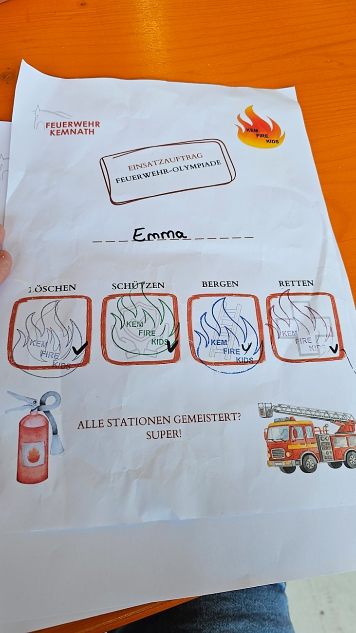 Großes Jubiläumsfest der Freiwilligen Feuerwehr Kemnath begeistert tausende Besucher

Kemnath. Mit einem abwechslungsreichen Programm für die ganze Familie feierte die Freiwillige Feuerwehr Kemnath an diesem Wochenende ihr 160-jähriges Bestehen sowie die Einweihung des neuen Feuerwehrgerätehauses. Das Fest zog zahlreiche Besucher aus Kemnath und der gesamten Region an und zeigte eindrucksvoll, welchen Stellenwert die Feuerwehr als unverzichtbarer Bestandteil des gesellschaftlichen Lebens besitzt.

Besonders der Sonntag stand ganz im Zeichen der Familien. Bereits am Vormittag begann der Festtag nach dem Gottesdienst mit einem gemütlichen Frühschoppen. Am Nachmittag strömten viele Gäste zum Tag der offenen Tür in das neue Feuerwehrhaus, das erstmals umfassend besichtigt werden konnte. Das moderne Gebäude beeindruckte durch seine großzügige Fahrzeughalle, zeitgemäße Technik, Schulungsräume sowie optimale Arbeitsbedingungen für die ehrenamtlichen Einsatzkräfte.

Auch für das leibliche Wohl war bestens gesorgt. Kaffee und eine große Auswahl an hausgemachten Kuchen luden zum Verweilen ein. Viele Besucher nutzten die Gelegenheit, in geselliger Atmosphäre mit Feuerwehrkameradinnen und -kameraden ins Gespräch zu kommen und den Nachmittag gemeinsam zu genießen.

Großen Anklang fanden die zahlreichen Vorführungen und Mitmachaktionen. Kinder und Erwachsene konnten Feuerwehrfahrzeuge aus nächster Nähe betrachten, die Ausrüstung kennenlernen und sich über die vielfältigen Aufgaben der Feuerwehr informieren. Besonders die Fahrzeugausstellung und die Präsentationen der Einsatztechnik machten deutlich, wie vielseitig und anspruchsvoll der Dienst der Feuerwehr heute ist. Für die jüngsten Besucher gab es zahlreiche Attraktionen, sodass keine Langeweile aufkam.

Das Jubiläumswochenende bot darüber hinaus ein abwechslungsreiches Festprogramm. Bereits am Freitag starteten die Feierlichkeiten mit einem Weinabend. Am Samstag folgten ein Tag der offenen Tür sowie ein großer Festabend mit der Stadtkapelle Kemnath und musikalischer Unterhaltung. Der Sonntag bildete schließlich mit Gottesdienst, Frühschoppen und Familienprogramm den gelungenen Abschluss eines rundum erfolgreichen Festwochenendes.

Die Freiwillige Feuerwehr Kemnath blickt inzwischen auf 160 Jahre Geschichte zurück. Seit ihrer Gründung im Jahr 1866 steht sie für ehrenamtlichen Einsatz, technische Kompetenz und gelebte Kameradschaft. Mit dem neuen Feuerwehrgerätehaus wurden zugleich wichtige Voraussetzungen geschaffen, um den wachsenden Anforderungen im Brand- und Katastrophenschutz auch künftig gerecht zu werden. Das Jubiläum war deshalb nicht nur Anlass zum Feiern, sondern auch ein sichtbares Zeichen für die Zukunft der Feuerwehr in Kemnath.

Viele Besucher verließen das Festgelände mit einem durchweg positiven Eindruck. Die gelungene Organisation, die freundliche Atmosphäre, das abwechslungsreiche Programm und die Möglichkeit, hinter die Kulissen der Feuerwehr zu blicken, machten das Jubiläumsfest zu einem besonderen Erlebnis für Jung und Alt. Das Fest zeigte eindrucksvoll, dass die Freiwillige Feuerwehr Kemnath weit mehr ist als eine Einsatzorganisation - sie ist ein wichtiger Bestandteil des gesellschaftlichen Lebens und ein Ort, an dem Gemeinschaft, Hilfsbereitschaft und Ehrenamt gelebt werden.