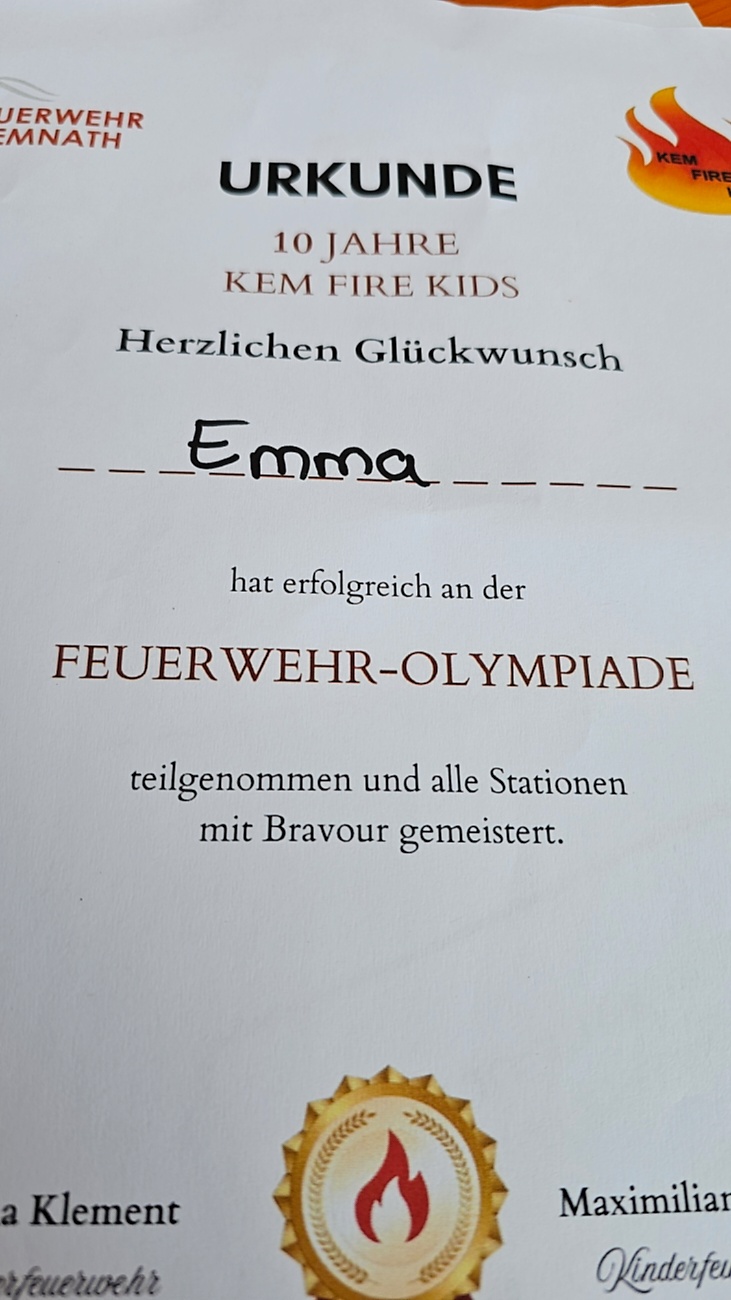 Großes Jubiläumsfest der Freiwilligen Feuerwehr Kemnath begeistert tausende Besucher

Kemnath. Mit einem abwechslungsreichen Programm für die ganze Familie feierte die Freiwillige Feuerwehr Kemnath an diesem Wochenende ihr 160-jähriges Bestehen sowie die Einweihung des neuen Feuerwehrgerätehauses. Das Fest zog zahlreiche Besucher aus Kemnath und der gesamten Region an und zeigte eindrucksvoll, welchen Stellenwert die Feuerwehr als unverzichtbarer Bestandteil des gesellschaftlichen Lebens besitzt.

Besonders der Sonntag stand ganz im Zeichen der Familien. Bereits am Vormittag begann der Festtag nach dem Gottesdienst mit einem gemütlichen Frühschoppen. Am Nachmittag strömten viele Gäste zum Tag der offenen Tür in das neue Feuerwehrhaus, das erstmals umfassend besichtigt werden konnte. Das moderne Gebäude beeindruckte durch seine großzügige Fahrzeughalle, zeitgemäße Technik, Schulungsräume sowie optimale Arbeitsbedingungen für die ehrenamtlichen Einsatzkräfte.

Auch für das leibliche Wohl war bestens gesorgt. Kaffee und eine große Auswahl an hausgemachten Kuchen luden zum Verweilen ein. Viele Besucher nutzten die Gelegenheit, in geselliger Atmosphäre mit Feuerwehrkameradinnen und -kameraden ins Gespräch zu kommen und den Nachmittag gemeinsam zu genießen.

Großen Anklang fanden die zahlreichen Vorführungen und Mitmachaktionen. Kinder und Erwachsene konnten Feuerwehrfahrzeuge aus nächster Nähe betrachten, die Ausrüstung kennenlernen und sich über die vielfältigen Aufgaben der Feuerwehr informieren. Besonders die Fahrzeugausstellung und die Präsentationen der Einsatztechnik machten deutlich, wie vielseitig und anspruchsvoll der Dienst der Feuerwehr heute ist. Für die jüngsten Besucher gab es zahlreiche Attraktionen, sodass keine Langeweile aufkam.

Das Jubiläumswochenende bot darüber hinaus ein abwechslungsreiches Festprogramm. Bereits am Freitag starteten die Feierlichkeiten mit einem Weinabend. Am Samstag folgten ein Tag der offenen Tür sowie ein großer Festabend mit der Stadtkapelle Kemnath und musikalischer Unterhaltung. Der Sonntag bildete schließlich mit Gottesdienst, Frühschoppen und Familienprogramm den gelungenen Abschluss eines rundum erfolgreichen Festwochenendes.

Die Freiwillige Feuerwehr Kemnath blickt inzwischen auf 160 Jahre Geschichte zurück. Seit ihrer Gründung im Jahr 1866 steht sie für ehrenamtlichen Einsatz, technische Kompetenz und gelebte Kameradschaft. Mit dem neuen Feuerwehrgerätehaus wurden zugleich wichtige Voraussetzungen geschaffen, um den wachsenden Anforderungen im Brand- und Katastrophenschutz auch künftig gerecht zu werden. Das Jubiläum war deshalb nicht nur Anlass zum Feiern, sondern auch ein sichtbares Zeichen für die Zukunft der Feuerwehr in Kemnath.

Viele Besucher verließen das Festgelände mit einem durchweg positiven Eindruck. Die gelungene Organisation, die freundliche Atmosphäre, das abwechslungsreiche Programm und die Möglichkeit, hinter die Kulissen der Feuerwehr zu blicken, machten das Jubiläumsfest zu einem besonderen Erlebnis für Jung und Alt. Das Fest zeigte eindrucksvoll, dass die Freiwillige Feuerwehr Kemnath weit mehr ist als eine Einsatzorganisation - sie ist ein wichtiger Bestandteil des gesellschaftlichen Lebens und ein Ort, an dem Gemeinschaft, Hilfsbereitschaft und Ehrenamt gelebt werden.