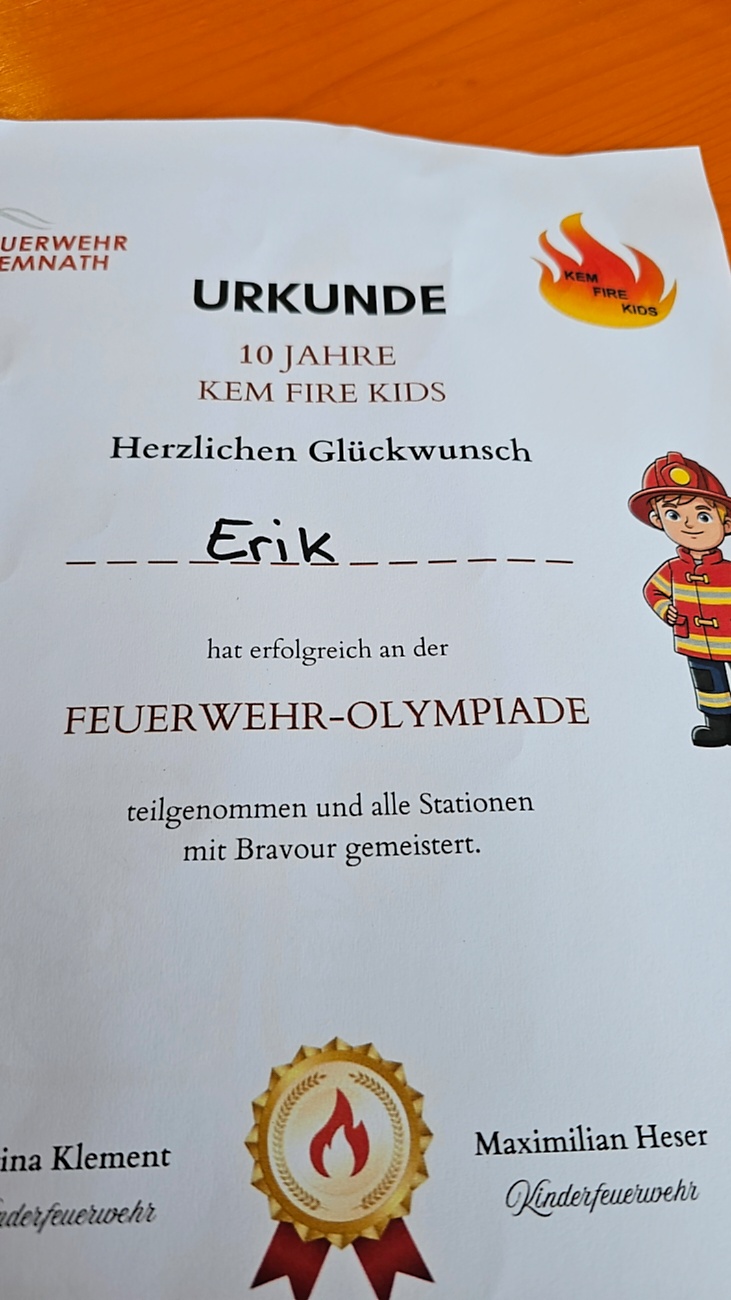 Großes Jubiläumsfest der Freiwilligen Feuerwehr Kemnath begeistert tausende Besucher

Kemnath. Mit einem abwechslungsreichen Programm für die ganze Familie feierte die Freiwillige Feuerwehr Kemnath an diesem Wochenende ihr 160-jähriges Bestehen sowie die Einweihung des neuen Feuerwehrgerätehauses. Das Fest zog zahlreiche Besucher aus Kemnath und der gesamten Region an und zeigte eindrucksvoll, welchen Stellenwert die Feuerwehr als unverzichtbarer Bestandteil des gesellschaftlichen Lebens besitzt.

Besonders der Sonntag stand ganz im Zeichen der Familien. Bereits am Vormittag begann der Festtag nach dem Gottesdienst mit einem gemütlichen Frühschoppen. Am Nachmittag strömten viele Gäste zum Tag der offenen Tür in das neue Feuerwehrhaus, das erstmals umfassend besichtigt werden konnte. Das moderne Gebäude beeindruckte durch seine großzügige Fahrzeughalle, zeitgemäße Technik, Schulungsräume sowie optimale Arbeitsbedingungen für die ehrenamtlichen Einsatzkräfte.

Auch für das leibliche Wohl war bestens gesorgt. Kaffee und eine große Auswahl an hausgemachten Kuchen luden zum Verweilen ein. Viele Besucher nutzten die Gelegenheit, in geselliger Atmosphäre mit Feuerwehrkameradinnen und -kameraden ins Gespräch zu kommen und den Nachmittag gemeinsam zu genießen.

Großen Anklang fanden die zahlreichen Vorführungen und Mitmachaktionen. Kinder und Erwachsene konnten Feuerwehrfahrzeuge aus nächster Nähe betrachten, die Ausrüstung kennenlernen und sich über die vielfältigen Aufgaben der Feuerwehr informieren. Besonders die Fahrzeugausstellung und die Präsentationen der Einsatztechnik machten deutlich, wie vielseitig und anspruchsvoll der Dienst der Feuerwehr heute ist. Für die jüngsten Besucher gab es zahlreiche Attraktionen, sodass keine Langeweile aufkam.

Das Jubiläumswochenende bot darüber hinaus ein abwechslungsreiches Festprogramm. Bereits am Freitag starteten die Feierlichkeiten mit einem Weinabend. Am Samstag folgten ein Tag der offenen Tür sowie ein großer Festabend mit der Stadtkapelle Kemnath und musikalischer Unterhaltung. Der Sonntag bildete schließlich mit Gottesdienst, Frühschoppen und Familienprogramm den gelungenen Abschluss eines rundum erfolgreichen Festwochenendes.

Die Freiwillige Feuerwehr Kemnath blickt inzwischen auf 160 Jahre Geschichte zurück. Seit ihrer Gründung im Jahr 1866 steht sie für ehrenamtlichen Einsatz, technische Kompetenz und gelebte Kameradschaft. Mit dem neuen Feuerwehrgerätehaus wurden zugleich wichtige Voraussetzungen geschaffen, um den wachsenden Anforderungen im Brand- und Katastrophenschutz auch künftig gerecht zu werden. Das Jubiläum war deshalb nicht nur Anlass zum Feiern, sondern auch ein sichtbares Zeichen für die Zukunft der Feuerwehr in Kemnath.

Viele Besucher verließen das Festgelände mit einem durchweg positiven Eindruck. Die gelungene Organisation, die freundliche Atmosphäre, das abwechslungsreiche Programm und die Möglichkeit, hinter die Kulissen der Feuerwehr zu blicken, machten das Jubiläumsfest zu einem besonderen Erlebnis für Jung und Alt. Das Fest zeigte eindrucksvoll, dass die Freiwillige Feuerwehr Kemnath weit mehr ist als eine Einsatzorganisation - sie ist ein wichtiger Bestandteil des gesellschaftlichen Lebens und ein Ort, an dem Gemeinschaft, Hilfsbereitschaft und Ehrenamt gelebt werden.