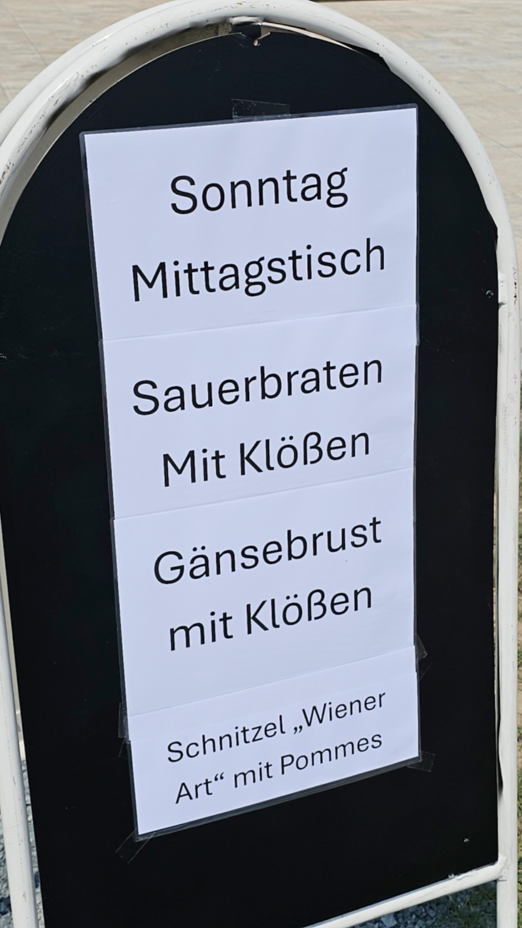 Großes Jubiläumsfest der Freiwilligen Feuerwehr Kemnath begeistert tausende Besucher

Kemnath. Mit einem abwechslungsreichen Programm für die ganze Familie feierte die Freiwillige Feuerwehr Kemnath an diesem Wochenende ihr 160-jähriges Bestehen sowie die Einweihung des neuen Feuerwehrgerätehauses. Das Fest zog zahlreiche Besucher aus Kemnath und der gesamten Region an und zeigte eindrucksvoll, welchen Stellenwert die Feuerwehr als unverzichtbarer Bestandteil des gesellschaftlichen Lebens besitzt.

Besonders der Sonntag stand ganz im Zeichen der Familien. Bereits am Vormittag begann der Festtag nach dem Gottesdienst mit einem gemütlichen Frühschoppen. Am Nachmittag strömten viele Gäste zum Tag der offenen Tür in das neue Feuerwehrhaus, das erstmals umfassend besichtigt werden konnte. Das moderne Gebäude beeindruckte durch seine großzügige Fahrzeughalle, zeitgemäße Technik, Schulungsräume sowie optimale Arbeitsbedingungen für die ehrenamtlichen Einsatzkräfte.

Auch für das leibliche Wohl war bestens gesorgt. Kaffee und eine große Auswahl an hausgemachten Kuchen luden zum Verweilen ein. Viele Besucher nutzten die Gelegenheit, in geselliger Atmosphäre mit Feuerwehrkameradinnen und -kameraden ins Gespräch zu kommen und den Nachmittag gemeinsam zu genießen.

Großen Anklang fanden die zahlreichen Vorführungen und Mitmachaktionen. Kinder und Erwachsene konnten Feuerwehrfahrzeuge aus nächster Nähe betrachten, die Ausrüstung kennenlernen und sich über die vielfältigen Aufgaben der Feuerwehr informieren. Besonders die Fahrzeugausstellung und die Präsentationen der Einsatztechnik machten deutlich, wie vielseitig und anspruchsvoll der Dienst der Feuerwehr heute ist. Für die jüngsten Besucher gab es zahlreiche Attraktionen, sodass keine Langeweile aufkam.

Das Jubiläumswochenende bot darüber hinaus ein abwechslungsreiches Festprogramm. Bereits am Freitag starteten die Feierlichkeiten mit einem Weinabend. Am Samstag folgten ein Tag der offenen Tür sowie ein großer Festabend mit der Stadtkapelle Kemnath und musikalischer Unterhaltung. Der Sonntag bildete schließlich mit Gottesdienst, Frühschoppen und Familienprogramm den gelungenen Abschluss eines rundum erfolgreichen Festwochenendes.

Die Freiwillige Feuerwehr Kemnath blickt inzwischen auf 160 Jahre Geschichte zurück. Seit ihrer Gründung im Jahr 1866 steht sie für ehrenamtlichen Einsatz, technische Kompetenz und gelebte Kameradschaft. Mit dem neuen Feuerwehrgerätehaus wurden zugleich wichtige Voraussetzungen geschaffen, um den wachsenden Anforderungen im Brand- und Katastrophenschutz auch künftig gerecht zu werden. Das Jubiläum war deshalb nicht nur Anlass zum Feiern, sondern auch ein sichtbares Zeichen für die Zukunft der Feuerwehr in Kemnath.

Viele Besucher verließen das Festgelände mit einem durchweg positiven Eindruck. Die gelungene Organisation, die freundliche Atmosphäre, das abwechslungsreiche Programm und die Möglichkeit, hinter die Kulissen der Feuerwehr zu blicken, machten das Jubiläumsfest zu einem besonderen Erlebnis für Jung und Alt. Das Fest zeigte eindrucksvoll, dass die Freiwillige Feuerwehr Kemnath weit mehr ist als eine Einsatzorganisation - sie ist ein wichtiger Bestandteil des gesellschaftlichen Lebens und ein Ort, an dem Gemeinschaft, Hilfsbereitschaft und Ehrenamt gelebt werden.