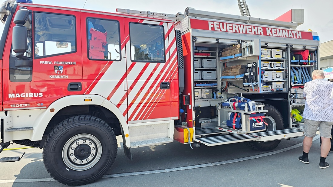 Großes Jubiläumsfest der Freiwilligen Feuerwehr Kemnath begeistert tausende Besucher

Kemnath. Mit einem abwechslungsreichen Programm für die ganze Familie feierte die Freiwillige Feuerwehr Kemnath an diesem Wochenende ihr 160-jähriges Bestehen sowie die Einweihung des neuen Feuerwehrgerätehauses. Das Fest zog zahlreiche Besucher aus Kemnath und der gesamten Region an und zeigte eindrucksvoll, welchen Stellenwert die Feuerwehr als unverzichtbarer Bestandteil des gesellschaftlichen Lebens besitzt.

Besonders der Sonntag stand ganz im Zeichen der Familien. Bereits am Vormittag begann der Festtag nach dem Gottesdienst mit einem gemütlichen Frühschoppen. Am Nachmittag strömten viele Gäste zum Tag der offenen Tür in das neue Feuerwehrhaus, das erstmals umfassend besichtigt werden konnte. Das moderne Gebäude beeindruckte durch seine großzügige Fahrzeughalle, zeitgemäße Technik, Schulungsräume sowie optimale Arbeitsbedingungen für die ehrenamtlichen Einsatzkräfte.

Auch für das leibliche Wohl war bestens gesorgt. Kaffee und eine große Auswahl an hausgemachten Kuchen luden zum Verweilen ein. Viele Besucher nutzten die Gelegenheit, in geselliger Atmosphäre mit Feuerwehrkameradinnen und -kameraden ins Gespräch zu kommen und den Nachmittag gemeinsam zu genießen.

Großen Anklang fanden die zahlreichen Vorführungen und Mitmachaktionen. Kinder und Erwachsene konnten Feuerwehrfahrzeuge aus nächster Nähe betrachten, die Ausrüstung kennenlernen und sich über die vielfältigen Aufgaben der Feuerwehr informieren. Besonders die Fahrzeugausstellung und die Präsentationen der Einsatztechnik machten deutlich, wie vielseitig und anspruchsvoll der Dienst der Feuerwehr heute ist. Für die jüngsten Besucher gab es zahlreiche Attraktionen, sodass keine Langeweile aufkam.

Das Jubiläumswochenende bot darüber hinaus ein abwechslungsreiches Festprogramm. Bereits am Freitag starteten die Feierlichkeiten mit einem Weinabend. Am Samstag folgten ein Tag der offenen Tür sowie ein großer Festabend mit der Stadtkapelle Kemnath und musikalischer Unterhaltung. Der Sonntag bildete schließlich mit Gottesdienst, Frühschoppen und Familienprogramm den gelungenen Abschluss eines rundum erfolgreichen Festwochenendes.

Die Freiwillige Feuerwehr Kemnath blickt inzwischen auf 160 Jahre Geschichte zurück. Seit ihrer Gründung im Jahr 1866 steht sie für ehrenamtlichen Einsatz, technische Kompetenz und gelebte Kameradschaft. Mit dem neuen Feuerwehrgerätehaus wurden zugleich wichtige Voraussetzungen geschaffen, um den wachsenden Anforderungen im Brand- und Katastrophenschutz auch künftig gerecht zu werden. Das Jubiläum war deshalb nicht nur Anlass zum Feiern, sondern auch ein sichtbares Zeichen für die Zukunft der Feuerwehr in Kemnath.

Viele Besucher verließen das Festgelände mit einem durchweg positiven Eindruck. Die gelungene Organisation, die freundliche Atmosphäre, das abwechslungsreiche Programm und die Möglichkeit, hinter die Kulissen der Feuerwehr zu blicken, machten das Jubiläumsfest zu einem besonderen Erlebnis für Jung und Alt. Das Fest zeigte eindrucksvoll, dass die Freiwillige Feuerwehr Kemnath weit mehr ist als eine Einsatzorganisation - sie ist ein wichtiger Bestandteil des gesellschaftlichen Lebens und ein Ort, an dem Gemeinschaft, Hilfsbereitschaft und Ehrenamt gelebt werden.