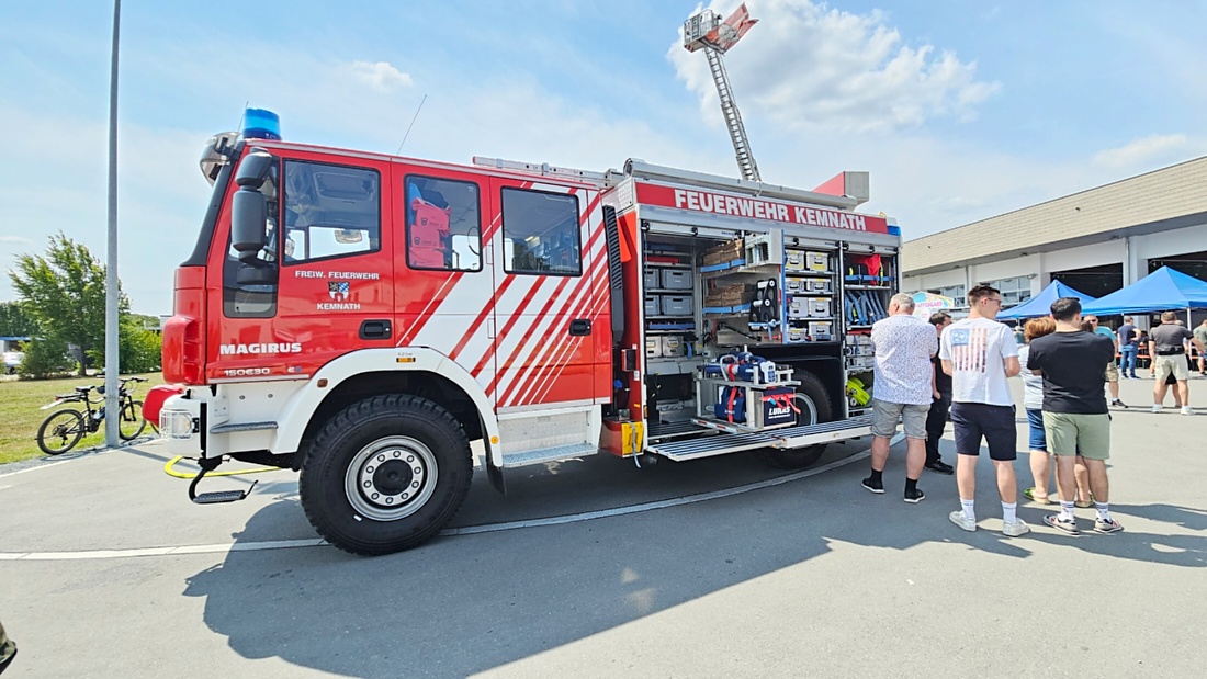 Großes Jubiläumsfest der Freiwilligen Feuerwehr Kemnath begeistert tausende Besucher

Kemnath. Mit einem abwechslungsreichen Programm für die ganze Familie feierte die Freiwillige Feuerwehr Kemnath an diesem Wochenende ihr 160-jähriges Bestehen sowie die Einweihung des neuen Feuerwehrgerätehauses. Das Fest zog zahlreiche Besucher aus Kemnath und der gesamten Region an und zeigte eindrucksvoll, welchen Stellenwert die Feuerwehr als unverzichtbarer Bestandteil des gesellschaftlichen Lebens besitzt.

Besonders der Sonntag stand ganz im Zeichen der Familien. Bereits am Vormittag begann der Festtag nach dem Gottesdienst mit einem gemütlichen Frühschoppen. Am Nachmittag strömten viele Gäste zum Tag der offenen Tür in das neue Feuerwehrhaus, das erstmals umfassend besichtigt werden konnte. Das moderne Gebäude beeindruckte durch seine großzügige Fahrzeughalle, zeitgemäße Technik, Schulungsräume sowie optimale Arbeitsbedingungen für die ehrenamtlichen Einsatzkräfte.

Auch für das leibliche Wohl war bestens gesorgt. Kaffee und eine große Auswahl an hausgemachten Kuchen luden zum Verweilen ein. Viele Besucher nutzten die Gelegenheit, in geselliger Atmosphäre mit Feuerwehrkameradinnen und -kameraden ins Gespräch zu kommen und den Nachmittag gemeinsam zu genießen.

Großen Anklang fanden die zahlreichen Vorführungen und Mitmachaktionen. Kinder und Erwachsene konnten Feuerwehrfahrzeuge aus nächster Nähe betrachten, die Ausrüstung kennenlernen und sich über die vielfältigen Aufgaben der Feuerwehr informieren. Besonders die Fahrzeugausstellung und die Präsentationen der Einsatztechnik machten deutlich, wie vielseitig und anspruchsvoll der Dienst der Feuerwehr heute ist. Für die jüngsten Besucher gab es zahlreiche Attraktionen, sodass keine Langeweile aufkam.

Das Jubiläumswochenende bot darüber hinaus ein abwechslungsreiches Festprogramm. Bereits am Freitag starteten die Feierlichkeiten mit einem Weinabend. Am Samstag folgten ein Tag der offenen Tür sowie ein großer Festabend mit der Stadtkapelle Kemnath und musikalischer Unterhaltung. Der Sonntag bildete schließlich mit Gottesdienst, Frühschoppen und Familienprogramm den gelungenen Abschluss eines rundum erfolgreichen Festwochenendes.

Die Freiwillige Feuerwehr Kemnath blickt inzwischen auf 160 Jahre Geschichte zurück. Seit ihrer Gründung im Jahr 1866 steht sie für ehrenamtlichen Einsatz, technische Kompetenz und gelebte Kameradschaft. Mit dem neuen Feuerwehrgerätehaus wurden zugleich wichtige Voraussetzungen geschaffen, um den wachsenden Anforderungen im Brand- und Katastrophenschutz auch künftig gerecht zu werden. Das Jubiläum war deshalb nicht nur Anlass zum Feiern, sondern auch ein sichtbares Zeichen für die Zukunft der Feuerwehr in Kemnath.

Viele Besucher verließen das Festgelände mit einem durchweg positiven Eindruck. Die gelungene Organisation, die freundliche Atmosphäre, das abwechslungsreiche Programm und die Möglichkeit, hinter die Kulissen der Feuerwehr zu blicken, machten das Jubiläumsfest zu einem besonderen Erlebnis für Jung und Alt. Das Fest zeigte eindrucksvoll, dass die Freiwillige Feuerwehr Kemnath weit mehr ist als eine Einsatzorganisation - sie ist ein wichtiger Bestandteil des gesellschaftlichen Lebens und ein Ort, an dem Gemeinschaft, Hilfsbereitschaft und Ehrenamt gelebt werden.
