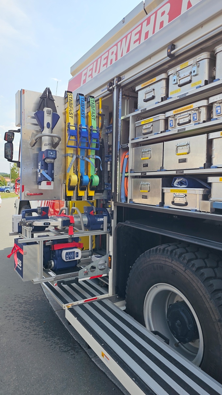 Großes Jubiläumsfest der Freiwilligen Feuerwehr Kemnath begeistert tausende Besucher

Kemnath. Mit einem abwechslungsreichen Programm für die ganze Familie feierte die Freiwillige Feuerwehr Kemnath an diesem Wochenende ihr 160-jähriges Bestehen sowie die Einweihung des neuen Feuerwehrgerätehauses. Das Fest zog zahlreiche Besucher aus Kemnath und der gesamten Region an und zeigte eindrucksvoll, welchen Stellenwert die Feuerwehr als unverzichtbarer Bestandteil des gesellschaftlichen Lebens besitzt.

Besonders der Sonntag stand ganz im Zeichen der Familien. Bereits am Vormittag begann der Festtag nach dem Gottesdienst mit einem gemütlichen Frühschoppen. Am Nachmittag strömten viele Gäste zum Tag der offenen Tür in das neue Feuerwehrhaus, das erstmals umfassend besichtigt werden konnte. Das moderne Gebäude beeindruckte durch seine großzügige Fahrzeughalle, zeitgemäße Technik, Schulungsräume sowie optimale Arbeitsbedingungen für die ehrenamtlichen Einsatzkräfte.

Auch für das leibliche Wohl war bestens gesorgt. Kaffee und eine große Auswahl an hausgemachten Kuchen luden zum Verweilen ein. Viele Besucher nutzten die Gelegenheit, in geselliger Atmosphäre mit Feuerwehrkameradinnen und -kameraden ins Gespräch zu kommen und den Nachmittag gemeinsam zu genießen.

Großen Anklang fanden die zahlreichen Vorführungen und Mitmachaktionen. Kinder und Erwachsene konnten Feuerwehrfahrzeuge aus nächster Nähe betrachten, die Ausrüstung kennenlernen und sich über die vielfältigen Aufgaben der Feuerwehr informieren. Besonders die Fahrzeugausstellung und die Präsentationen der Einsatztechnik machten deutlich, wie vielseitig und anspruchsvoll der Dienst der Feuerwehr heute ist. Für die jüngsten Besucher gab es zahlreiche Attraktionen, sodass keine Langeweile aufkam.

Das Jubiläumswochenende bot darüber hinaus ein abwechslungsreiches Festprogramm. Bereits am Freitag starteten die Feierlichkeiten mit einem Weinabend. Am Samstag folgten ein Tag der offenen Tür sowie ein großer Festabend mit der Stadtkapelle Kemnath und musikalischer Unterhaltung. Der Sonntag bildete schließlich mit Gottesdienst, Frühschoppen und Familienprogramm den gelungenen Abschluss eines rundum erfolgreichen Festwochenendes.

Die Freiwillige Feuerwehr Kemnath blickt inzwischen auf 160 Jahre Geschichte zurück. Seit ihrer Gründung im Jahr 1866 steht sie für ehrenamtlichen Einsatz, technische Kompetenz und gelebte Kameradschaft. Mit dem neuen Feuerwehrgerätehaus wurden zugleich wichtige Voraussetzungen geschaffen, um den wachsenden Anforderungen im Brand- und Katastrophenschutz auch künftig gerecht zu werden. Das Jubiläum war deshalb nicht nur Anlass zum Feiern, sondern auch ein sichtbares Zeichen für die Zukunft der Feuerwehr in Kemnath.

Viele Besucher verließen das Festgelände mit einem durchweg positiven Eindruck. Die gelungene Organisation, die freundliche Atmosphäre, das abwechslungsreiche Programm und die Möglichkeit, hinter die Kulissen der Feuerwehr zu blicken, machten das Jubiläumsfest zu einem besonderen Erlebnis für Jung und Alt. Das Fest zeigte eindrucksvoll, dass die Freiwillige Feuerwehr Kemnath weit mehr ist als eine Einsatzorganisation - sie ist ein wichtiger Bestandteil des gesellschaftlichen Lebens und ein Ort, an dem Gemeinschaft, Hilfsbereitschaft und Ehrenamt gelebt werden.