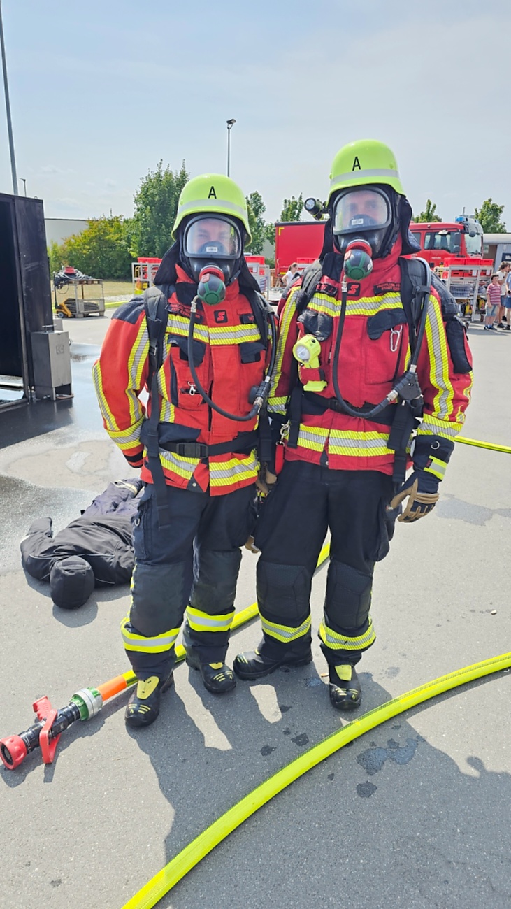 Großes Jubiläumsfest der Freiwilligen Feuerwehr Kemnath begeistert tausende Besucher

Kemnath. Mit einem abwechslungsreichen Programm für die ganze Familie feierte die Freiwillige Feuerwehr Kemnath an diesem Wochenende ihr 160-jähriges Bestehen sowie die Einweihung des neuen Feuerwehrgerätehauses. Das Fest zog zahlreiche Besucher aus Kemnath und der gesamten Region an und zeigte eindrucksvoll, welchen Stellenwert die Feuerwehr als unverzichtbarer Bestandteil des gesellschaftlichen Lebens besitzt.

Besonders der Sonntag stand ganz im Zeichen der Familien. Bereits am Vormittag begann der Festtag nach dem Gottesdienst mit einem gemütlichen Frühschoppen. Am Nachmittag strömten viele Gäste zum Tag der offenen Tür in das neue Feuerwehrhaus, das erstmals umfassend besichtigt werden konnte. Das moderne Gebäude beeindruckte durch seine großzügige Fahrzeughalle, zeitgemäße Technik, Schulungsräume sowie optimale Arbeitsbedingungen für die ehrenamtlichen Einsatzkräfte.

Auch für das leibliche Wohl war bestens gesorgt. Kaffee und eine große Auswahl an hausgemachten Kuchen luden zum Verweilen ein. Viele Besucher nutzten die Gelegenheit, in geselliger Atmosphäre mit Feuerwehrkameradinnen und -kameraden ins Gespräch zu kommen und den Nachmittag gemeinsam zu genießen.

Großen Anklang fanden die zahlreichen Vorführungen und Mitmachaktionen. Kinder und Erwachsene konnten Feuerwehrfahrzeuge aus nächster Nähe betrachten, die Ausrüstung kennenlernen und sich über die vielfältigen Aufgaben der Feuerwehr informieren. Besonders die Fahrzeugausstellung und die Präsentationen der Einsatztechnik machten deutlich, wie vielseitig und anspruchsvoll der Dienst der Feuerwehr heute ist. Für die jüngsten Besucher gab es zahlreiche Attraktionen, sodass keine Langeweile aufkam.

Das Jubiläumswochenende bot darüber hinaus ein abwechslungsreiches Festprogramm. Bereits am Freitag starteten die Feierlichkeiten mit einem Weinabend. Am Samstag folgten ein Tag der offenen Tür sowie ein großer Festabend mit der Stadtkapelle Kemnath und musikalischer Unterhaltung. Der Sonntag bildete schließlich mit Gottesdienst, Frühschoppen und Familienprogramm den gelungenen Abschluss eines rundum erfolgreichen Festwochenendes.

Die Freiwillige Feuerwehr Kemnath blickt inzwischen auf 160 Jahre Geschichte zurück. Seit ihrer Gründung im Jahr 1866 steht sie für ehrenamtlichen Einsatz, technische Kompetenz und gelebte Kameradschaft. Mit dem neuen Feuerwehrgerätehaus wurden zugleich wichtige Voraussetzungen geschaffen, um den wachsenden Anforderungen im Brand- und Katastrophenschutz auch künftig gerecht zu werden. Das Jubiläum war deshalb nicht nur Anlass zum Feiern, sondern auch ein sichtbares Zeichen für die Zukunft der Feuerwehr in Kemnath.

Viele Besucher verließen das Festgelände mit einem durchweg positiven Eindruck. Die gelungene Organisation, die freundliche Atmosphäre, das abwechslungsreiche Programm und die Möglichkeit, hinter die Kulissen der Feuerwehr zu blicken, machten das Jubiläumsfest zu einem besonderen Erlebnis für Jung und Alt. Das Fest zeigte eindrucksvoll, dass die Freiwillige Feuerwehr Kemnath weit mehr ist als eine Einsatzorganisation - sie ist ein wichtiger Bestandteil des gesellschaftlichen Lebens und ein Ort, an dem Gemeinschaft, Hilfsbereitschaft und Ehrenamt gelebt werden.