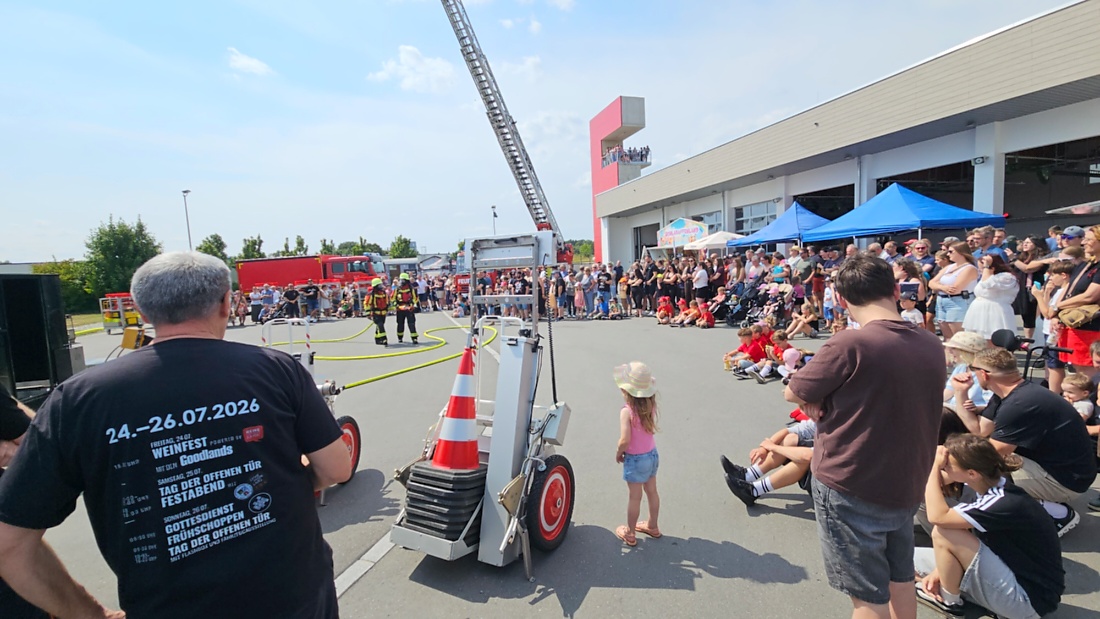 Großes Jubiläumsfest der Freiwilligen Feuerwehr Kemnath begeistert tausende Besucher

Kemnath. Mit einem abwechslungsreichen Programm für die ganze Familie feierte die Freiwillige Feuerwehr Kemnath an diesem Wochenende ihr 160-jähriges Bestehen sowie die Einweihung des neuen Feuerwehrgerätehauses. Das Fest zog zahlreiche Besucher aus Kemnath und der gesamten Region an und zeigte eindrucksvoll, welchen Stellenwert die Feuerwehr als unverzichtbarer Bestandteil des gesellschaftlichen Lebens besitzt.

Besonders der Sonntag stand ganz im Zeichen der Familien. Bereits am Vormittag begann der Festtag nach dem Gottesdienst mit einem gemütlichen Frühschoppen. Am Nachmittag strömten viele Gäste zum Tag der offenen Tür in das neue Feuerwehrhaus, das erstmals umfassend besichtigt werden konnte. Das moderne Gebäude beeindruckte durch seine großzügige Fahrzeughalle, zeitgemäße Technik, Schulungsräume sowie optimale Arbeitsbedingungen für die ehrenamtlichen Einsatzkräfte.

Auch für das leibliche Wohl war bestens gesorgt. Kaffee und eine große Auswahl an hausgemachten Kuchen luden zum Verweilen ein. Viele Besucher nutzten die Gelegenheit, in geselliger Atmosphäre mit Feuerwehrkameradinnen und -kameraden ins Gespräch zu kommen und den Nachmittag gemeinsam zu genießen.

Großen Anklang fanden die zahlreichen Vorführungen und Mitmachaktionen. Kinder und Erwachsene konnten Feuerwehrfahrzeuge aus nächster Nähe betrachten, die Ausrüstung kennenlernen und sich über die vielfältigen Aufgaben der Feuerwehr informieren. Besonders die Fahrzeugausstellung und die Präsentationen der Einsatztechnik machten deutlich, wie vielseitig und anspruchsvoll der Dienst der Feuerwehr heute ist. Für die jüngsten Besucher gab es zahlreiche Attraktionen, sodass keine Langeweile aufkam.

Das Jubiläumswochenende bot darüber hinaus ein abwechslungsreiches Festprogramm. Bereits am Freitag starteten die Feierlichkeiten mit einem Weinabend. Am Samstag folgten ein Tag der offenen Tür sowie ein großer Festabend mit der Stadtkapelle Kemnath und musikalischer Unterhaltung. Der Sonntag bildete schließlich mit Gottesdienst, Frühschoppen und Familienprogramm den gelungenen Abschluss eines rundum erfolgreichen Festwochenendes.

Die Freiwillige Feuerwehr Kemnath blickt inzwischen auf 160 Jahre Geschichte zurück. Seit ihrer Gründung im Jahr 1866 steht sie für ehrenamtlichen Einsatz, technische Kompetenz und gelebte Kameradschaft. Mit dem neuen Feuerwehrgerätehaus wurden zugleich wichtige Voraussetzungen geschaffen, um den wachsenden Anforderungen im Brand- und Katastrophenschutz auch künftig gerecht zu werden. Das Jubiläum war deshalb nicht nur Anlass zum Feiern, sondern auch ein sichtbares Zeichen für die Zukunft der Feuerwehr in Kemnath.

Viele Besucher verließen das Festgelände mit einem durchweg positiven Eindruck. Die gelungene Organisation, die freundliche Atmosphäre, das abwechslungsreiche Programm und die Möglichkeit, hinter die Kulissen der Feuerwehr zu blicken, machten das Jubiläumsfest zu einem besonderen Erlebnis für Jung und Alt. Das Fest zeigte eindrucksvoll, dass die Freiwillige Feuerwehr Kemnath weit mehr ist als eine Einsatzorganisation - sie ist ein wichtiger Bestandteil des gesellschaftlichen Lebens und ein Ort, an dem Gemeinschaft, Hilfsbereitschaft und Ehrenamt gelebt werden.
