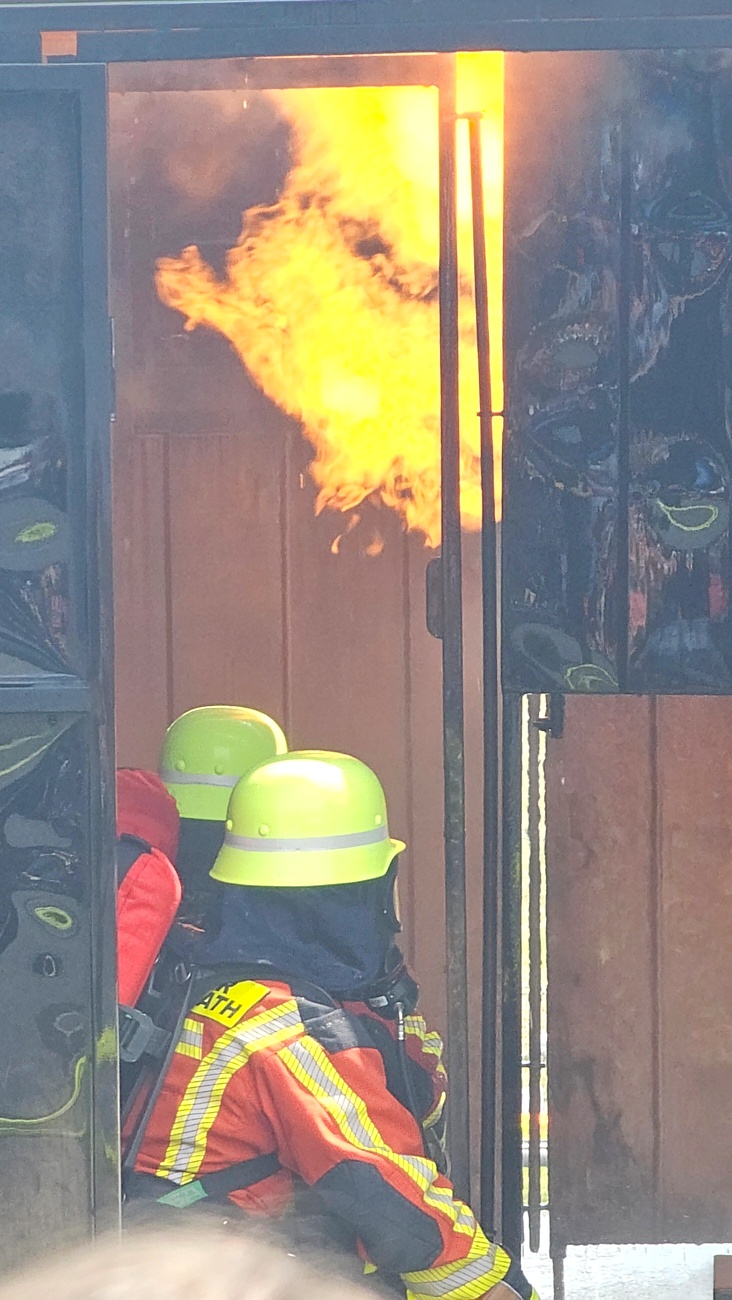 Großes Jubiläumsfest der Freiwilligen Feuerwehr Kemnath begeistert tausende Besucher

Kemnath. Mit einem abwechslungsreichen Programm für die ganze Familie feierte die Freiwillige Feuerwehr Kemnath an diesem Wochenende ihr 160-jähriges Bestehen sowie die Einweihung des neuen Feuerwehrgerätehauses. Das Fest zog zahlreiche Besucher aus Kemnath und der gesamten Region an und zeigte eindrucksvoll, welchen Stellenwert die Feuerwehr als unverzichtbarer Bestandteil des gesellschaftlichen Lebens besitzt.

Besonders der Sonntag stand ganz im Zeichen der Familien. Bereits am Vormittag begann der Festtag nach dem Gottesdienst mit einem gemütlichen Frühschoppen. Am Nachmittag strömten viele Gäste zum Tag der offenen Tür in das neue Feuerwehrhaus, das erstmals umfassend besichtigt werden konnte. Das moderne Gebäude beeindruckte durch seine großzügige Fahrzeughalle, zeitgemäße Technik, Schulungsräume sowie optimale Arbeitsbedingungen für die ehrenamtlichen Einsatzkräfte.

Auch für das leibliche Wohl war bestens gesorgt. Kaffee und eine große Auswahl an hausgemachten Kuchen luden zum Verweilen ein. Viele Besucher nutzten die Gelegenheit, in geselliger Atmosphäre mit Feuerwehrkameradinnen und -kameraden ins Gespräch zu kommen und den Nachmittag gemeinsam zu genießen.

Großen Anklang fanden die zahlreichen Vorführungen und Mitmachaktionen. Kinder und Erwachsene konnten Feuerwehrfahrzeuge aus nächster Nähe betrachten, die Ausrüstung kennenlernen und sich über die vielfältigen Aufgaben der Feuerwehr informieren. Besonders die Fahrzeugausstellung und die Präsentationen der Einsatztechnik machten deutlich, wie vielseitig und anspruchsvoll der Dienst der Feuerwehr heute ist. Für die jüngsten Besucher gab es zahlreiche Attraktionen, sodass keine Langeweile aufkam.

Das Jubiläumswochenende bot darüber hinaus ein abwechslungsreiches Festprogramm. Bereits am Freitag starteten die Feierlichkeiten mit einem Weinabend. Am Samstag folgten ein Tag der offenen Tür sowie ein großer Festabend mit der Stadtkapelle Kemnath und musikalischer Unterhaltung. Der Sonntag bildete schließlich mit Gottesdienst, Frühschoppen und Familienprogramm den gelungenen Abschluss eines rundum erfolgreichen Festwochenendes.

Die Freiwillige Feuerwehr Kemnath blickt inzwischen auf 160 Jahre Geschichte zurück. Seit ihrer Gründung im Jahr 1866 steht sie für ehrenamtlichen Einsatz, technische Kompetenz und gelebte Kameradschaft. Mit dem neuen Feuerwehrgerätehaus wurden zugleich wichtige Voraussetzungen geschaffen, um den wachsenden Anforderungen im Brand- und Katastrophenschutz auch künftig gerecht zu werden. Das Jubiläum war deshalb nicht nur Anlass zum Feiern, sondern auch ein sichtbares Zeichen für die Zukunft der Feuerwehr in Kemnath.

Viele Besucher verließen das Festgelände mit einem durchweg positiven Eindruck. Die gelungene Organisation, die freundliche Atmosphäre, das abwechslungsreiche Programm und die Möglichkeit, hinter die Kulissen der Feuerwehr zu blicken, machten das Jubiläumsfest zu einem besonderen Erlebnis für Jung und Alt. Das Fest zeigte eindrucksvoll, dass die Freiwillige Feuerwehr Kemnath weit mehr ist als eine Einsatzorganisation - sie ist ein wichtiger Bestandteil des gesellschaftlichen Lebens und ein Ort, an dem Gemeinschaft, Hilfsbereitschaft und Ehrenamt gelebt werden.