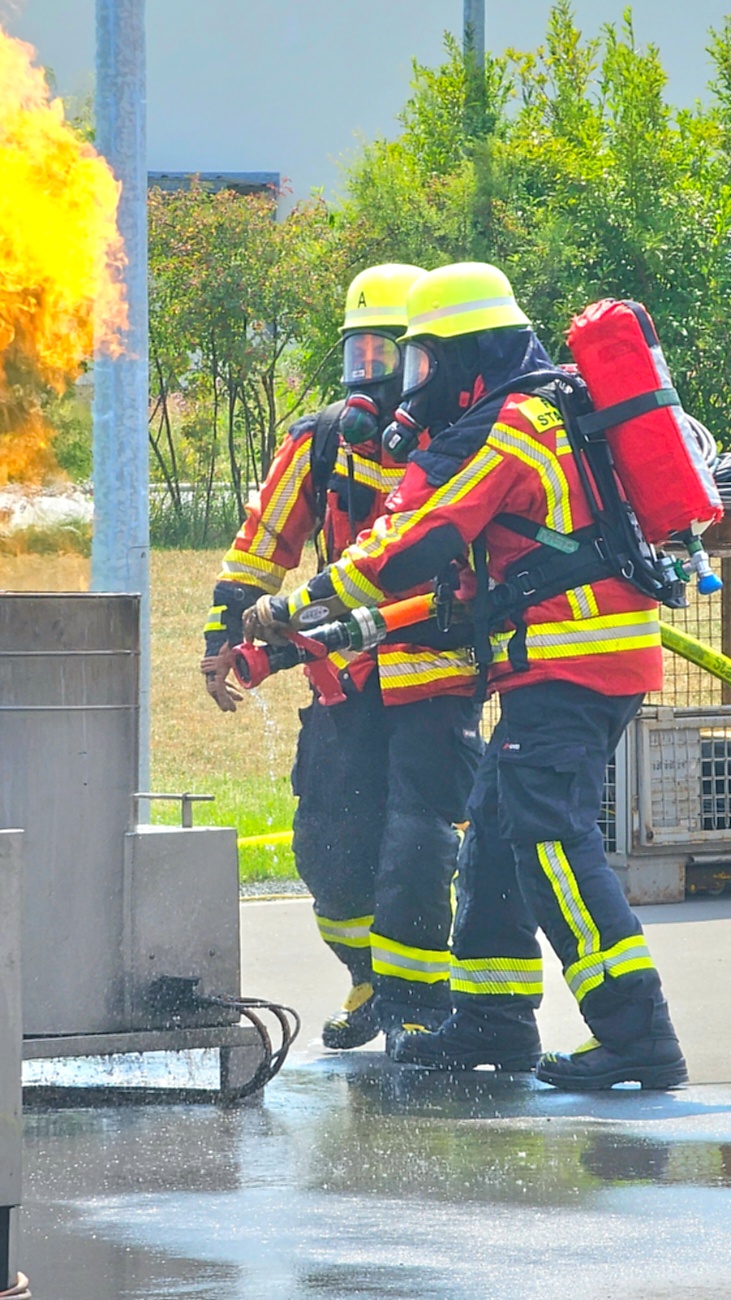 Großes Jubiläumsfest der Freiwilligen Feuerwehr Kemnath begeistert tausende Besucher

Kemnath. Mit einem abwechslungsreichen Programm für die ganze Familie feierte die Freiwillige Feuerwehr Kemnath an diesem Wochenende ihr 160-jähriges Bestehen sowie die Einweihung des neuen Feuerwehrgerätehauses. Das Fest zog zahlreiche Besucher aus Kemnath und der gesamten Region an und zeigte eindrucksvoll, welchen Stellenwert die Feuerwehr als unverzichtbarer Bestandteil des gesellschaftlichen Lebens besitzt.

Besonders der Sonntag stand ganz im Zeichen der Familien. Bereits am Vormittag begann der Festtag nach dem Gottesdienst mit einem gemütlichen Frühschoppen. Am Nachmittag strömten viele Gäste zum Tag der offenen Tür in das neue Feuerwehrhaus, das erstmals umfassend besichtigt werden konnte. Das moderne Gebäude beeindruckte durch seine großzügige Fahrzeughalle, zeitgemäße Technik, Schulungsräume sowie optimale Arbeitsbedingungen für die ehrenamtlichen Einsatzkräfte.

Auch für das leibliche Wohl war bestens gesorgt. Kaffee und eine große Auswahl an hausgemachten Kuchen luden zum Verweilen ein. Viele Besucher nutzten die Gelegenheit, in geselliger Atmosphäre mit Feuerwehrkameradinnen und -kameraden ins Gespräch zu kommen und den Nachmittag gemeinsam zu genießen.

Großen Anklang fanden die zahlreichen Vorführungen und Mitmachaktionen. Kinder und Erwachsene konnten Feuerwehrfahrzeuge aus nächster Nähe betrachten, die Ausrüstung kennenlernen und sich über die vielfältigen Aufgaben der Feuerwehr informieren. Besonders die Fahrzeugausstellung und die Präsentationen der Einsatztechnik machten deutlich, wie vielseitig und anspruchsvoll der Dienst der Feuerwehr heute ist. Für die jüngsten Besucher gab es zahlreiche Attraktionen, sodass keine Langeweile aufkam.

Das Jubiläumswochenende bot darüber hinaus ein abwechslungsreiches Festprogramm. Bereits am Freitag starteten die Feierlichkeiten mit einem Weinabend. Am Samstag folgten ein Tag der offenen Tür sowie ein großer Festabend mit der Stadtkapelle Kemnath und musikalischer Unterhaltung. Der Sonntag bildete schließlich mit Gottesdienst, Frühschoppen und Familienprogramm den gelungenen Abschluss eines rundum erfolgreichen Festwochenendes.

Die Freiwillige Feuerwehr Kemnath blickt inzwischen auf 160 Jahre Geschichte zurück. Seit ihrer Gründung im Jahr 1866 steht sie für ehrenamtlichen Einsatz, technische Kompetenz und gelebte Kameradschaft. Mit dem neuen Feuerwehrgerätehaus wurden zugleich wichtige Voraussetzungen geschaffen, um den wachsenden Anforderungen im Brand- und Katastrophenschutz auch künftig gerecht zu werden. Das Jubiläum war deshalb nicht nur Anlass zum Feiern, sondern auch ein sichtbares Zeichen für die Zukunft der Feuerwehr in Kemnath.

Viele Besucher verließen das Festgelände mit einem durchweg positiven Eindruck. Die gelungene Organisation, die freundliche Atmosphäre, das abwechslungsreiche Programm und die Möglichkeit, hinter die Kulissen der Feuerwehr zu blicken, machten das Jubiläumsfest zu einem besonderen Erlebnis für Jung und Alt. Das Fest zeigte eindrucksvoll, dass die Freiwillige Feuerwehr Kemnath weit mehr ist als eine Einsatzorganisation - sie ist ein wichtiger Bestandteil des gesellschaftlichen Lebens und ein Ort, an dem Gemeinschaft, Hilfsbereitschaft und Ehrenamt gelebt werden.