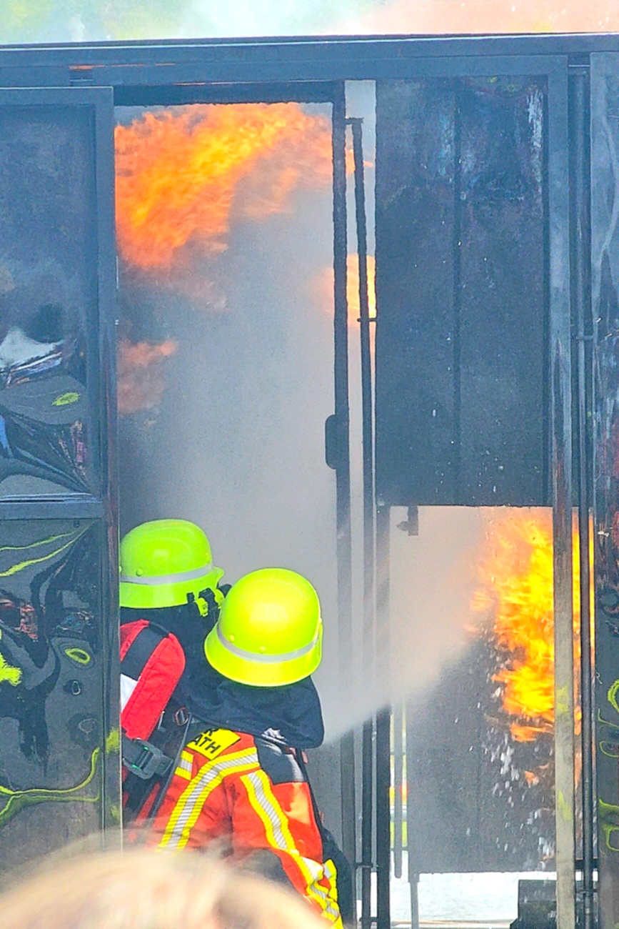 Großes Jubiläumsfest der Freiwilligen Feuerwehr Kemnath begeistert tausende Besucher

Kemnath. Mit einem abwechslungsreichen Programm für die ganze Familie feierte die Freiwillige Feuerwehr Kemnath an diesem Wochenende ihr 160-jähriges Bestehen sowie die Einweihung des neuen Feuerwehrgerätehauses. Das Fest zog zahlreiche Besucher aus Kemnath und der gesamten Region an und zeigte eindrucksvoll, welchen Stellenwert die Feuerwehr als unverzichtbarer Bestandteil des gesellschaftlichen Lebens besitzt.

Besonders der Sonntag stand ganz im Zeichen der Familien. Bereits am Vormittag begann der Festtag nach dem Gottesdienst mit einem gemütlichen Frühschoppen. Am Nachmittag strömten viele Gäste zum Tag der offenen Tür in das neue Feuerwehrhaus, das erstmals umfassend besichtigt werden konnte. Das moderne Gebäude beeindruckte durch seine großzügige Fahrzeughalle, zeitgemäße Technik, Schulungsräume sowie optimale Arbeitsbedingungen für die ehrenamtlichen Einsatzkräfte.

Auch für das leibliche Wohl war bestens gesorgt. Kaffee und eine große Auswahl an hausgemachten Kuchen luden zum Verweilen ein. Viele Besucher nutzten die Gelegenheit, in geselliger Atmosphäre mit Feuerwehrkameradinnen und -kameraden ins Gespräch zu kommen und den Nachmittag gemeinsam zu genießen.

Großen Anklang fanden die zahlreichen Vorführungen und Mitmachaktionen. Kinder und Erwachsene konnten Feuerwehrfahrzeuge aus nächster Nähe betrachten, die Ausrüstung kennenlernen und sich über die vielfältigen Aufgaben der Feuerwehr informieren. Besonders die Fahrzeugausstellung und die Präsentationen der Einsatztechnik machten deutlich, wie vielseitig und anspruchsvoll der Dienst der Feuerwehr heute ist. Für die jüngsten Besucher gab es zahlreiche Attraktionen, sodass keine Langeweile aufkam.

Das Jubiläumswochenende bot darüber hinaus ein abwechslungsreiches Festprogramm. Bereits am Freitag starteten die Feierlichkeiten mit einem Weinabend. Am Samstag folgten ein Tag der offenen Tür sowie ein großer Festabend mit der Stadtkapelle Kemnath und musikalischer Unterhaltung. Der Sonntag bildete schließlich mit Gottesdienst, Frühschoppen und Familienprogramm den gelungenen Abschluss eines rundum erfolgreichen Festwochenendes.

Die Freiwillige Feuerwehr Kemnath blickt inzwischen auf 160 Jahre Geschichte zurück. Seit ihrer Gründung im Jahr 1866 steht sie für ehrenamtlichen Einsatz, technische Kompetenz und gelebte Kameradschaft. Mit dem neuen Feuerwehrgerätehaus wurden zugleich wichtige Voraussetzungen geschaffen, um den wachsenden Anforderungen im Brand- und Katastrophenschutz auch künftig gerecht zu werden. Das Jubiläum war deshalb nicht nur Anlass zum Feiern, sondern auch ein sichtbares Zeichen für die Zukunft der Feuerwehr in Kemnath.

Viele Besucher verließen das Festgelände mit einem durchweg positiven Eindruck. Die gelungene Organisation, die freundliche Atmosphäre, das abwechslungsreiche Programm und die Möglichkeit, hinter die Kulissen der Feuerwehr zu blicken, machten das Jubiläumsfest zu einem besonderen Erlebnis für Jung und Alt. Das Fest zeigte eindrucksvoll, dass die Freiwillige Feuerwehr Kemnath weit mehr ist als eine Einsatzorganisation - sie ist ein wichtiger Bestandteil des gesellschaftlichen Lebens und ein Ort, an dem Gemeinschaft, Hilfsbereitschaft und Ehrenamt gelebt werden.