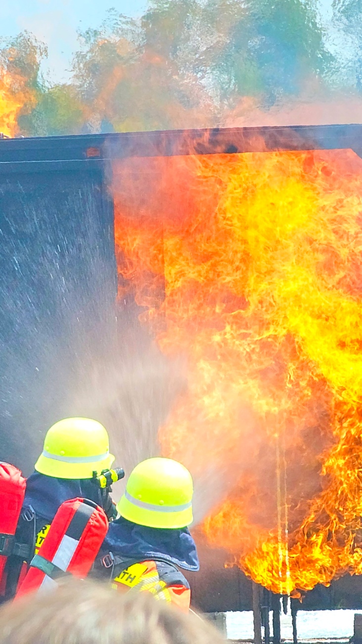 Großes Jubiläumsfest der Freiwilligen Feuerwehr Kemnath begeistert tausende Besucher

Kemnath. Mit einem abwechslungsreichen Programm für die ganze Familie feierte die Freiwillige Feuerwehr Kemnath an diesem Wochenende ihr 160-jähriges Bestehen sowie die Einweihung des neuen Feuerwehrgerätehauses. Das Fest zog zahlreiche Besucher aus Kemnath und der gesamten Region an und zeigte eindrucksvoll, welchen Stellenwert die Feuerwehr als unverzichtbarer Bestandteil des gesellschaftlichen Lebens besitzt.

Besonders der Sonntag stand ganz im Zeichen der Familien. Bereits am Vormittag begann der Festtag nach dem Gottesdienst mit einem gemütlichen Frühschoppen. Am Nachmittag strömten viele Gäste zum Tag der offenen Tür in das neue Feuerwehrhaus, das erstmals umfassend besichtigt werden konnte. Das moderne Gebäude beeindruckte durch seine großzügige Fahrzeughalle, zeitgemäße Technik, Schulungsräume sowie optimale Arbeitsbedingungen für die ehrenamtlichen Einsatzkräfte.

Auch für das leibliche Wohl war bestens gesorgt. Kaffee und eine große Auswahl an hausgemachten Kuchen luden zum Verweilen ein. Viele Besucher nutzten die Gelegenheit, in geselliger Atmosphäre mit Feuerwehrkameradinnen und -kameraden ins Gespräch zu kommen und den Nachmittag gemeinsam zu genießen.

Großen Anklang fanden die zahlreichen Vorführungen und Mitmachaktionen. Kinder und Erwachsene konnten Feuerwehrfahrzeuge aus nächster Nähe betrachten, die Ausrüstung kennenlernen und sich über die vielfältigen Aufgaben der Feuerwehr informieren. Besonders die Fahrzeugausstellung und die Präsentationen der Einsatztechnik machten deutlich, wie vielseitig und anspruchsvoll der Dienst der Feuerwehr heute ist. Für die jüngsten Besucher gab es zahlreiche Attraktionen, sodass keine Langeweile aufkam.

Das Jubiläumswochenende bot darüber hinaus ein abwechslungsreiches Festprogramm. Bereits am Freitag starteten die Feierlichkeiten mit einem Weinabend. Am Samstag folgten ein Tag der offenen Tür sowie ein großer Festabend mit der Stadtkapelle Kemnath und musikalischer Unterhaltung. Der Sonntag bildete schließlich mit Gottesdienst, Frühschoppen und Familienprogramm den gelungenen Abschluss eines rundum erfolgreichen Festwochenendes.

Die Freiwillige Feuerwehr Kemnath blickt inzwischen auf 160 Jahre Geschichte zurück. Seit ihrer Gründung im Jahr 1866 steht sie für ehrenamtlichen Einsatz, technische Kompetenz und gelebte Kameradschaft. Mit dem neuen Feuerwehrgerätehaus wurden zugleich wichtige Voraussetzungen geschaffen, um den wachsenden Anforderungen im Brand- und Katastrophenschutz auch künftig gerecht zu werden. Das Jubiläum war deshalb nicht nur Anlass zum Feiern, sondern auch ein sichtbares Zeichen für die Zukunft der Feuerwehr in Kemnath.

Viele Besucher verließen das Festgelände mit einem durchweg positiven Eindruck. Die gelungene Organisation, die freundliche Atmosphäre, das abwechslungsreiche Programm und die Möglichkeit, hinter die Kulissen der Feuerwehr zu blicken, machten das Jubiläumsfest zu einem besonderen Erlebnis für Jung und Alt. Das Fest zeigte eindrucksvoll, dass die Freiwillige Feuerwehr Kemnath weit mehr ist als eine Einsatzorganisation - sie ist ein wichtiger Bestandteil des gesellschaftlichen Lebens und ein Ort, an dem Gemeinschaft, Hilfsbereitschaft und Ehrenamt gelebt werden.
