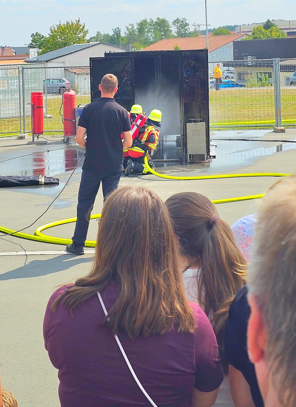Großes Jubiläumsfest der Freiwilligen Feuerwehr Kemnath begeistert tausende Besucher

Kemnath. Mit einem abwechslungsreichen Programm für die ganze Familie feierte die Freiwillige Feuerwehr Kemnath an diesem Wochenende ihr 160-jähriges Bestehen sowie die Einweihung des neuen Feuerwehrgerätehauses. Das Fest zog zahlreiche Besucher aus Kemnath und der gesamten Region an und zeigte eindrucksvoll, welchen Stellenwert die Feuerwehr als unverzichtbarer Bestandteil des gesellschaftlichen Lebens besitzt.

Besonders der Sonntag stand ganz im Zeichen der Familien. Bereits am Vormittag begann der Festtag nach dem Gottesdienst mit einem gemütlichen Frühschoppen. Am Nachmittag strömten viele Gäste zum Tag der offenen Tür in das neue Feuerwehrhaus, das erstmals umfassend besichtigt werden konnte. Das moderne Gebäude beeindruckte durch seine großzügige Fahrzeughalle, zeitgemäße Technik, Schulungsräume sowie optimale Arbeitsbedingungen für die ehrenamtlichen Einsatzkräfte.

Auch für das leibliche Wohl war bestens gesorgt. Kaffee und eine große Auswahl an hausgemachten Kuchen luden zum Verweilen ein. Viele Besucher nutzten die Gelegenheit, in geselliger Atmosphäre mit Feuerwehrkameradinnen und -kameraden ins Gespräch zu kommen und den Nachmittag gemeinsam zu genießen.

Großen Anklang fanden die zahlreichen Vorführungen und Mitmachaktionen. Kinder und Erwachsene konnten Feuerwehrfahrzeuge aus nächster Nähe betrachten, die Ausrüstung kennenlernen und sich über die vielfältigen Aufgaben der Feuerwehr informieren. Besonders die Fahrzeugausstellung und die Präsentationen der Einsatztechnik machten deutlich, wie vielseitig und anspruchsvoll der Dienst der Feuerwehr heute ist. Für die jüngsten Besucher gab es zahlreiche Attraktionen, sodass keine Langeweile aufkam.

Das Jubiläumswochenende bot darüber hinaus ein abwechslungsreiches Festprogramm. Bereits am Freitag starteten die Feierlichkeiten mit einem Weinabend. Am Samstag folgten ein Tag der offenen Tür sowie ein großer Festabend mit der Stadtkapelle Kemnath und musikalischer Unterhaltung. Der Sonntag bildete schließlich mit Gottesdienst, Frühschoppen und Familienprogramm den gelungenen Abschluss eines rundum erfolgreichen Festwochenendes.

Die Freiwillige Feuerwehr Kemnath blickt inzwischen auf 160 Jahre Geschichte zurück. Seit ihrer Gründung im Jahr 1866 steht sie für ehrenamtlichen Einsatz, technische Kompetenz und gelebte Kameradschaft. Mit dem neuen Feuerwehrgerätehaus wurden zugleich wichtige Voraussetzungen geschaffen, um den wachsenden Anforderungen im Brand- und Katastrophenschutz auch künftig gerecht zu werden. Das Jubiläum war deshalb nicht nur Anlass zum Feiern, sondern auch ein sichtbares Zeichen für die Zukunft der Feuerwehr in Kemnath.

Viele Besucher verließen das Festgelände mit einem durchweg positiven Eindruck. Die gelungene Organisation, die freundliche Atmosphäre, das abwechslungsreiche Programm und die Möglichkeit, hinter die Kulissen der Feuerwehr zu blicken, machten das Jubiläumsfest zu einem besonderen Erlebnis für Jung und Alt. Das Fest zeigte eindrucksvoll, dass die Freiwillige Feuerwehr Kemnath weit mehr ist als eine Einsatzorganisation - sie ist ein wichtiger Bestandteil des gesellschaftlichen Lebens und ein Ort, an dem Gemeinschaft, Hilfsbereitschaft und Ehrenamt gelebt werden.