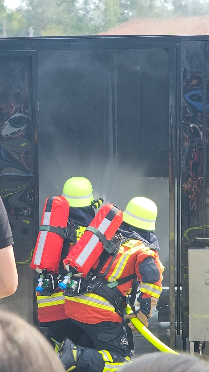 Großes Jubiläumsfest der Freiwilligen Feuerwehr Kemnath begeistert tausende Besucher

Kemnath. Mit einem abwechslungsreichen Programm für die ganze Familie feierte die Freiwillige Feuerwehr Kemnath an diesem Wochenende ihr 160-jähriges Bestehen sowie die Einweihung des neuen Feuerwehrgerätehauses. Das Fest zog zahlreiche Besucher aus Kemnath und der gesamten Region an und zeigte eindrucksvoll, welchen Stellenwert die Feuerwehr als unverzichtbarer Bestandteil des gesellschaftlichen Lebens besitzt.

Besonders der Sonntag stand ganz im Zeichen der Familien. Bereits am Vormittag begann der Festtag nach dem Gottesdienst mit einem gemütlichen Frühschoppen. Am Nachmittag strömten viele Gäste zum Tag der offenen Tür in das neue Feuerwehrhaus, das erstmals umfassend besichtigt werden konnte. Das moderne Gebäude beeindruckte durch seine großzügige Fahrzeughalle, zeitgemäße Technik, Schulungsräume sowie optimale Arbeitsbedingungen für die ehrenamtlichen Einsatzkräfte.

Auch für das leibliche Wohl war bestens gesorgt. Kaffee und eine große Auswahl an hausgemachten Kuchen luden zum Verweilen ein. Viele Besucher nutzten die Gelegenheit, in geselliger Atmosphäre mit Feuerwehrkameradinnen und -kameraden ins Gespräch zu kommen und den Nachmittag gemeinsam zu genießen.

Großen Anklang fanden die zahlreichen Vorführungen und Mitmachaktionen. Kinder und Erwachsene konnten Feuerwehrfahrzeuge aus nächster Nähe betrachten, die Ausrüstung kennenlernen und sich über die vielfältigen Aufgaben der Feuerwehr informieren. Besonders die Fahrzeugausstellung und die Präsentationen der Einsatztechnik machten deutlich, wie vielseitig und anspruchsvoll der Dienst der Feuerwehr heute ist. Für die jüngsten Besucher gab es zahlreiche Attraktionen, sodass keine Langeweile aufkam.

Das Jubiläumswochenende bot darüber hinaus ein abwechslungsreiches Festprogramm. Bereits am Freitag starteten die Feierlichkeiten mit einem Weinabend. Am Samstag folgten ein Tag der offenen Tür sowie ein großer Festabend mit der Stadtkapelle Kemnath und musikalischer Unterhaltung. Der Sonntag bildete schließlich mit Gottesdienst, Frühschoppen und Familienprogramm den gelungenen Abschluss eines rundum erfolgreichen Festwochenendes.

Die Freiwillige Feuerwehr Kemnath blickt inzwischen auf 160 Jahre Geschichte zurück. Seit ihrer Gründung im Jahr 1866 steht sie für ehrenamtlichen Einsatz, technische Kompetenz und gelebte Kameradschaft. Mit dem neuen Feuerwehrgerätehaus wurden zugleich wichtige Voraussetzungen geschaffen, um den wachsenden Anforderungen im Brand- und Katastrophenschutz auch künftig gerecht zu werden. Das Jubiläum war deshalb nicht nur Anlass zum Feiern, sondern auch ein sichtbares Zeichen für die Zukunft der Feuerwehr in Kemnath.

Viele Besucher verließen das Festgelände mit einem durchweg positiven Eindruck. Die gelungene Organisation, die freundliche Atmosphäre, das abwechslungsreiche Programm und die Möglichkeit, hinter die Kulissen der Feuerwehr zu blicken, machten das Jubiläumsfest zu einem besonderen Erlebnis für Jung und Alt. Das Fest zeigte eindrucksvoll, dass die Freiwillige Feuerwehr Kemnath weit mehr ist als eine Einsatzorganisation - sie ist ein wichtiger Bestandteil des gesellschaftlichen Lebens und ein Ort, an dem Gemeinschaft, Hilfsbereitschaft und Ehrenamt gelebt werden.