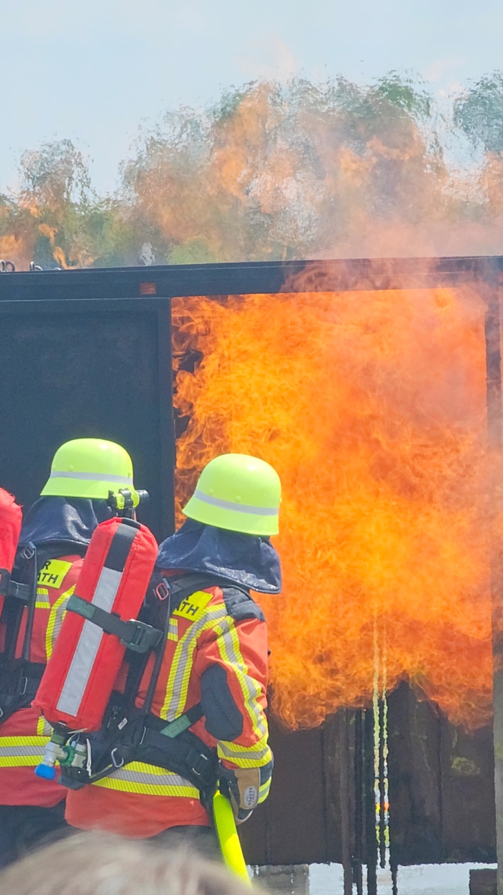 Großes Jubiläumsfest der Freiwilligen Feuerwehr Kemnath begeistert tausende Besucher

Kemnath. Mit einem abwechslungsreichen Programm für die ganze Familie feierte die Freiwillige Feuerwehr Kemnath an diesem Wochenende ihr 160-jähriges Bestehen sowie die Einweihung des neuen Feuerwehrgerätehauses. Das Fest zog zahlreiche Besucher aus Kemnath und der gesamten Region an und zeigte eindrucksvoll, welchen Stellenwert die Feuerwehr als unverzichtbarer Bestandteil des gesellschaftlichen Lebens besitzt.

Besonders der Sonntag stand ganz im Zeichen der Familien. Bereits am Vormittag begann der Festtag nach dem Gottesdienst mit einem gemütlichen Frühschoppen. Am Nachmittag strömten viele Gäste zum Tag der offenen Tür in das neue Feuerwehrhaus, das erstmals umfassend besichtigt werden konnte. Das moderne Gebäude beeindruckte durch seine großzügige Fahrzeughalle, zeitgemäße Technik, Schulungsräume sowie optimale Arbeitsbedingungen für die ehrenamtlichen Einsatzkräfte.

Auch für das leibliche Wohl war bestens gesorgt. Kaffee und eine große Auswahl an hausgemachten Kuchen luden zum Verweilen ein. Viele Besucher nutzten die Gelegenheit, in geselliger Atmosphäre mit Feuerwehrkameradinnen und -kameraden ins Gespräch zu kommen und den Nachmittag gemeinsam zu genießen.

Großen Anklang fanden die zahlreichen Vorführungen und Mitmachaktionen. Kinder und Erwachsene konnten Feuerwehrfahrzeuge aus nächster Nähe betrachten, die Ausrüstung kennenlernen und sich über die vielfältigen Aufgaben der Feuerwehr informieren. Besonders die Fahrzeugausstellung und die Präsentationen der Einsatztechnik machten deutlich, wie vielseitig und anspruchsvoll der Dienst der Feuerwehr heute ist. Für die jüngsten Besucher gab es zahlreiche Attraktionen, sodass keine Langeweile aufkam.

Das Jubiläumswochenende bot darüber hinaus ein abwechslungsreiches Festprogramm. Bereits am Freitag starteten die Feierlichkeiten mit einem Weinabend. Am Samstag folgten ein Tag der offenen Tür sowie ein großer Festabend mit der Stadtkapelle Kemnath und musikalischer Unterhaltung. Der Sonntag bildete schließlich mit Gottesdienst, Frühschoppen und Familienprogramm den gelungenen Abschluss eines rundum erfolgreichen Festwochenendes.

Die Freiwillige Feuerwehr Kemnath blickt inzwischen auf 160 Jahre Geschichte zurück. Seit ihrer Gründung im Jahr 1866 steht sie für ehrenamtlichen Einsatz, technische Kompetenz und gelebte Kameradschaft. Mit dem neuen Feuerwehrgerätehaus wurden zugleich wichtige Voraussetzungen geschaffen, um den wachsenden Anforderungen im Brand- und Katastrophenschutz auch künftig gerecht zu werden. Das Jubiläum war deshalb nicht nur Anlass zum Feiern, sondern auch ein sichtbares Zeichen für die Zukunft der Feuerwehr in Kemnath.

Viele Besucher verließen das Festgelände mit einem durchweg positiven Eindruck. Die gelungene Organisation, die freundliche Atmosphäre, das abwechslungsreiche Programm und die Möglichkeit, hinter die Kulissen der Feuerwehr zu blicken, machten das Jubiläumsfest zu einem besonderen Erlebnis für Jung und Alt. Das Fest zeigte eindrucksvoll, dass die Freiwillige Feuerwehr Kemnath weit mehr ist als eine Einsatzorganisation - sie ist ein wichtiger Bestandteil des gesellschaftlichen Lebens und ein Ort, an dem Gemeinschaft, Hilfsbereitschaft und Ehrenamt gelebt werden.