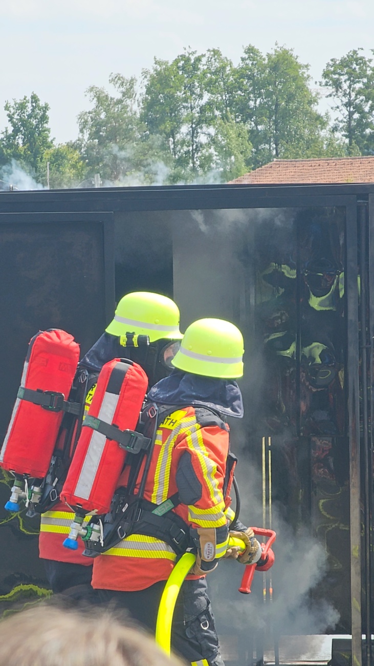 Großes Jubiläumsfest der Freiwilligen Feuerwehr Kemnath begeistert tausende Besucher

Kemnath. Mit einem abwechslungsreichen Programm für die ganze Familie feierte die Freiwillige Feuerwehr Kemnath an diesem Wochenende ihr 160-jähriges Bestehen sowie die Einweihung des neuen Feuerwehrgerätehauses. Das Fest zog zahlreiche Besucher aus Kemnath und der gesamten Region an und zeigte eindrucksvoll, welchen Stellenwert die Feuerwehr als unverzichtbarer Bestandteil des gesellschaftlichen Lebens besitzt.

Besonders der Sonntag stand ganz im Zeichen der Familien. Bereits am Vormittag begann der Festtag nach dem Gottesdienst mit einem gemütlichen Frühschoppen. Am Nachmittag strömten viele Gäste zum Tag der offenen Tür in das neue Feuerwehrhaus, das erstmals umfassend besichtigt werden konnte. Das moderne Gebäude beeindruckte durch seine großzügige Fahrzeughalle, zeitgemäße Technik, Schulungsräume sowie optimale Arbeitsbedingungen für die ehrenamtlichen Einsatzkräfte.

Auch für das leibliche Wohl war bestens gesorgt. Kaffee und eine große Auswahl an hausgemachten Kuchen luden zum Verweilen ein. Viele Besucher nutzten die Gelegenheit, in geselliger Atmosphäre mit Feuerwehrkameradinnen und -kameraden ins Gespräch zu kommen und den Nachmittag gemeinsam zu genießen.

Großen Anklang fanden die zahlreichen Vorführungen und Mitmachaktionen. Kinder und Erwachsene konnten Feuerwehrfahrzeuge aus nächster Nähe betrachten, die Ausrüstung kennenlernen und sich über die vielfältigen Aufgaben der Feuerwehr informieren. Besonders die Fahrzeugausstellung und die Präsentationen der Einsatztechnik machten deutlich, wie vielseitig und anspruchsvoll der Dienst der Feuerwehr heute ist. Für die jüngsten Besucher gab es zahlreiche Attraktionen, sodass keine Langeweile aufkam.

Das Jubiläumswochenende bot darüber hinaus ein abwechslungsreiches Festprogramm. Bereits am Freitag starteten die Feierlichkeiten mit einem Weinabend. Am Samstag folgten ein Tag der offenen Tür sowie ein großer Festabend mit der Stadtkapelle Kemnath und musikalischer Unterhaltung. Der Sonntag bildete schließlich mit Gottesdienst, Frühschoppen und Familienprogramm den gelungenen Abschluss eines rundum erfolgreichen Festwochenendes.

Die Freiwillige Feuerwehr Kemnath blickt inzwischen auf 160 Jahre Geschichte zurück. Seit ihrer Gründung im Jahr 1866 steht sie für ehrenamtlichen Einsatz, technische Kompetenz und gelebte Kameradschaft. Mit dem neuen Feuerwehrgerätehaus wurden zugleich wichtige Voraussetzungen geschaffen, um den wachsenden Anforderungen im Brand- und Katastrophenschutz auch künftig gerecht zu werden. Das Jubiläum war deshalb nicht nur Anlass zum Feiern, sondern auch ein sichtbares Zeichen für die Zukunft der Feuerwehr in Kemnath.

Viele Besucher verließen das Festgelände mit einem durchweg positiven Eindruck. Die gelungene Organisation, die freundliche Atmosphäre, das abwechslungsreiche Programm und die Möglichkeit, hinter die Kulissen der Feuerwehr zu blicken, machten das Jubiläumsfest zu einem besonderen Erlebnis für Jung und Alt. Das Fest zeigte eindrucksvoll, dass die Freiwillige Feuerwehr Kemnath weit mehr ist als eine Einsatzorganisation - sie ist ein wichtiger Bestandteil des gesellschaftlichen Lebens und ein Ort, an dem Gemeinschaft, Hilfsbereitschaft und Ehrenamt gelebt werden.