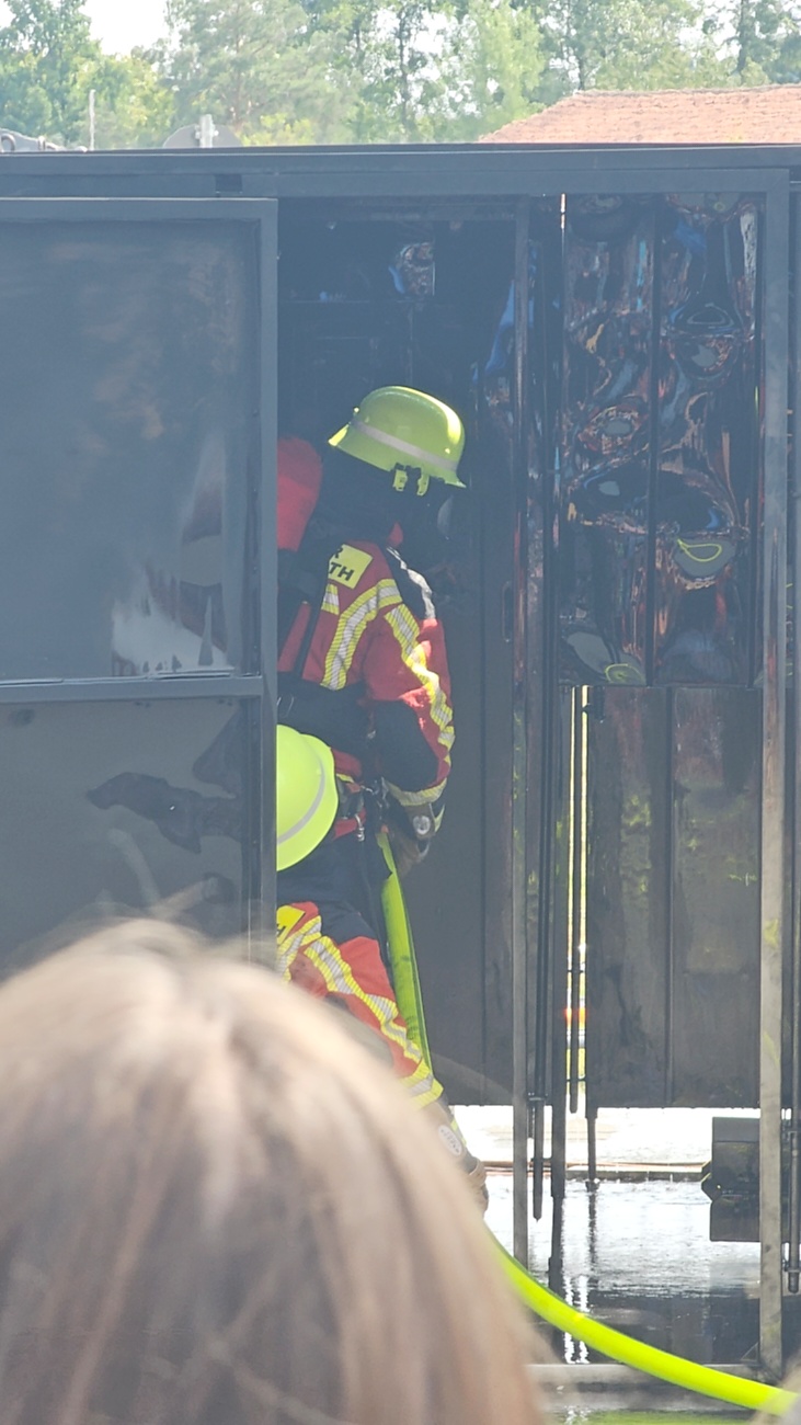 Großes Jubiläumsfest der Freiwilligen Feuerwehr Kemnath begeistert tausende Besucher

Kemnath. Mit einem abwechslungsreichen Programm für die ganze Familie feierte die Freiwillige Feuerwehr Kemnath an diesem Wochenende ihr 160-jähriges Bestehen sowie die Einweihung des neuen Feuerwehrgerätehauses. Das Fest zog zahlreiche Besucher aus Kemnath und der gesamten Region an und zeigte eindrucksvoll, welchen Stellenwert die Feuerwehr als unverzichtbarer Bestandteil des gesellschaftlichen Lebens besitzt.

Besonders der Sonntag stand ganz im Zeichen der Familien. Bereits am Vormittag begann der Festtag nach dem Gottesdienst mit einem gemütlichen Frühschoppen. Am Nachmittag strömten viele Gäste zum Tag der offenen Tür in das neue Feuerwehrhaus, das erstmals umfassend besichtigt werden konnte. Das moderne Gebäude beeindruckte durch seine großzügige Fahrzeughalle, zeitgemäße Technik, Schulungsräume sowie optimale Arbeitsbedingungen für die ehrenamtlichen Einsatzkräfte.

Auch für das leibliche Wohl war bestens gesorgt. Kaffee und eine große Auswahl an hausgemachten Kuchen luden zum Verweilen ein. Viele Besucher nutzten die Gelegenheit, in geselliger Atmosphäre mit Feuerwehrkameradinnen und -kameraden ins Gespräch zu kommen und den Nachmittag gemeinsam zu genießen.

Großen Anklang fanden die zahlreichen Vorführungen und Mitmachaktionen. Kinder und Erwachsene konnten Feuerwehrfahrzeuge aus nächster Nähe betrachten, die Ausrüstung kennenlernen und sich über die vielfältigen Aufgaben der Feuerwehr informieren. Besonders die Fahrzeugausstellung und die Präsentationen der Einsatztechnik machten deutlich, wie vielseitig und anspruchsvoll der Dienst der Feuerwehr heute ist. Für die jüngsten Besucher gab es zahlreiche Attraktionen, sodass keine Langeweile aufkam.

Das Jubiläumswochenende bot darüber hinaus ein abwechslungsreiches Festprogramm. Bereits am Freitag starteten die Feierlichkeiten mit einem Weinabend. Am Samstag folgten ein Tag der offenen Tür sowie ein großer Festabend mit der Stadtkapelle Kemnath und musikalischer Unterhaltung. Der Sonntag bildete schließlich mit Gottesdienst, Frühschoppen und Familienprogramm den gelungenen Abschluss eines rundum erfolgreichen Festwochenendes.

Die Freiwillige Feuerwehr Kemnath blickt inzwischen auf 160 Jahre Geschichte zurück. Seit ihrer Gründung im Jahr 1866 steht sie für ehrenamtlichen Einsatz, technische Kompetenz und gelebte Kameradschaft. Mit dem neuen Feuerwehrgerätehaus wurden zugleich wichtige Voraussetzungen geschaffen, um den wachsenden Anforderungen im Brand- und Katastrophenschutz auch künftig gerecht zu werden. Das Jubiläum war deshalb nicht nur Anlass zum Feiern, sondern auch ein sichtbares Zeichen für die Zukunft der Feuerwehr in Kemnath.

Viele Besucher verließen das Festgelände mit einem durchweg positiven Eindruck. Die gelungene Organisation, die freundliche Atmosphäre, das abwechslungsreiche Programm und die Möglichkeit, hinter die Kulissen der Feuerwehr zu blicken, machten das Jubiläumsfest zu einem besonderen Erlebnis für Jung und Alt. Das Fest zeigte eindrucksvoll, dass die Freiwillige Feuerwehr Kemnath weit mehr ist als eine Einsatzorganisation - sie ist ein wichtiger Bestandteil des gesellschaftlichen Lebens und ein Ort, an dem Gemeinschaft, Hilfsbereitschaft und Ehrenamt gelebt werden.