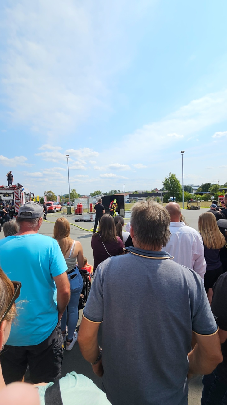 Großes Jubiläumsfest der Freiwilligen Feuerwehr Kemnath begeistert tausende Besucher

Kemnath. Mit einem abwechslungsreichen Programm für die ganze Familie feierte die Freiwillige Feuerwehr Kemnath an diesem Wochenende ihr 160-jähriges Bestehen sowie die Einweihung des neuen Feuerwehrgerätehauses. Das Fest zog zahlreiche Besucher aus Kemnath und der gesamten Region an und zeigte eindrucksvoll, welchen Stellenwert die Feuerwehr als unverzichtbarer Bestandteil des gesellschaftlichen Lebens besitzt.

Besonders der Sonntag stand ganz im Zeichen der Familien. Bereits am Vormittag begann der Festtag nach dem Gottesdienst mit einem gemütlichen Frühschoppen. Am Nachmittag strömten viele Gäste zum Tag der offenen Tür in das neue Feuerwehrhaus, das erstmals umfassend besichtigt werden konnte. Das moderne Gebäude beeindruckte durch seine großzügige Fahrzeughalle, zeitgemäße Technik, Schulungsräume sowie optimale Arbeitsbedingungen für die ehrenamtlichen Einsatzkräfte.

Auch für das leibliche Wohl war bestens gesorgt. Kaffee und eine große Auswahl an hausgemachten Kuchen luden zum Verweilen ein. Viele Besucher nutzten die Gelegenheit, in geselliger Atmosphäre mit Feuerwehrkameradinnen und -kameraden ins Gespräch zu kommen und den Nachmittag gemeinsam zu genießen.

Großen Anklang fanden die zahlreichen Vorführungen und Mitmachaktionen. Kinder und Erwachsene konnten Feuerwehrfahrzeuge aus nächster Nähe betrachten, die Ausrüstung kennenlernen und sich über die vielfältigen Aufgaben der Feuerwehr informieren. Besonders die Fahrzeugausstellung und die Präsentationen der Einsatztechnik machten deutlich, wie vielseitig und anspruchsvoll der Dienst der Feuerwehr heute ist. Für die jüngsten Besucher gab es zahlreiche Attraktionen, sodass keine Langeweile aufkam.

Das Jubiläumswochenende bot darüber hinaus ein abwechslungsreiches Festprogramm. Bereits am Freitag starteten die Feierlichkeiten mit einem Weinabend. Am Samstag folgten ein Tag der offenen Tür sowie ein großer Festabend mit der Stadtkapelle Kemnath und musikalischer Unterhaltung. Der Sonntag bildete schließlich mit Gottesdienst, Frühschoppen und Familienprogramm den gelungenen Abschluss eines rundum erfolgreichen Festwochenendes.

Die Freiwillige Feuerwehr Kemnath blickt inzwischen auf 160 Jahre Geschichte zurück. Seit ihrer Gründung im Jahr 1866 steht sie für ehrenamtlichen Einsatz, technische Kompetenz und gelebte Kameradschaft. Mit dem neuen Feuerwehrgerätehaus wurden zugleich wichtige Voraussetzungen geschaffen, um den wachsenden Anforderungen im Brand- und Katastrophenschutz auch künftig gerecht zu werden. Das Jubiläum war deshalb nicht nur Anlass zum Feiern, sondern auch ein sichtbares Zeichen für die Zukunft der Feuerwehr in Kemnath.

Viele Besucher verließen das Festgelände mit einem durchweg positiven Eindruck. Die gelungene Organisation, die freundliche Atmosphäre, das abwechslungsreiche Programm und die Möglichkeit, hinter die Kulissen der Feuerwehr zu blicken, machten das Jubiläumsfest zu einem besonderen Erlebnis für Jung und Alt. Das Fest zeigte eindrucksvoll, dass die Freiwillige Feuerwehr Kemnath weit mehr ist als eine Einsatzorganisation - sie ist ein wichtiger Bestandteil des gesellschaftlichen Lebens und ein Ort, an dem Gemeinschaft, Hilfsbereitschaft und Ehrenamt gelebt werden.