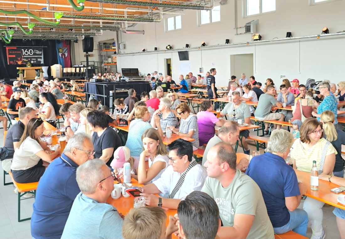 Großes Jubiläumsfest der Freiwilligen Feuerwehr Kemnath begeistert tausende Besucher

Kemnath. Mit einem abwechslungsreichen Programm für die ganze Familie feierte die Freiwillige Feuerwehr Kemnath an diesem Wochenende ihr 160-jähriges Bestehen sowie die Einweihung des neuen Feuerwehrgerätehauses. Das Fest zog zahlreiche Besucher aus Kemnath und der gesamten Region an und zeigte eindrucksvoll, welchen Stellenwert die Feuerwehr als unverzichtbarer Bestandteil des gesellschaftlichen Lebens besitzt.

Besonders der Sonntag stand ganz im Zeichen der Familien. Bereits am Vormittag begann der Festtag nach dem Gottesdienst mit einem gemütlichen Frühschoppen. Am Nachmittag strömten viele Gäste zum Tag der offenen Tür in das neue Feuerwehrhaus, das erstmals umfassend besichtigt werden konnte. Das moderne Gebäude beeindruckte durch seine großzügige Fahrzeughalle, zeitgemäße Technik, Schulungsräume sowie optimale Arbeitsbedingungen für die ehrenamtlichen Einsatzkräfte.

Auch für das leibliche Wohl war bestens gesorgt. Kaffee und eine große Auswahl an hausgemachten Kuchen luden zum Verweilen ein. Viele Besucher nutzten die Gelegenheit, in geselliger Atmosphäre mit Feuerwehrkameradinnen und -kameraden ins Gespräch zu kommen und den Nachmittag gemeinsam zu genießen.

Großen Anklang fanden die zahlreichen Vorführungen und Mitmachaktionen. Kinder und Erwachsene konnten Feuerwehrfahrzeuge aus nächster Nähe betrachten, die Ausrüstung kennenlernen und sich über die vielfältigen Aufgaben der Feuerwehr informieren. Besonders die Fahrzeugausstellung und die Präsentationen der Einsatztechnik machten deutlich, wie vielseitig und anspruchsvoll der Dienst der Feuerwehr heute ist. Für die jüngsten Besucher gab es zahlreiche Attraktionen, sodass keine Langeweile aufkam.

Das Jubiläumswochenende bot darüber hinaus ein abwechslungsreiches Festprogramm. Bereits am Freitag starteten die Feierlichkeiten mit einem Weinabend. Am Samstag folgten ein Tag der offenen Tür sowie ein großer Festabend mit der Stadtkapelle Kemnath und musikalischer Unterhaltung. Der Sonntag bildete schließlich mit Gottesdienst, Frühschoppen und Familienprogramm den gelungenen Abschluss eines rundum erfolgreichen Festwochenendes.

Die Freiwillige Feuerwehr Kemnath blickt inzwischen auf 160 Jahre Geschichte zurück. Seit ihrer Gründung im Jahr 1866 steht sie für ehrenamtlichen Einsatz, technische Kompetenz und gelebte Kameradschaft. Mit dem neuen Feuerwehrgerätehaus wurden zugleich wichtige Voraussetzungen geschaffen, um den wachsenden Anforderungen im Brand- und Katastrophenschutz auch künftig gerecht zu werden. Das Jubiläum war deshalb nicht nur Anlass zum Feiern, sondern auch ein sichtbares Zeichen für die Zukunft der Feuerwehr in Kemnath.

Viele Besucher verließen das Festgelände mit einem durchweg positiven Eindruck. Die gelungene Organisation, die freundliche Atmosphäre, das abwechslungsreiche Programm und die Möglichkeit, hinter die Kulissen der Feuerwehr zu blicken, machten das Jubiläumsfest zu einem besonderen Erlebnis für Jung und Alt. Das Fest zeigte eindrucksvoll, dass die Freiwillige Feuerwehr Kemnath weit mehr ist als eine Einsatzorganisation - sie ist ein wichtiger Bestandteil des gesellschaftlichen Lebens und ein Ort, an dem Gemeinschaft, Hilfsbereitschaft und Ehrenamt gelebt werden.