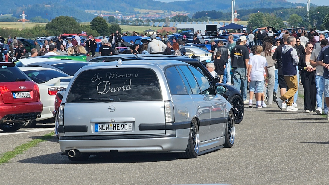 Am Sonntag, 23. August 2026, verwandelte sich der Flugplatz Rosenthal Airfield in Speichersdorf wieder in einen großen Treffpunkt für Fahrzeugfans. Bei „Performance On Wheels – Stage IX“ standen Fahrzeuge unterschiedlichster Art und Baujahre im Mittelpunkt. Bereits zum neunten Mal fand das markenoffene Treffen auf dem weitläufigen Flugplatzgelände statt.
Schon beim Rundgang zeigte sich die enorme Vielfalt: Oldtimer, US-Cars, Motorräder, aufwendig umgebaute Tuningfahrzeuge, Supersportwagen und Lastwagen standen teilweise unmittelbar nebeneinander. Vom liebevoll erhaltenen Klassiker bis zum modernen Fahrzeug mit auffälligen Umbauten gab es für die Besucher jede Menge zu entdecken und natürlich auch zahlreiche interessante Fotomotive.