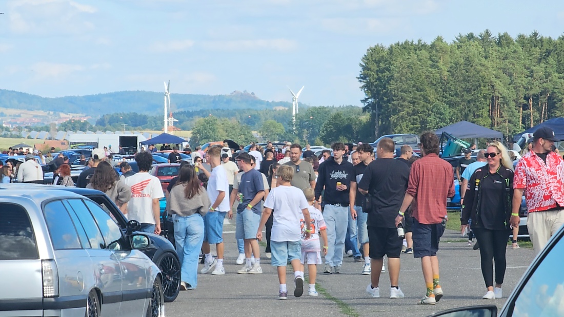 Am Sonntag, 23. August 2026, verwandelte sich der Flugplatz Rosenthal Airfield in Speichersdorf wieder in einen großen Treffpunkt für Fahrzeugfans. Bei „Performance On Wheels – Stage IX“ standen Fahrzeuge unterschiedlichster Art und Baujahre im Mittelpunkt. Bereits zum neunten Mal fand das markenoffene Treffen auf dem weitläufigen Flugplatzgelände statt.
Schon beim Rundgang zeigte sich die enorme Vielfalt: Oldtimer, US-Cars, Motorräder, aufwendig umgebaute Tuningfahrzeuge, Supersportwagen und Lastwagen standen teilweise unmittelbar nebeneinander. Vom liebevoll erhaltenen Klassiker bis zum modernen Fahrzeug mit auffälligen Umbauten gab es für die Besucher jede Menge zu entdecken und natürlich auch zahlreiche interessante Fotomotive.