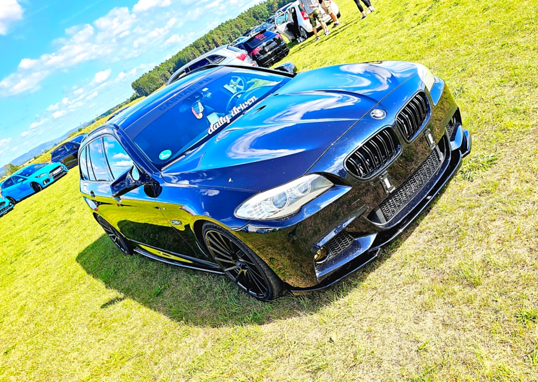 Am Sonntag, 23. August 2026, verwandelte sich der Flugplatz Rosenthal Airfield in Speichersdorf wieder in einen großen Treffpunkt für Fahrzeugfans. Bei „Performance On Wheels – Stage IX“ standen Fahrzeuge unterschiedlichster Art und Baujahre im Mittelpunkt. Bereits zum neunten Mal fand das markenoffene Treffen auf dem weitläufigen Flugplatzgelände statt.
Schon beim Rundgang zeigte sich die enorme Vielfalt: Oldtimer, US-Cars, Motorräder, aufwendig umgebaute Tuningfahrzeuge, Supersportwagen und Lastwagen standen teilweise unmittelbar nebeneinander. Vom liebevoll erhaltenen Klassiker bis zum modernen Fahrzeug mit auffälligen Umbauten gab es für die Besucher jede Menge zu entdecken und natürlich auch zahlreiche interessante Fotomotive.