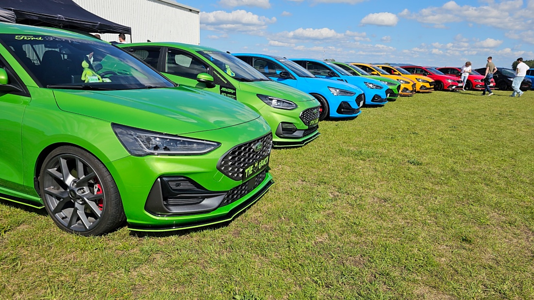Am Sonntag, 23. August 2026, verwandelte sich der Flugplatz Rosenthal Airfield in Speichersdorf wieder in einen großen Treffpunkt für Fahrzeugfans. Bei „Performance On Wheels – Stage IX“ standen Fahrzeuge unterschiedlichster Art und Baujahre im Mittelpunkt. Bereits zum neunten Mal fand das markenoffene Treffen auf dem weitläufigen Flugplatzgelände statt.
Schon beim Rundgang zeigte sich die enorme Vielfalt: Oldtimer, US-Cars, Motorräder, aufwendig umgebaute Tuningfahrzeuge, Supersportwagen und Lastwagen standen teilweise unmittelbar nebeneinander. Vom liebevoll erhaltenen Klassiker bis zum modernen Fahrzeug mit auffälligen Umbauten gab es für die Besucher jede Menge zu entdecken und natürlich auch zahlreiche interessante Fotomotive.