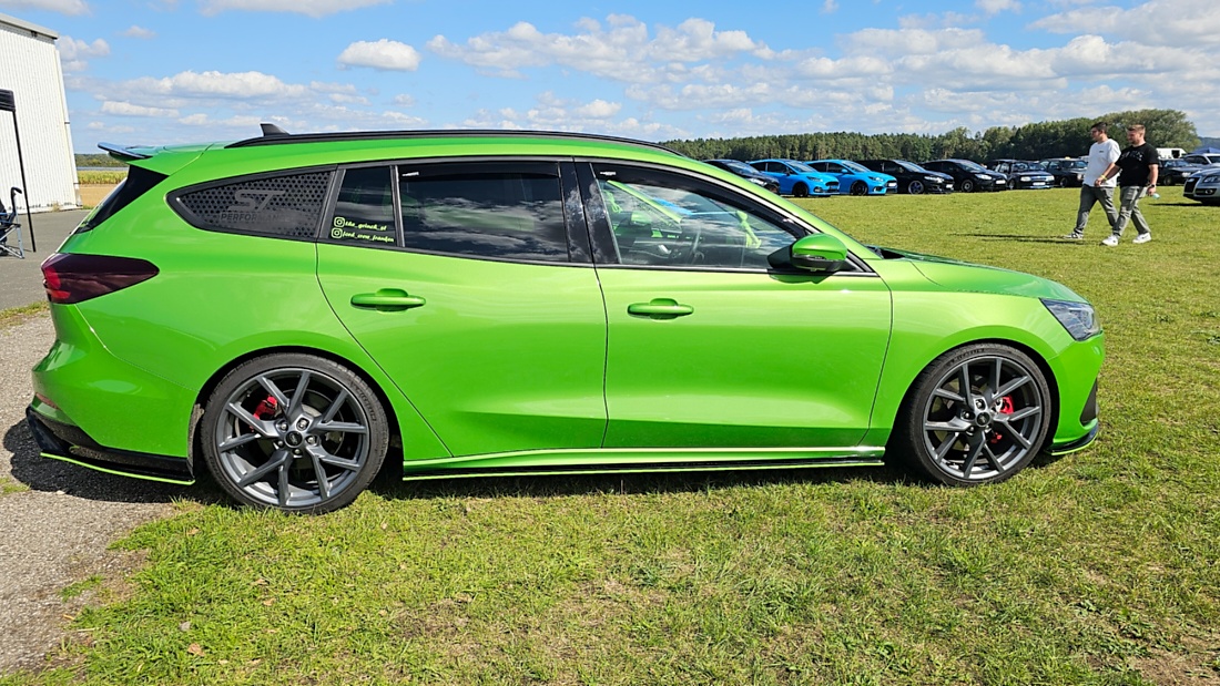 Am Sonntag, 23. August 2026, verwandelte sich der Flugplatz Rosenthal Airfield in Speichersdorf wieder in einen großen Treffpunkt für Fahrzeugfans. Bei „Performance On Wheels – Stage IX“ standen Fahrzeuge unterschiedlichster Art und Baujahre im Mittelpunkt. Bereits zum neunten Mal fand das markenoffene Treffen auf dem weitläufigen Flugplatzgelände statt.
Schon beim Rundgang zeigte sich die enorme Vielfalt: Oldtimer, US-Cars, Motorräder, aufwendig umgebaute Tuningfahrzeuge, Supersportwagen und Lastwagen standen teilweise unmittelbar nebeneinander. Vom liebevoll erhaltenen Klassiker bis zum modernen Fahrzeug mit auffälligen Umbauten gab es für die Besucher jede Menge zu entdecken und natürlich auch zahlreiche interessante Fotomotive.