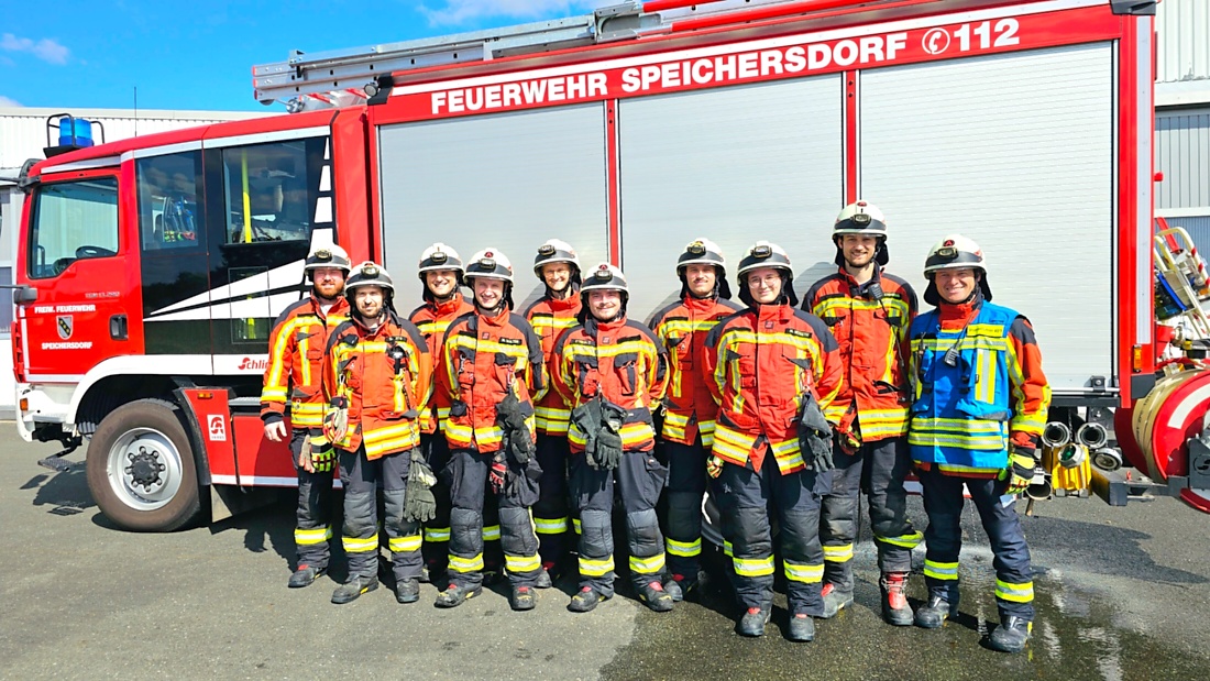 Löschte ein brennendes Fahrzeug in Speichersdorf - FFW Speichersdorf.

Am Sonntag, 23. August 2026, verwandelte sich der Flugplatz Rosenthal Airfield in Speichersdorf wieder in einen großen Treffpunkt für Fahrzeugfans. Bei ..Performance On Wheels – Stage IX“ standen Fahrzeuge unterschiedlichster Art und Baujahre im Mittelpunkt. Bereits zum neunten Mal fand das markenoffene Treffen auf dem weitläufigen Flugplatzgelände statt.
Schon beim Rundgang zeigte sich die enorme Vielfalt: Oldtimer, US-Cars, Motorräder, aufwendig umgebaute Tuningfahrzeuge, Supersportwagen und Lastwagen standen teilweise unmittelbar nebeneinander. Vom liebevoll erhaltenen Klassiker bis zum modernen Fahrzeug mit auffälligen Umbauten gab es für die Besucher jede Menge zu entdecken und natürlich auch zahlreiche interessante Fotomotive.
