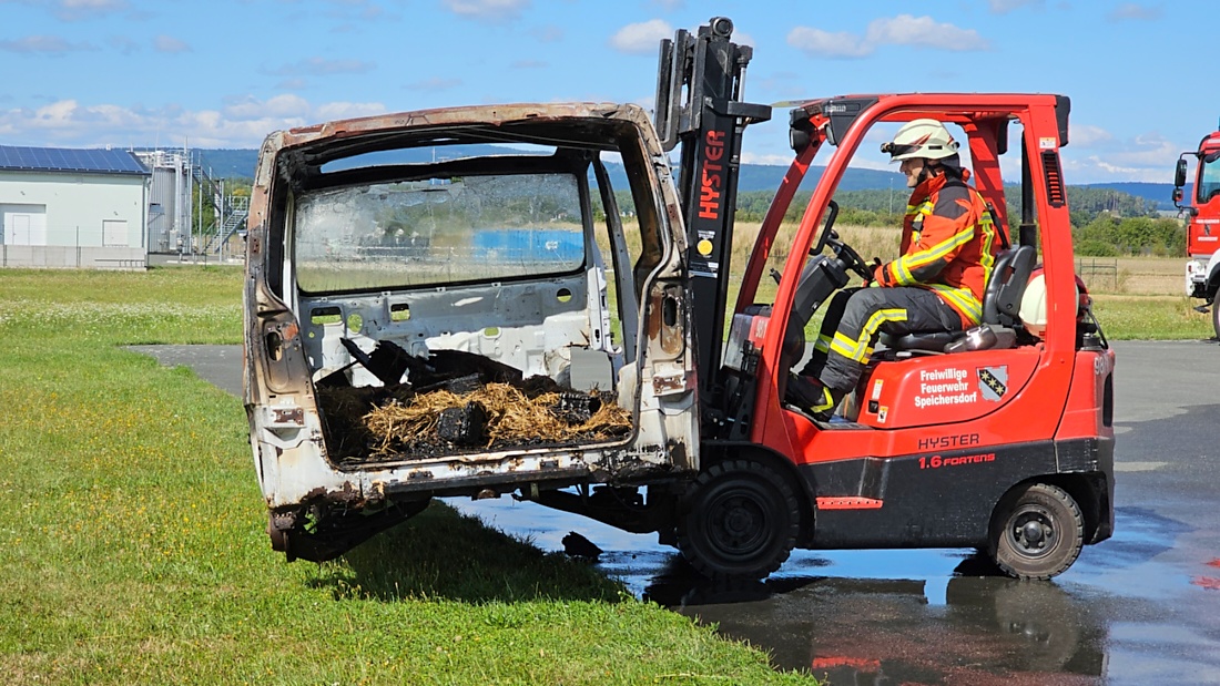 Am Sonntag, 23. August 2026, verwandelte sich der Flugplatz Rosenthal Airfield in Speichersdorf wieder in einen großen Treffpunkt für Fahrzeugfans. Bei „Performance On Wheels – Stage IX“ standen Fahrzeuge unterschiedlichster Art und Baujahre im Mittelpunkt. Bereits zum neunten Mal fand das markenoffene Treffen auf dem weitläufigen Flugplatzgelände statt.
Schon beim Rundgang zeigte sich die enorme Vielfalt: Oldtimer, US-Cars, Motorräder, aufwendig umgebaute Tuningfahrzeuge, Supersportwagen und Lastwagen standen teilweise unmittelbar nebeneinander. Vom liebevoll erhaltenen Klassiker bis zum modernen Fahrzeug mit auffälligen Umbauten gab es für die Besucher jede Menge zu entdecken und natürlich auch zahlreiche interessante Fotomotive.